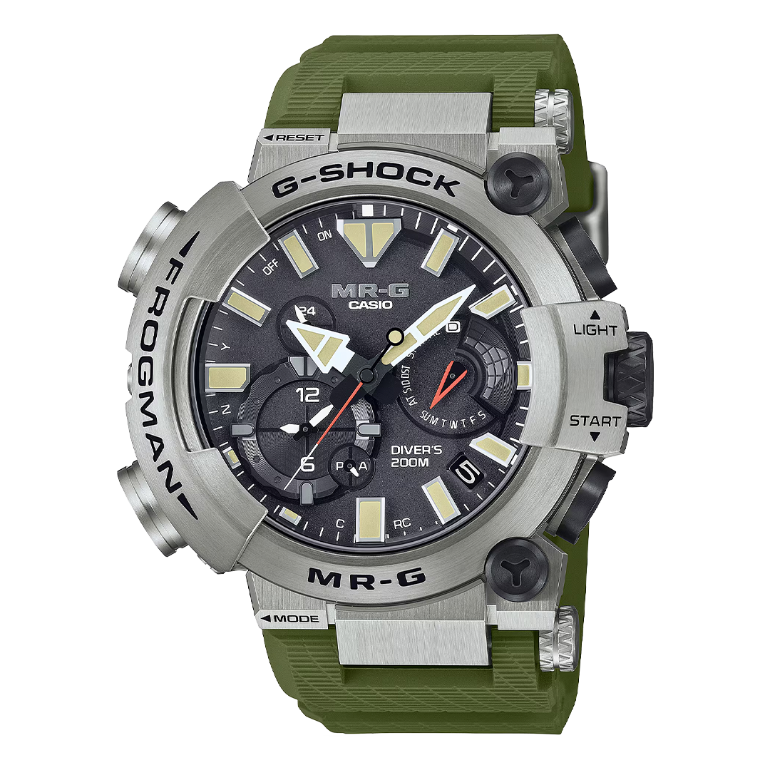 型番:MRG-BF1000RG-3AJR<br />
ケース径:49.7mm<br />
防水機能:200m潜水用防水<br />
ブルートゥース搭載電波ソーラー<br />
<br />
<br />
価格:572,000円(税込)<br />
<br />
<br />
スタッフの一言:<br />
<br />
世界最大のカエル「ゴライアスガエル」をモチーフにした本格的ダイバーモデル<br />
<br />
カジュアルな服装によく似あうカラーリングをしています<br />
<br />
ミリタリーテイストが好きな方におススメしたい1本です<br />
<br />
<br />
お問い合わせやご予約などは、こちらをクリックしてください↓<br />
https://kobayashi-tokeiten.com/inquiryform/<br />
「グレッシブを見た」と型番などの記載もお願いします<br />
グレッシブ担当までご連絡いただけると、よりスムーズな対応をさせていただきます<br />