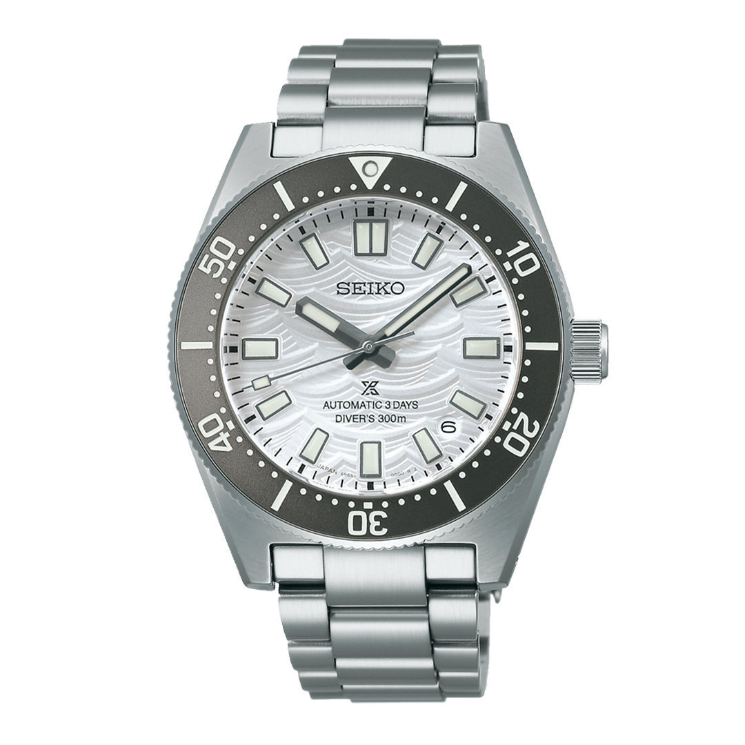 型番：SBDC213<br />
ケース径：40ｍｍ<br />
防水機能：300ｍ空気潜水用防水<br />
ムーブメント：自動巻き<br />
<br />
<br />
価格：192,500円（税込）<br />
<br />
<br />
スタッフの一言：<br />
<br />
セイコーダイバーズウオッチ 60周年記念で登場した限定本数6000本（うち国内2000本）の特別モデル<br />
<br />
波打つシルバー文字盤は光の当たり方で表情を変えてくれます<br />
<br />
視認性の高いダイバーズウォッチをお探しの方におススメしたい1本です<br />
<br />
<br />
お問い合わせやご予約などは、こちらをクリックしてください↓<br />
https://kobayashi-tokeiten.com/inquiryform/<br />
「グレッシブを見た」と型番などの記載もお願いします<br />
グレッシブ担当までご連絡いただけると、よりスムーズな対応をさせていただきます