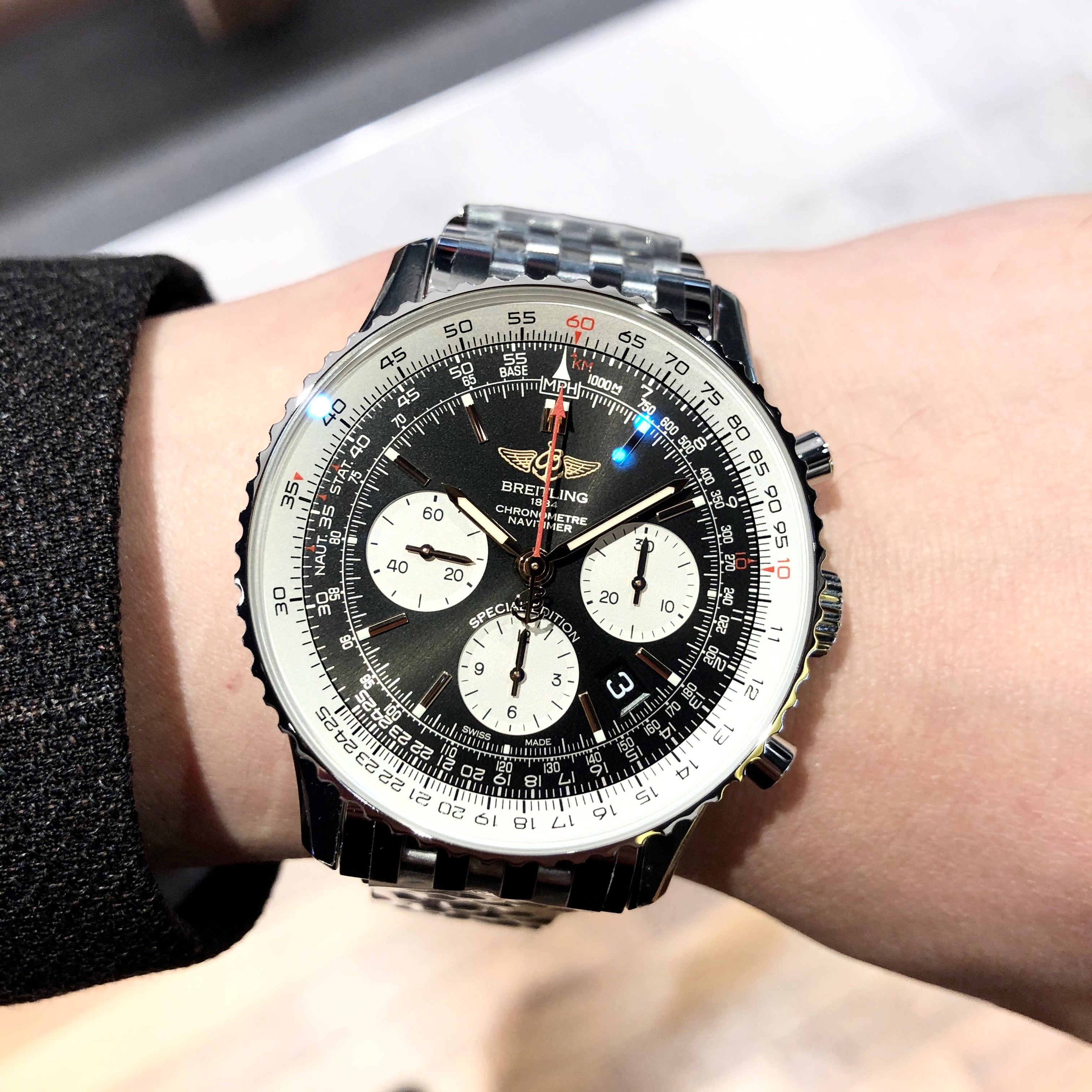 [BREITLING (ブライトリング)]<br />
<br />
【日本限定】ナビタイマーB01クロノグラフ43ジャパンエディション<br />
<br />
Ref.AB0121A11B1A1<br />
<br />
¥1,040,000+税<br />
<br />
<br />
<br />
今年の注目モデル！<br />
<br />
ブライトリングナビタイマー B01 クロノグラフ 43 ジャパンエディション入荷しました！<br />
<br />
日本人の腕にフィットする43ｍｍサイズ。<br />
<br />
ブライトリングというブランドを<br />
<br />
牽引し続けてきたナビタイマー。<br />
<br />
そのナビタイマーの中でも、<br />
<br />
特別にスイスが日本の為に製造してくれた<br />
<br />
ウィングマークのナビタイマー。<br />
<br />
さりげなく<br />
<br />
ゴールドの針やインデックスが大変かっこいいモデルです！！<br />
