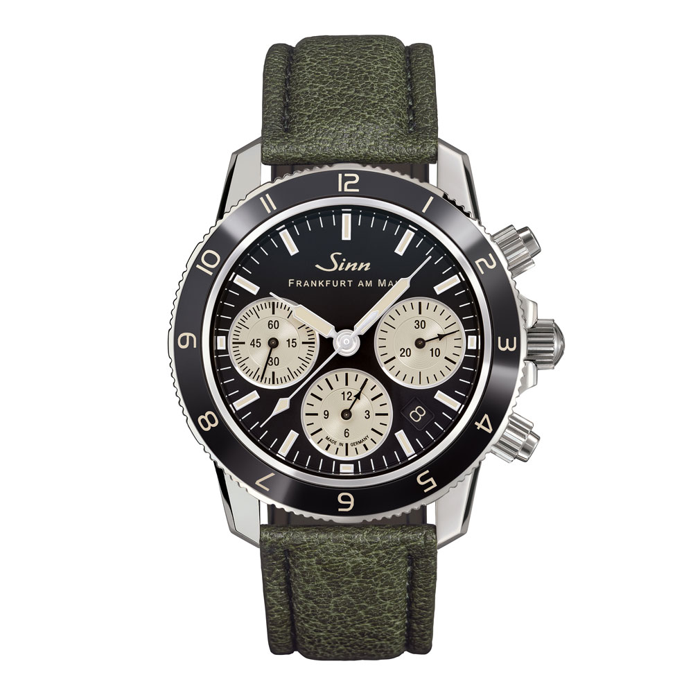 [Sinn (ジン)正規取り扱い商品]<br />
<br />
【世界限定600本】<br />
<br />
103.KLASSIK12<br />
<br />
Ref.103.KLASSIK12<br />
<br />
¥583,000 (税込)<br />
<br />
50年以上にわたり、<br />
<br />
継続的にジンのコレクションの中心となってきた<br />
<br />
103シリーズに誕生したクラシックな<br />
<br />
パイロット・クロノグラフ103.KLASSIK12は、<br />
<br />
ジンの60周年を祝うにふさわしい600本限定の特別モデルです。<br />
<br />
このモデルにより103に初めて採用された<br />
<br />
セラミックス製のベゼルインサートは、<br />
<br />
卓越した硬度とすぐれた耐傷性を特徴としています。<br />
<br />
ジン独自の特殊結合方式で固定された回転ベゼルは、<br />
<br />
第二時間帯を表示するための12時間のスケールを備えています。<br />
<br />
ベゼルに刻まれた数字は<br />
<br />
エイジングしたようなアイボリーカラーを採用し、<br />
<br />
3つのカウンター、インデックス、夜光もこの色に統一されており、<br />
<br />
クラシックなイメージを高めています。<br />
<br />
さらに、ブランドの記念日を祝うため、<br />
<br />
光沢のあるブラックダイヤルには<br />
<br />
「Sinn」という文字とともに、<br />
<br />
ジンの本拠地でありこの時計の生産地でもある<br />
<br />
「フランクフルト・アム・マイン」の文字が記されています。<br />
<br />
シースルーバックの裏蓋には、限定番号のほか、<br />
<br />
「1961-2021」の文字と60周年を意味するドイツ語の<br />
<br />
「60 JAHRE」の刻印が施されています。<br />
<br />
103.KLASSIK12には、<br />
<br />
標準装備のダークグリーンのワイルドボアレザーストラップのほかに、<br />
<br />
ブラックの型押しカウレザーストラップ１本と、<br />
<br />
60周年記念パッチが付属されます。