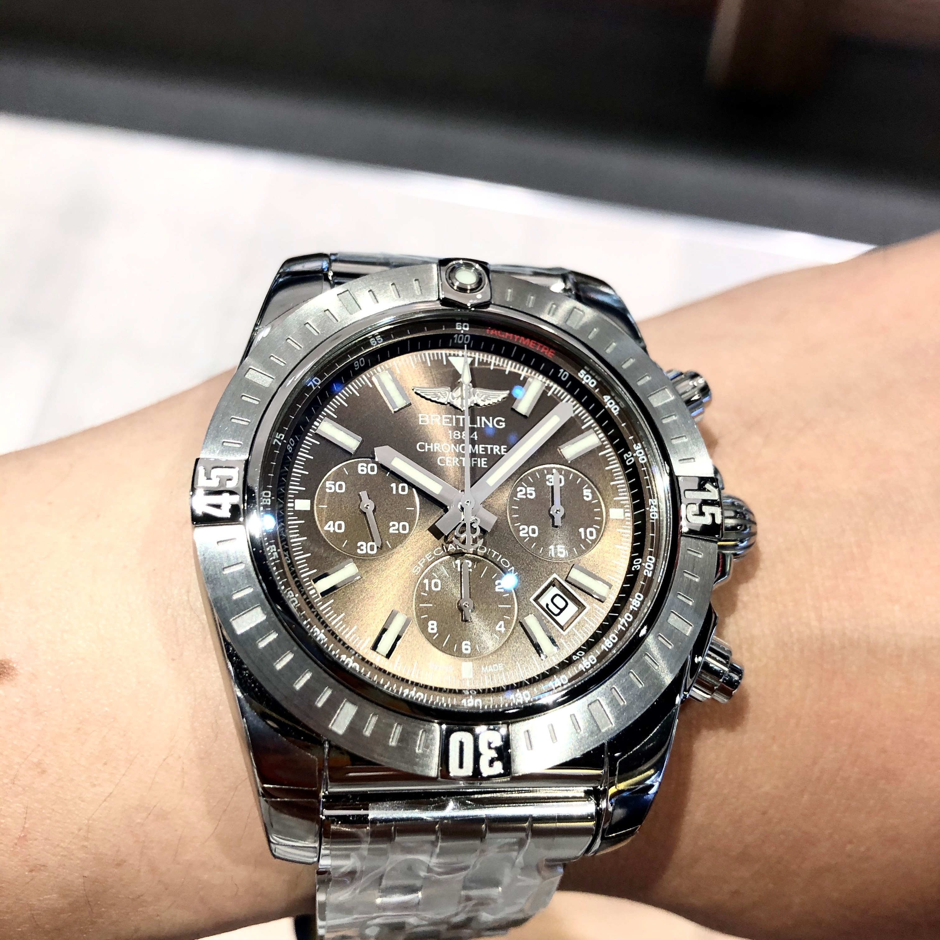 [BREITLING (ブライトリング)]<br />
<br />
【日本限定】クロノマットJSP<br />
<br />
Ref.AB011511/Q623/388A<br />
<br />
¥860,000+税<br />
<br />
<br />
本日のご紹介は、<br />
<br />
ブライトリング　クロノマットJSP。<br />
<br />
その中でも、<br />
<br />
生産本数の大変少ない<br />
<br />
ブラウンカラー（ブランズカラー）の<br />
<br />
クロノマットJSPをご紹介です。<br />
<br />
<br />
ブラウンというカラーは、<br />
<br />
自然にも多くあり、<br />
<br />
私たちに大変なじみのある色だと思いますが、<br />
<br />
ブライトリングをはじめ、<br />
<br />
多くの時計メーカーの文字盤カラーに採用されることの少ないカラーです。<br />
<br />
<br />
そのような珍しいカラーにも関わらず、<br />
<br />
決して使いにくいカラーではなく、<br />
<br />
様々なお洋服や、シチュエーションに、<br />
<br />
すんなりと馴染んでくれる、<br />
<br />
とっても心強いカラーです。<br />
<br />
しかも、<br />
<br />
品のある高級感を演出もしてくれます。<br />
<br />
大変珍しくなってきていますので、<br />
<br />
気になる方はお早めに♪<br />
