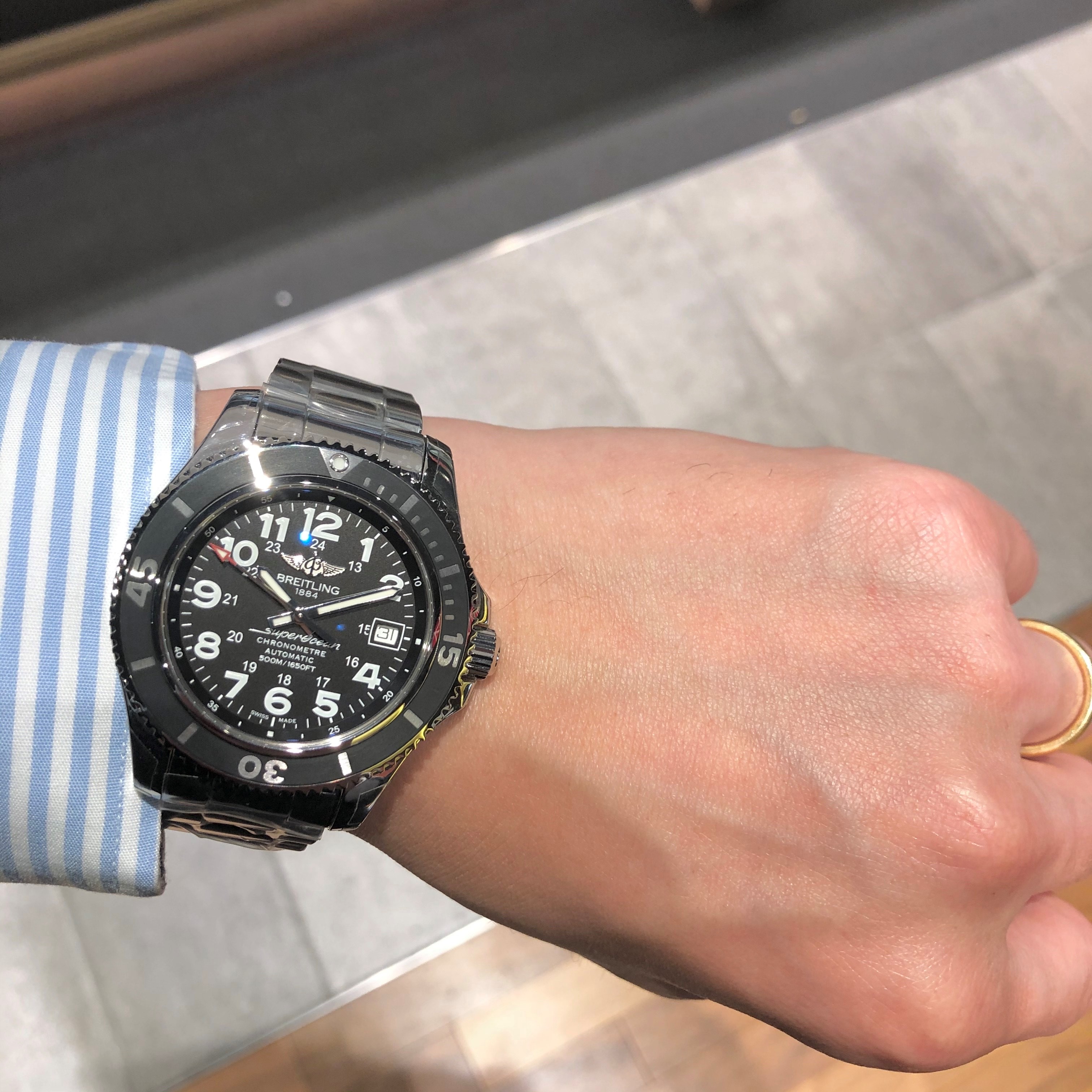 [BREITLING (ブライトリング)]<br />
<br />
【生産終了・希少モデル】<br />
<br />
スーパーオーシャン　42<br />
<br />
Ref.A182B67PSS<br />
<br />
¥410,000+税<br />
<br />
<br />
ブライトリングのホームページには載ってない！<br />
<br />
スーパーオーシャン！<br />
<br />
そうなんです！！<br />
<br />
このスーパーオーシャン。<br />
<br />
生産終了になり、<br />
<br />
ブライトリングホームページに載らなくなってしまったくらい<br />
<br />
数が少なくなってまいりました。<br />
<br />
<br />
現行モデルに比べ、<br />
<br />
針や文字盤に艶があり、<br />
<br />
アラビア数字がぐるっと入っていますので、<br />
<br />
一見カジュアルに見えるのですが、<br />
<br />
大変高級感と、<br />
<br />
スポーティーさが融合してかっこいいです！！<br />
<br />
<br />
ケースやブレスレットが<br />
<br />
艶有りのポリッシュ仕上げというところも、<br />
<br />
高級時計らしさがあってかっこいいです！！<br />
