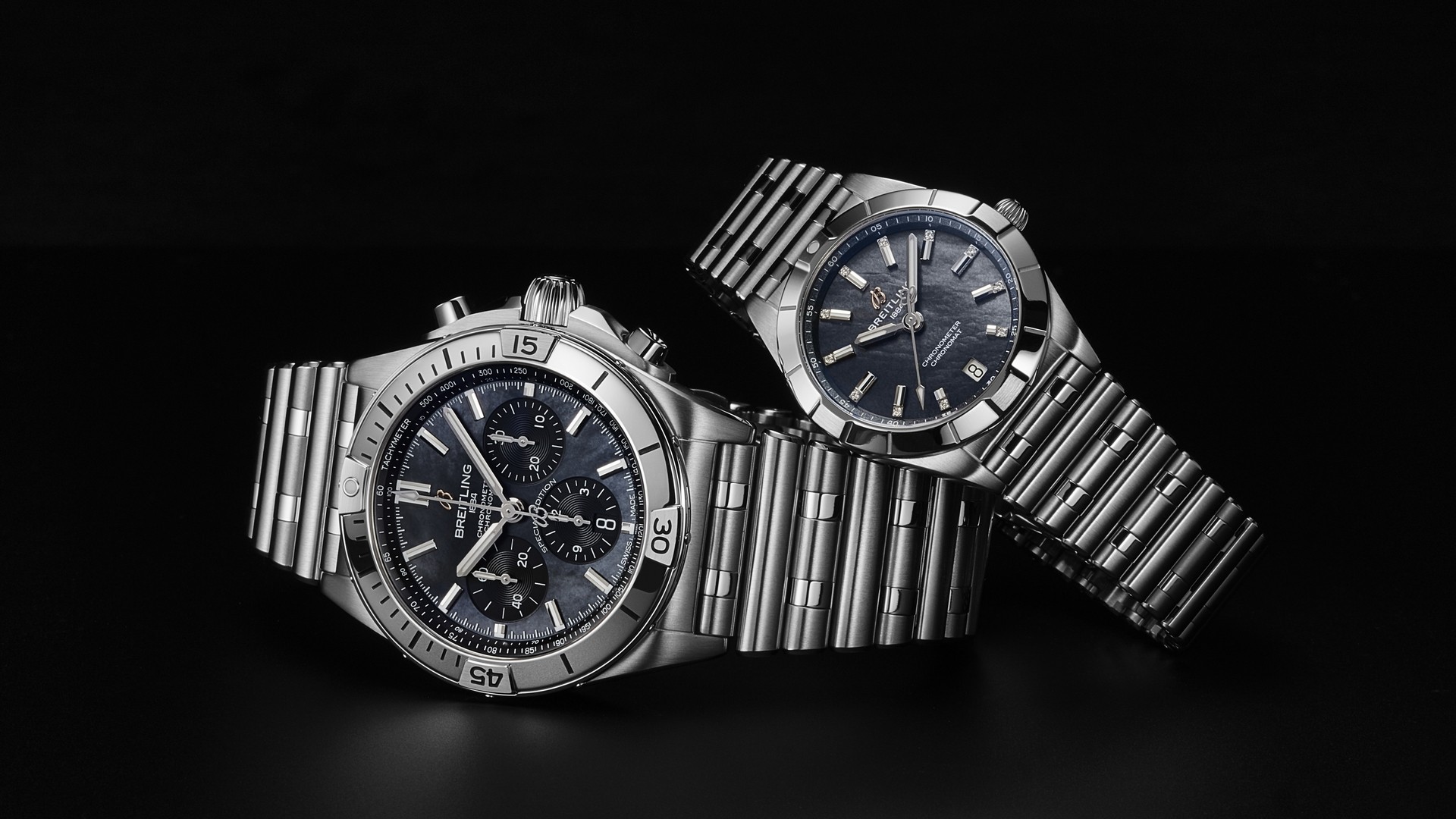 左：[BREITLING (ブライトリング)正規取り扱い商品]<br />
<br />
クロノマット B01 42 ジャパン エディション<br />
<br />
Ref.AB0134101B3A1<br />
<br />
¥1,166,000 (税込)<br />
<br />
 <br />
<br />
右：[BREITLING (ブライトリング)正規取り扱い商品]<br />
<br />
クロノマット 32 ジャパン エディション<br />
<br />
Ref.A77310101B1A1<br />
<br />
¥599,500 (税込)<br />
<br />
 <br />
<br />
2020年、ブライトリングは活動的で<br />
<br />
目的意識を持つスタイリッシュな女性に向けて、<br />
<br />
クロノマット初のレディースモデルを発表しました。<br />
<br />
そのルーツは1980年代まで遡り、モダンレトロな雰囲気があります。<br />
<br />
スポーティーでありながらエレガントで、<br />
<br />
シーンを選ばず着用できる万能なモデルです。<br />
<br />
サイズやカラー、素材など多彩なバリエーションを展開しています。<br />
<br />
この度、クロノマット レディースコレクションに、<br />
<br />
初めてブラックマザー オブ パールを配した日本限定モデルが登場しました！<br />
<br />
32㎜径のケースにブラック マザー オブ パール文字盤を採用し、<br />
<br />
インデックスにはダイヤモンドをセッティング。<br />
<br />
クロノマット B01 42 ジャパン エディション ブラック マザー オブ パールの<br />
<br />
ペアウォッチとしてもおすすめです。<br />
<br />
 <br />
<br />
 <br />
<br />
クロノマット レディースコレクション初となる日本限定モデルには、<br />
<br />
前身モデルである、ギャラクティック29でも大変人気のあった<br />
<br />
ブラックマザー オブ パール文字盤を採用しました。<br />
<br />
真珠母貝の文字盤は、<br />
<br />
その唯一無二の美しさから日本では常に高い人気を誇るディティールです。<br />
<br />
このモデルは、ブラック マザー オブ パールを採用し、<br />
<br />
シックなブラックのダイヤルに天然素材ならではの美しい色彩が見てとれます。<br />
<br />
インデックスには11個のダイヤモンドをセッティングし、<br />
<br />
一層エレガントな印象になっています。<br />
<br />
腕になじむ32mmのケースには、<br />
<br />
精度と信頼性における最高の認定基準である<br />
<br />
COSC認定SuperQuartz™クロノメーターの<br />
<br />
ブライトリング キャリバー77を搭載しています。<br />
<br />
機能性と美しさを兼ね備えたタイムピースです。<br />
<br />
また、2021年6月初旬に発表されたばかりの<br />
<br />
クロノマット B01 42 ジャパン エディション ブラック マザー オブ パールとの<br />
<br />
ペアウォッチとしてもおすすめです。