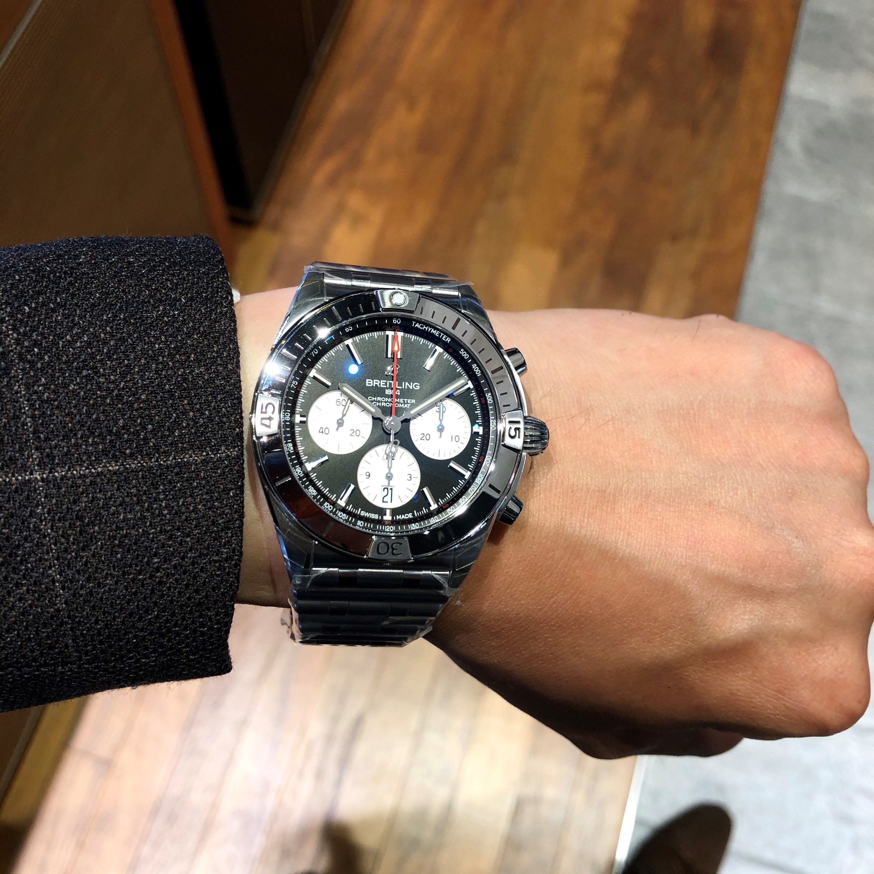 [BREITLING (ブライトリング)]<br />
<br />
【2020年新作】クロノマットB01クロノグラフ42<br />
<br />
Ref.AB0134101B1A1<br />
<br />
¥890,000+税<br />
<br />
<br />
待望の新作、<br />
<br />
2020年新作ブライトリングクロノマットB01クロノグラフ42<br />
<br />
サンプルですが、ご覧いただけます！<br />
<br />
サテン仕上げの部分が多いですが、<br />
<br />
角の部分をポリッシュにすることで、<br />
<br />
上品な高級感を出しています。<br />
<br />
また、<br />
<br />
クラシックな雰囲気のルーローブレスレットも、<br />
<br />
サイズ調整するととっても着け心地が良さそうです。<br />
<br />
ベゼルのポリッシュの感じも、<br />
<br />
今までの感じと違ってかっこいいです。<br />
<br />
<br />
そして、<br />
<br />
42mmとサイズダウンをしたわけですが、<br />
<br />
試着してみると、<br />
<br />
物足りなさは一切なく、<br />
<br />
今までのクロノマットと同じくらいの存在感があります。<br />
<br />
<br />
ぜひ店頭でご覧ください♪