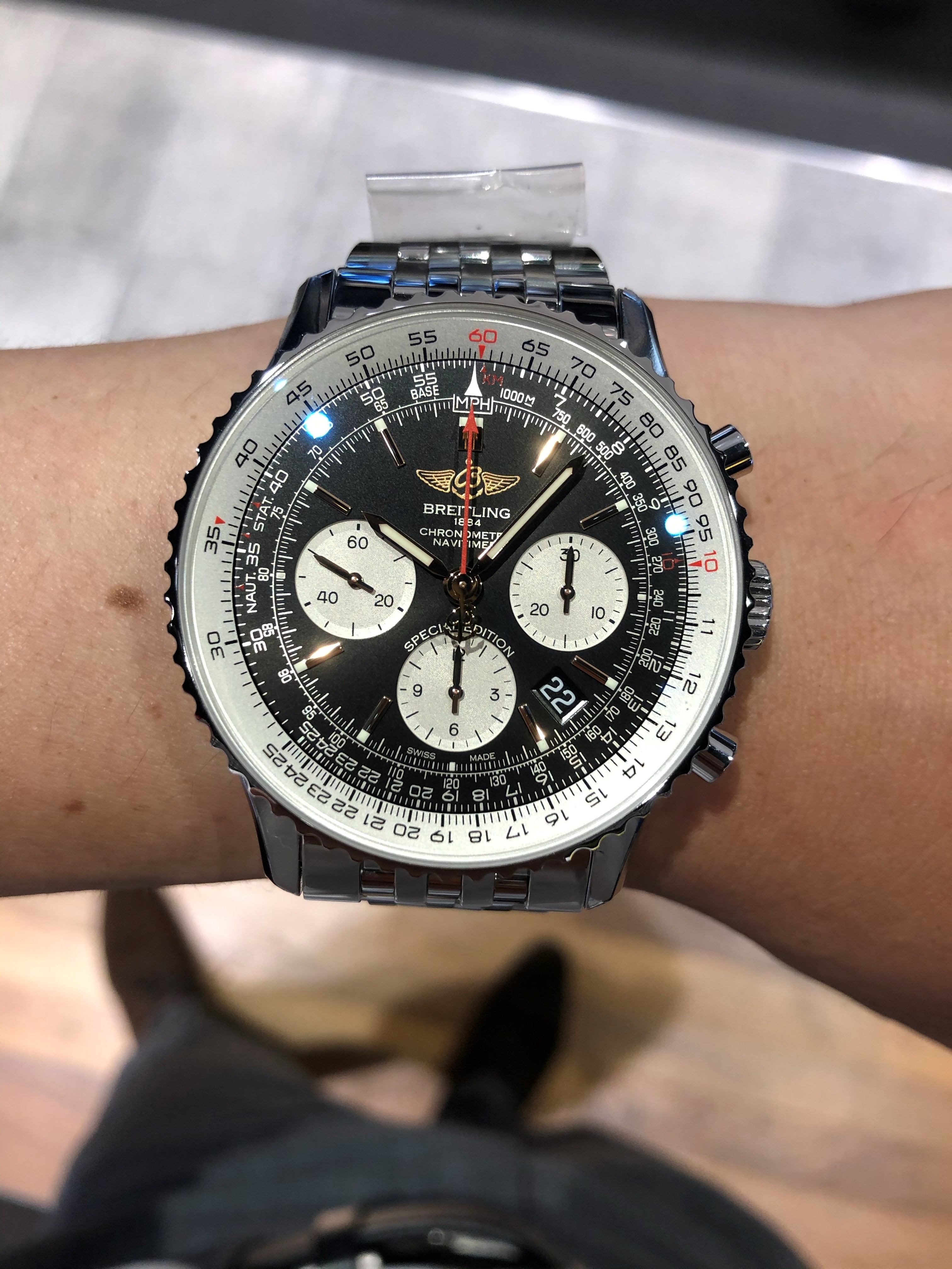 [BREITLING (ブライトリング)]<br />
<br />
【日本限定】<br />
<br />
ナビタイマーB01クロノグラフ43ジャパンエディション<br />
<br />
Ref.AB0121A11B1A1<br />
<br />
¥1,040,000+税<br />
<br />
<br />
今日のご紹介は、<br />
<br />
ブライトリング　ナビタイマーB01クロノグラフ43ジャパンエディション<br />
<br />
です。<br />
<br />
ブライトリングといえばやっぱりウィングマークという方には、<br />
<br />
大人気のウィングマークのナビタイマーです。<br />
<br />
<br />
通常モデルとは違い、<br />
<br />
ゴールドのインデックスや針が、<br />
<br />
より高級感を増したデザインでかっこいいです！<br />
<br />
<br />
ナビタイマーはなんと言っても、<br />
<br />
「計器」らしい見た目の<br />
<br />
回転計算尺が魅力ですよね！！<br />
<br />
実際に使える機能ですので、<br />
<br />
難しいですが使いこなすととってもかっこいいですよ！！<br />
<br />
<br />
スイスからのクロノグラフ出荷数№１の<br />
<br />
クロノグラフメーカーの、<br />
<br />
代表モデル。<br />
<br />
7連ブレスレットも大変着け心地が良いので<br />
<br />
ぜひ体感してください！！！！