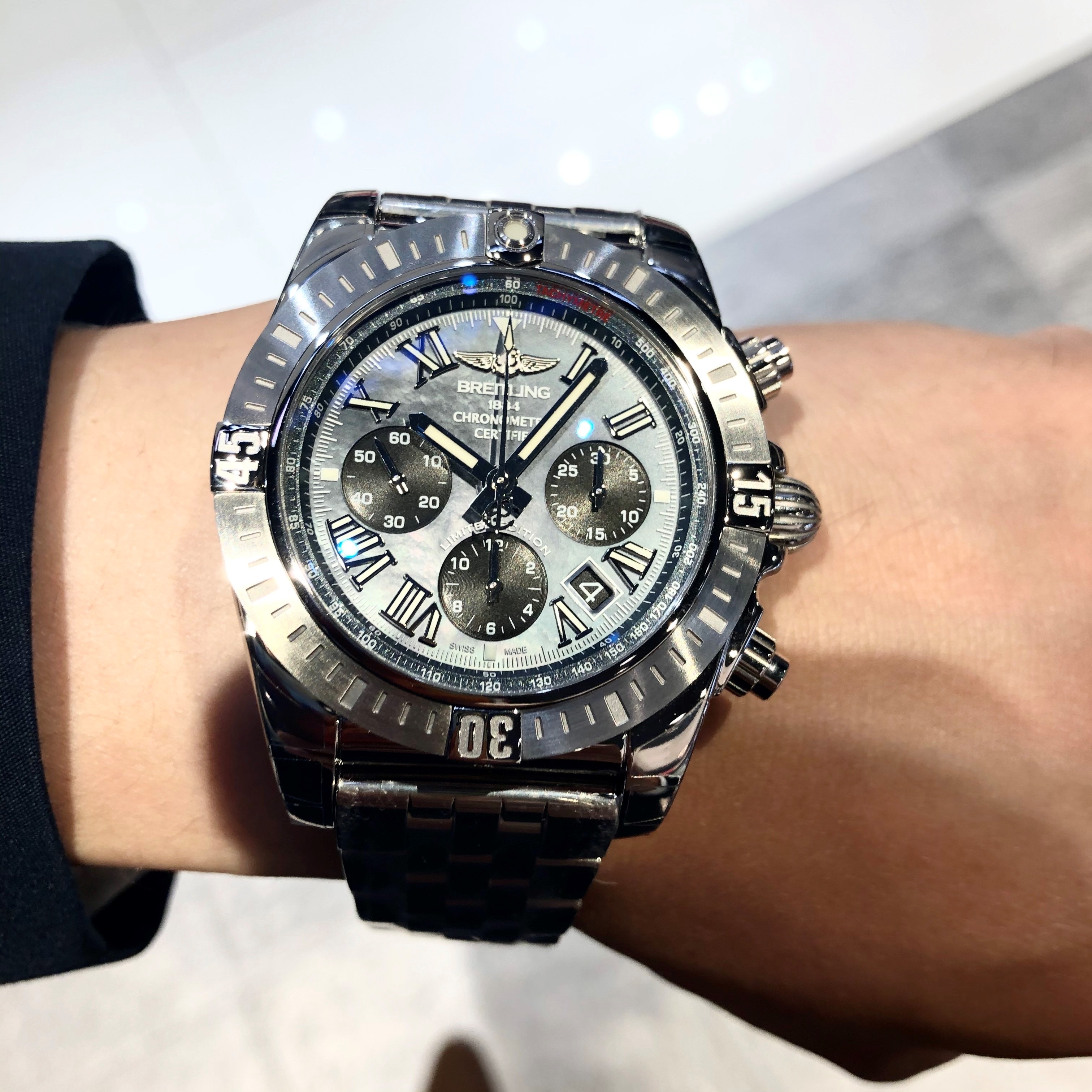 [BREITLING (ブライトリング)]<br />
<br />
【日本限定500本】<br />
<br />
クロノマットJSPローマンインデックスブラックマザーオブパールリミテッド<br />
<br />
Ref.AB01153A1B1A1<br />
<br />
¥1,080,000+税<br />
<br />
日本で大人気のブライトリングクロノマット、<br />
<br />
今年2020年の限定モデル入荷しております！！<br />
<br />
新クロノマットには、<br />
<br />
展開のないマザーオブパール（MOP）文字盤。<br />
<br />
そして、<br />
<br />
日本では大変人気のあるローマ数字のインデックス。<br />
<br />
日本人のみなさま、<br />
<br />
惹かれませんか？<br />
<br />
私はとっても惹かれます。<br />
<br />
そして、<br />
<br />
とってもみなさんにおすすめしたいです！！<br />
<br />
<br />
男らしいクロノマットJSP。<br />
<br />
ぜひ味わって下さい！！<br />
