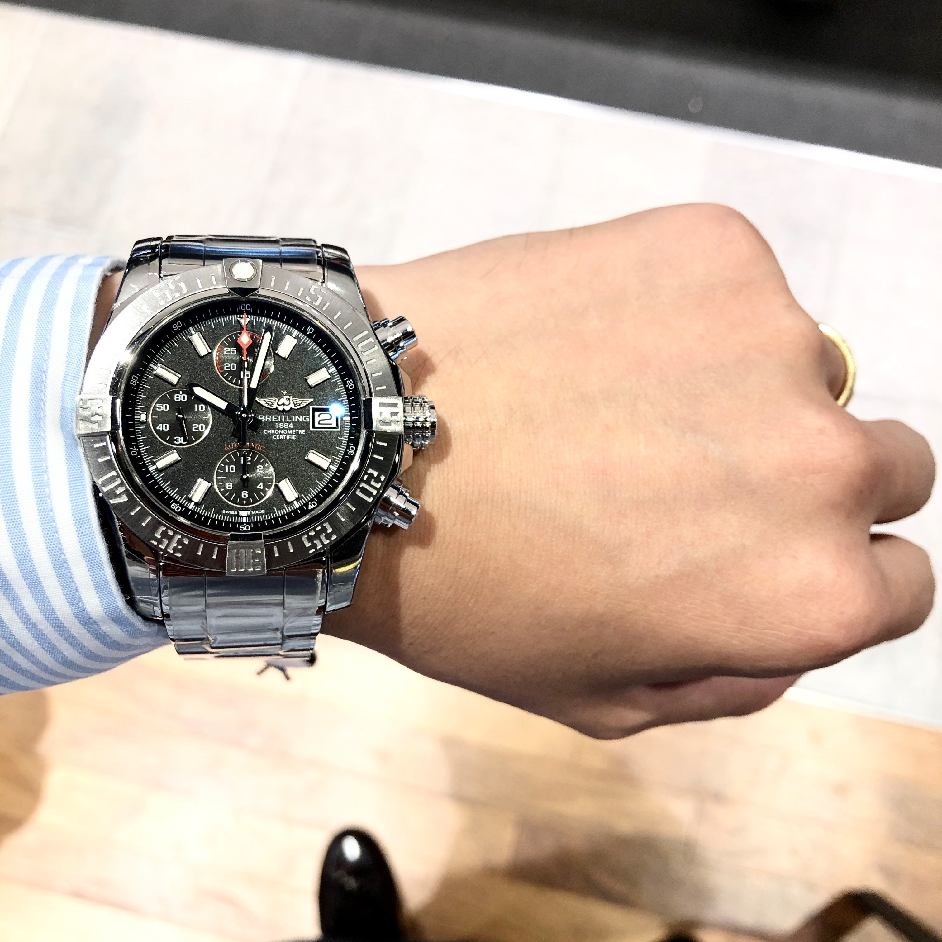 [BREITLING (ブライトリング)]<br />
<br />
【生産終了・希少モデル】アベンジャー Ⅱ<br />
<br />
Ref.A339B-1PSS<br />
<br />
¥610,000+税<br />
<br />
<br />
モデルチェンジに伴い、<br />
<br />
生産終了になった<br />
<br />
残り少なくなってきているブライトリングアベンジャーⅡ<br />
<br />
在庫ございます！！！<br />
<br />
現行モデルと違い、<br />
<br />
より無骨で男らしいデザインのアベンジャーⅡ。<br />
<br />
全体的に艶のあるポリッシュ仕上げで、<br />
<br />
大変高級感もあります。<br />
<br />
そして、<br />
<br />
スポーティーさを感じさせる<br />
<br />
文字盤の赤の差し色がかっこいいです！！<br />
<br />
ぜひ気になる方はお早めに！！！<br />
<br />
<br />
ブライトリングフェア好評開催中！！