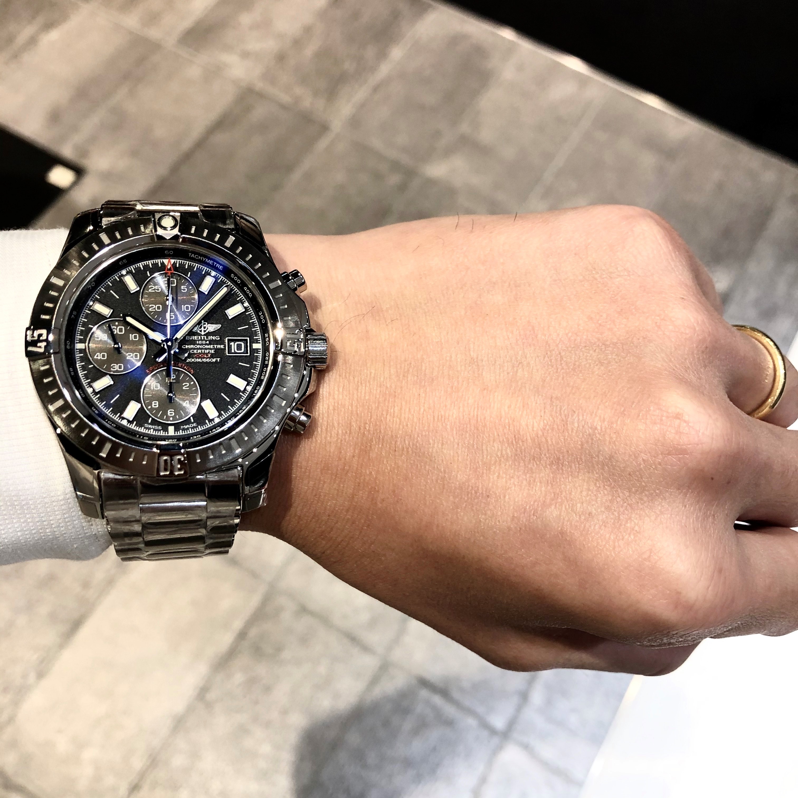 [BREITLING (ブライトリング)]<br />
<br />
【日本限定】コルト クロノグラフ オート ジャパン エディション<br />
<br />
Ref.A181BPCS<br />
<br />
¥550,000+税<br />
<br />
<br />
ハイコストパフォーマンスのブライトリング<br />
<br />
日本限定コルト クロノグラフ オート ジャパン エディション<br />
<br />
再入荷しました！！<br />
<br />
ブライトリングらしく、<br />
<br />
無骨で男らしいデザイン。<br />
<br />
落ち着いたグレーとブラックを用いた文字盤。<br />
<br />
高級感がありながら、<br />
<br />
存在感もある44㎜サイズ。<br />
<br />
大変おすすめな1本です！！