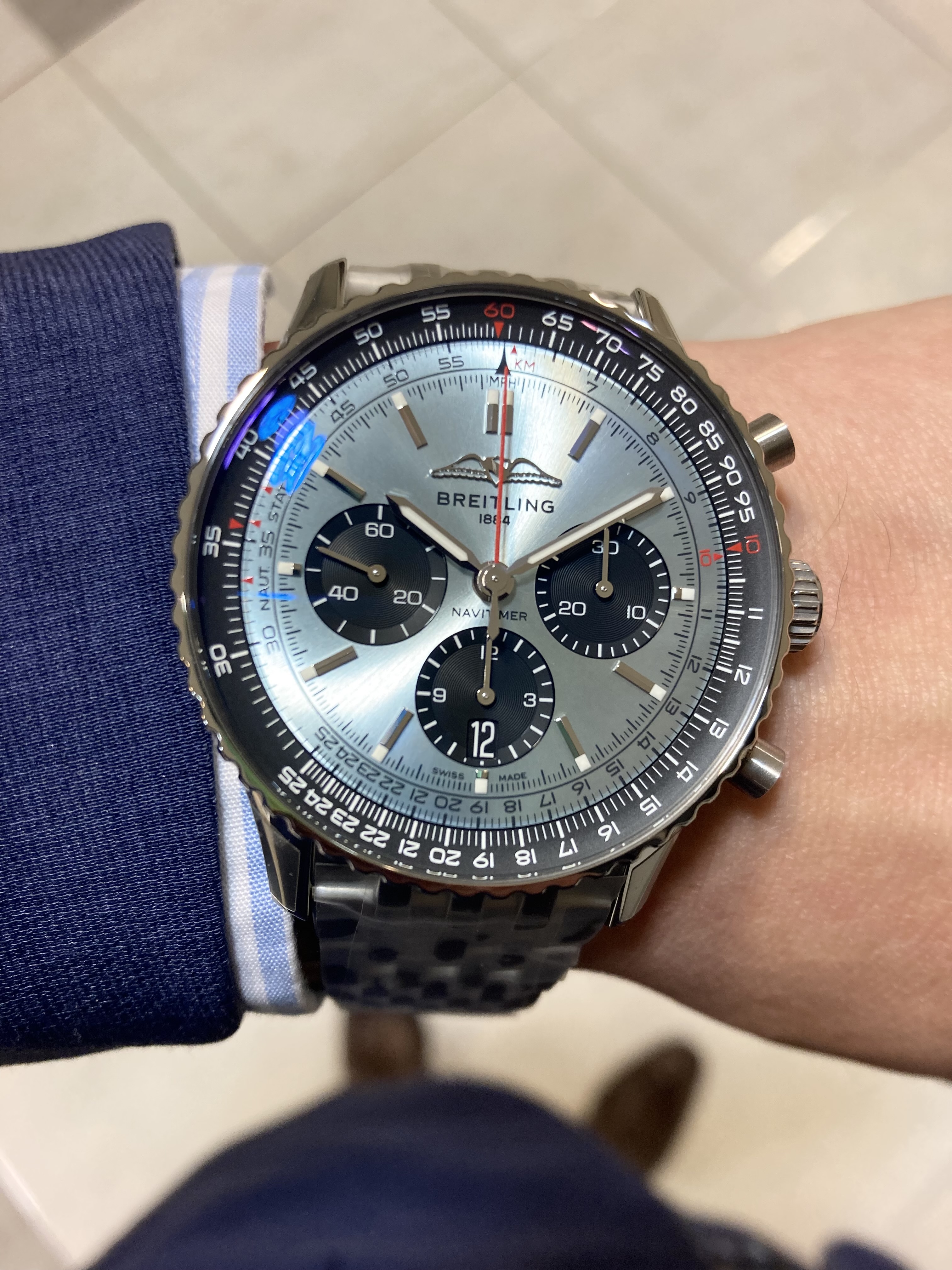 BREITLING<br />
ナビタイマー B01 クロノグラフ 43<br />
品番 AB0138241C1A1<br />
￥1,122,000（税込）<br />
<br />
<br />
<br />
ブライトリングのアイコニックなパイロット向けクロノグラフ – その旅路。<br />
<br />
1952年、ウィリー・ブライトリングは、パイロットが飛行に必要な計算をすべて行える、<br />
手首装着型の回転計算尺付きクロノグラフを開発しました。<br />
<br />
2年後、そのデザインは、国際オーナーパイロット協会（AOPA）の公式タイムピースのデザインとして発表されました。<br />
<br />
「ナビゲーションタイマー」、すなわち「ナビタイマー」の誕生です。<br />
<br />
AOPAは（今でも）世界最大のパイロットクラブであり、<br />
米国のほぼすべての飛行士を会員としていました。<br />
<br />
民間航空全盛の時代、ナビタイマーは事実上のパイロットウォッチとして、<br />
航空会社の機長や航空愛好家たちに愛用されました。<br />
<br />
1962年には、宇宙飛行士スコット・カーペンターの手首に装着され、宇宙へも進出しました。<br />
<br />
そして、このウォッチの抗いがたい美しさに惹かれたのは、パイロットだけではありません。<br />
<br />
マイルス・デイヴィスやセルジュ・ゲンズブールといった当時のセレブリティにも愛用され、<br />
ナビタイマーは機能とスタイルを兼ね備えていることを証明しました。<br />
<br />
70年前の発売以来、ブライトリングのアイコンには数多くのモデルが製造されてきましたが、<br />
この新しいナビタイマーはその最もクラシックな特徴を保ちながらも、<br />
現代に即した改良を加えています。<br />
<br />
平らにした回転計算尺とドーム型クリスタルで、<br />
よりスリムでクラシックな雰囲気が増しています。<br />
<br />
ポリッシュとサテン仕上げを交互に施したブレスレットを採用したことで、<br />
光沢を出しつつも控えめな印象になりました。<br />
<br />
また特筆すべきは、このブルーダイヤルです。<br />
このアイスブルーの文字盤はクラシックとモダンの融合を<br />
うまく表しています！<br />
<br />
そして、AOPAの翼が本来の12時位置に戻ったことも、<br />
ノスタルジーを換気するアップデートと言えるでしょう。<br />
<br />
ブライトリングのオリジナルパイロットウォッチは、<br />
70年間、飛行士にもトレンドセッターにも変わらず愛されてきました。<br />
宇宙飛行士や地上のビッグスターたちも身に着けるこのウォッチは、<br />
ブライトリングの最もアイコニックなタイムピースであり、<br />
史上最も有名なウォッチの一つです。<br />
<br />
美しいクラシックなナビタイマー。<br />
ご注文承ります。<br />
ぜひご検討ください。