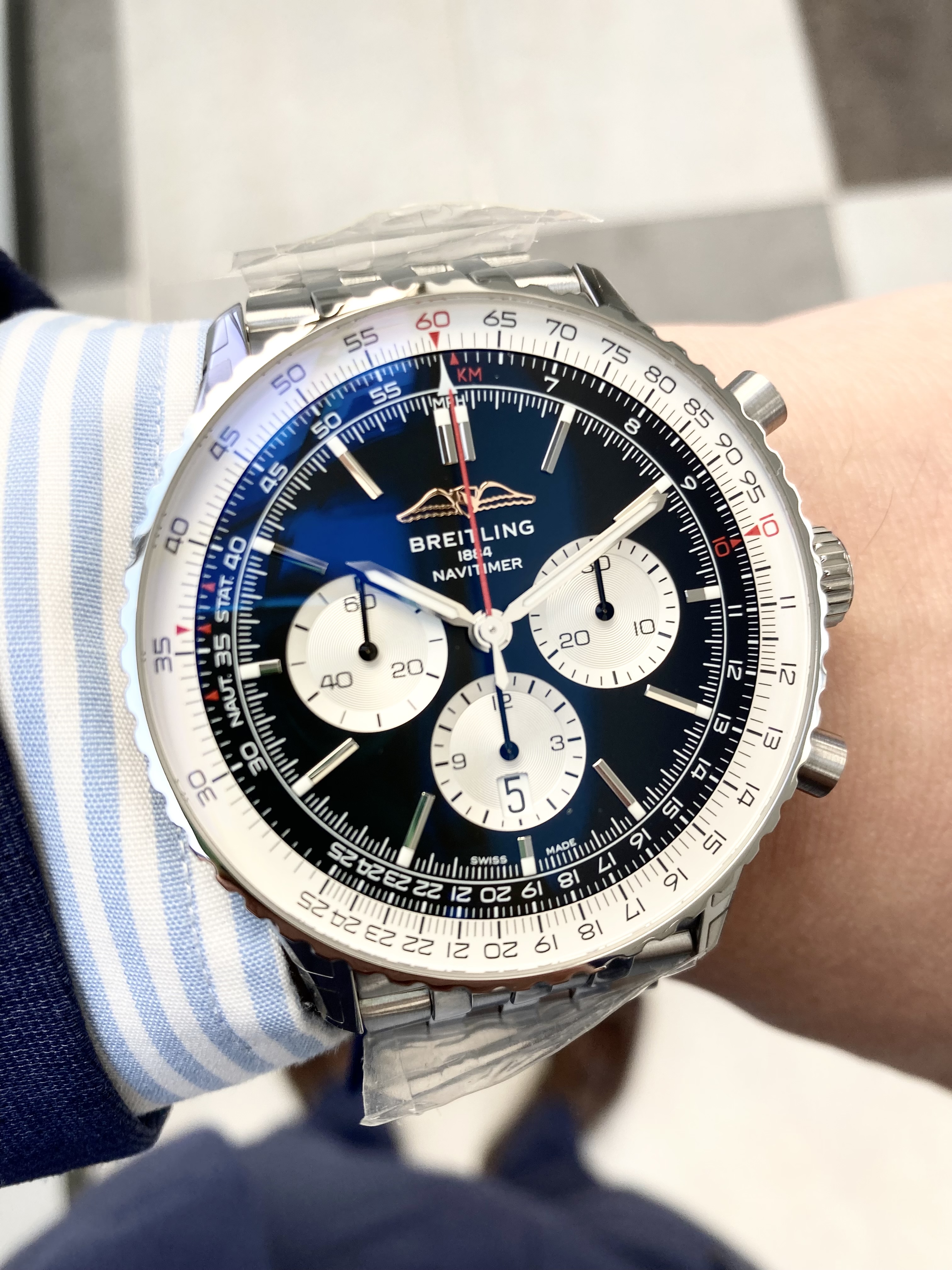 BREITLING<br />
ナビタイマー B01 クロノグラフ 46<br />
品番 AB0137211B1A1<br />
￥1,144,000（税込）<br />
<br />
<br />
<br />
<br />
1952年、ウィリー・ブライトリングは、パイロットが飛行に必要な計算をすべて行える、<br />
手首装着型の回転計算尺付きクロノグラフを開発しました。<br />
<br />
2年後、そのデザインは、<br />
国際オーナーパイロット協会（AOPA）の公式タイムピースのデザインとして発表されました。<br />
<br />
「ナビゲーションタイマー」、すなわち「ナビタイマー」の誕生です。<br />
AOPAは（今でも）世界最大のパイロットクラブであり、<br />
米国のほぼすべての飛行士を会員としていました。<br />
<br />
民間航空全盛の時代、ナビタイマーは事実上のパイロットウォッチとして、<br />
航空会社の機長や航空愛好家たちに愛用され続けられています。<br />
<br />
1962年には、宇宙飛行士スコット・カーペンターの手首に装着され、宇宙へも進出しました。<br />
<br />
そして、このウォッチの抗いがたい美しさに惹かれたのは、<br />
パイロットだけではありません。<br />
<br />
マイルス・デイヴィスやセルジュ・ゲンズブールといった当時のセレブリティにも愛用され、<br />
ナビタイマーは機能とスタイルを兼ね備えていることを証明しました。<br />
<br />
70年前の発売以来、ブライトリングのアイコンには数多くのモデルが製造されてきましたが、<br />
この新しいナビタイマーはその最もクラシックな特徴を保ちながらも、<br />
現代に即した改良を加えています。<br />
<br />
平らにした回転計算尺とドーム型クリスタルで、よりスリムな外観を実現。<br />
<br />
ポリッシュとサテン仕上げを交互に施した金属部品を採用したことで、<br />
光沢を出しつつも控えめな印象に。<br />
<br />
AOPAの翼が本来の12時位置に戻ったことも、<br />
ノスタルジーを換気するアップデートと言えるでしょう。<br />
<br />
ブライトリングのオリジナルパイロットウォッチは、<br />
70年間、飛行士にもトレンドセッターにも変わらず愛されてきました。<br />
<br />
宇宙飛行士や地上のビッグスターたちも身に着けるこのウォッチは、<br />
ブライトリングの最もアイコニックなタイムピースであり、史上最も有名なウォッチの一つです。<br />
<br />
世界的に人気のある46㎜のブライトリングナビタイマー。<br />
ぜひご検討ください！<br />
