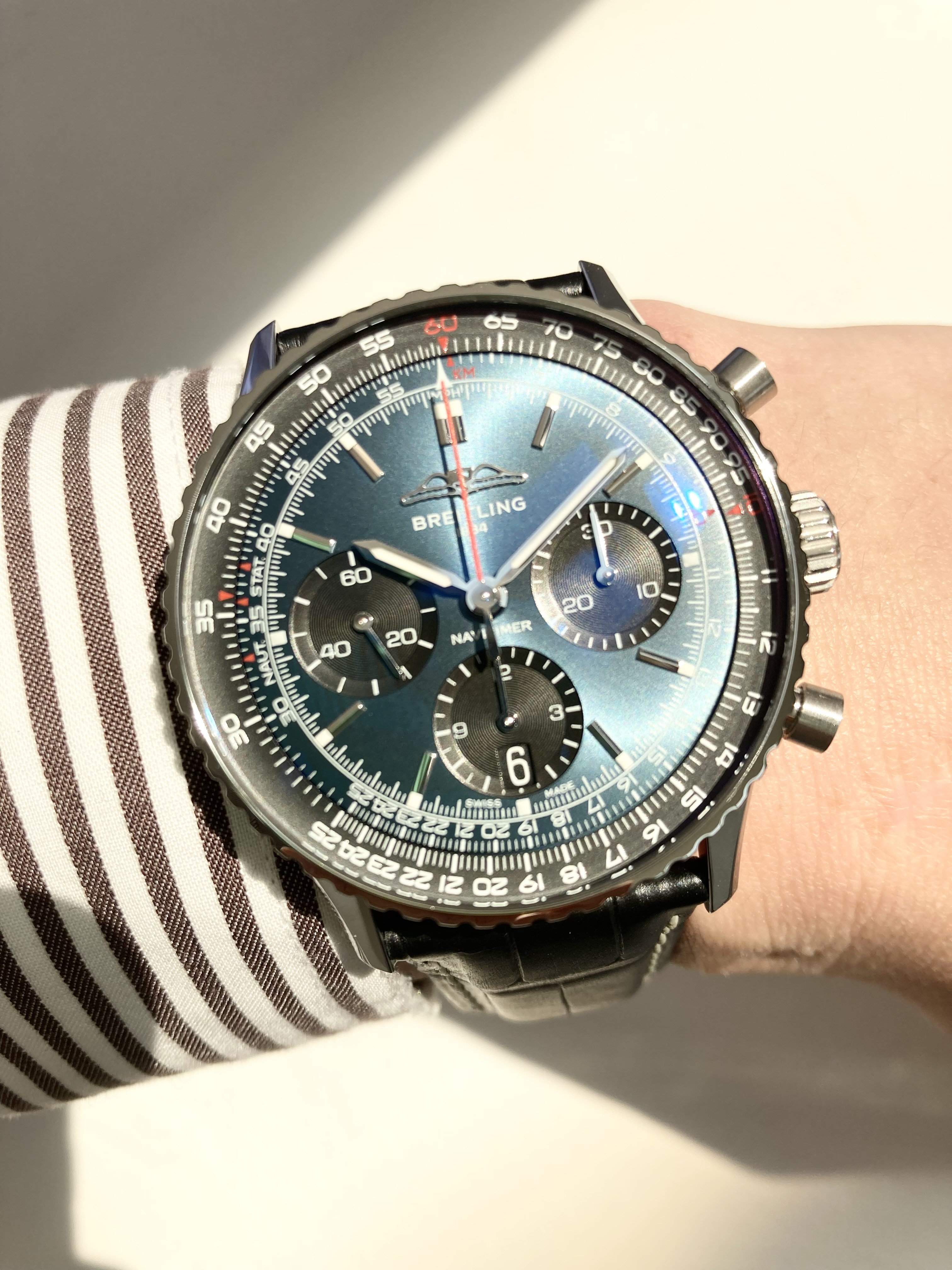 BREITLING<br />
ナビタイマー B01 クロノグラフ 41<br />
品番 AB0139241C1P1<br />
￥1,050,500（税込）<br />
<br />
<br />
<br />
新しくモデルチェンジが行われた<br />
ブライトリング　ナビタイマー B01 クロノグラフ 41。<br />
<br />
その中でも、<br />
実は一番変化があったのが、<br />
この41㎜サイズのナビタイマーではないでしょうか？？<br />
<br />
前モデルでは、<br />
ムーブメントが自社キャリバーではなかったものが、<br />
今回は自社キャリバー搭載となり、<br />
シースルーバックではなかった、<br />
裏ブタもシースルーバック仕様となり、<br />
内部のムーブメントをご覧頂く事が出来るようになり、<br />
メーカー保証も5年となっております。<br />
<br />
41㎜という少し小振りで、<br />
よりクラシックな雰囲気を味わい、<br />
ムーブメントの良さも体感したい！<br />
という方にはおすすめのモデルです！<br />
<br />
ぜひご検討ください！！<br />
<br />
