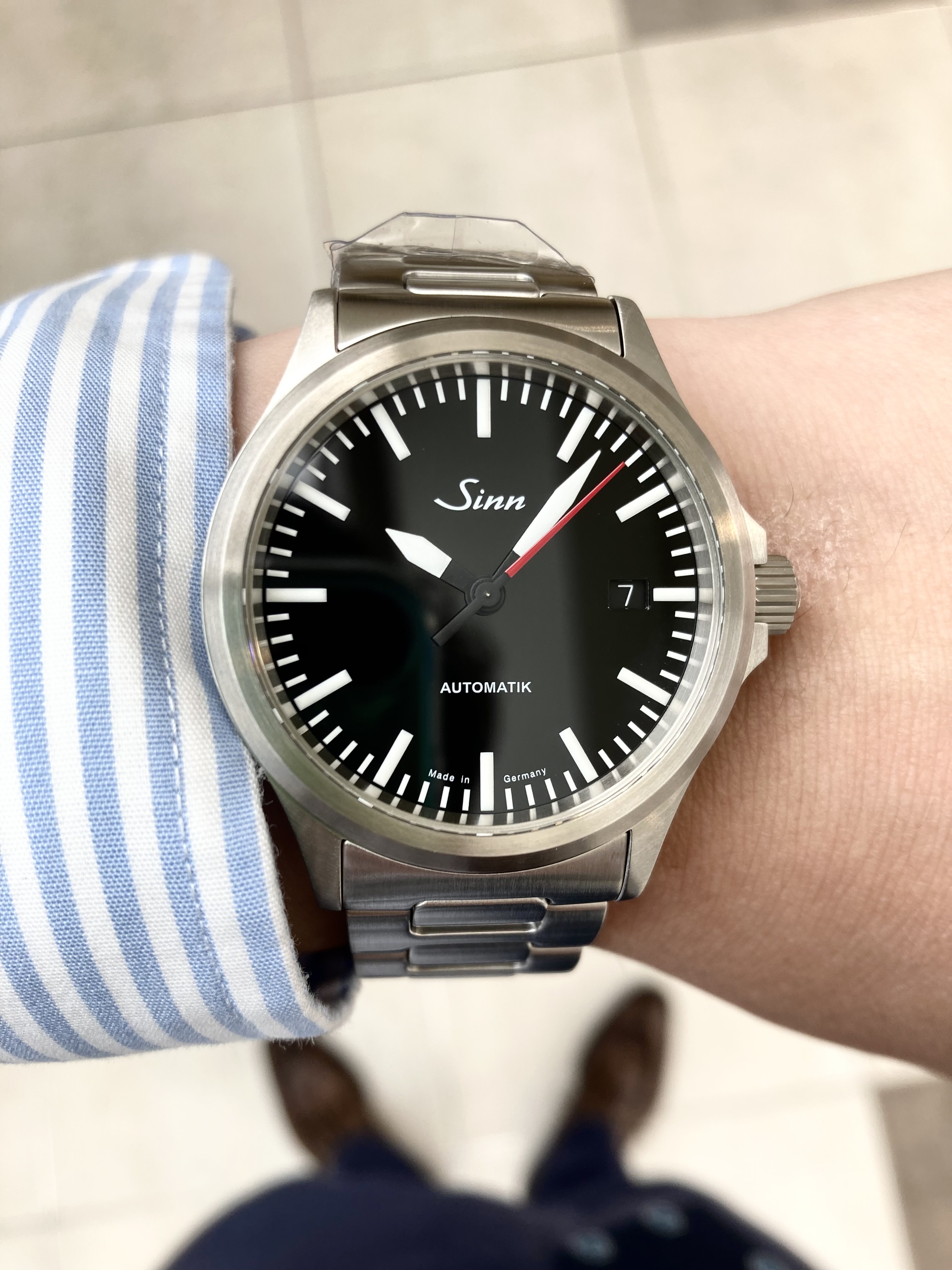 SINN<br />
556.I.RS<br />
品番 556.I.RS 3M<br />
￥264,000（税込）<br />
<br />
<br />
<br />
<br />
ジン556.I.RSは、<br />
時計の必要最小限の機能である時・分・秒と日付表示のみに特化した<br />
シンプルなデザインを持つ556シリーズの基本モデル556.Mに赤い秒針を採用したモデルです。<br />
<br />
航空機のコックピットクロック由来の読み取りやすいダイヤルと、<br />
ソリッド感の高いサテン仕上げのステンレススチールケースは<br />
スポーティでありながらエレガントな外観を作り出しています。<br />
<br />
両面無反射サファイアクリスタルと<br />
内部の繊細な機械式ムーブメントを眺めることができるシースルーの裏面、<br />
20気圧の防水性能もシリーズに共通した仕様です。<br />
<br />
赤い秒針は、<br />
わずかに艶感のあるダイヤルの黒とインデックスの白というモノトーンの配色に、<br />
絶対的な存在感を示しながら、<br />
調和のとれたコントラストを生み出しています。<br />
<br />
ミリタリーウォッチの印象が強いジンですが、<br />
ビジネスでもお使い頂けるモデルがたくさんあります！<br />
<br />
ぜひご検討ください！