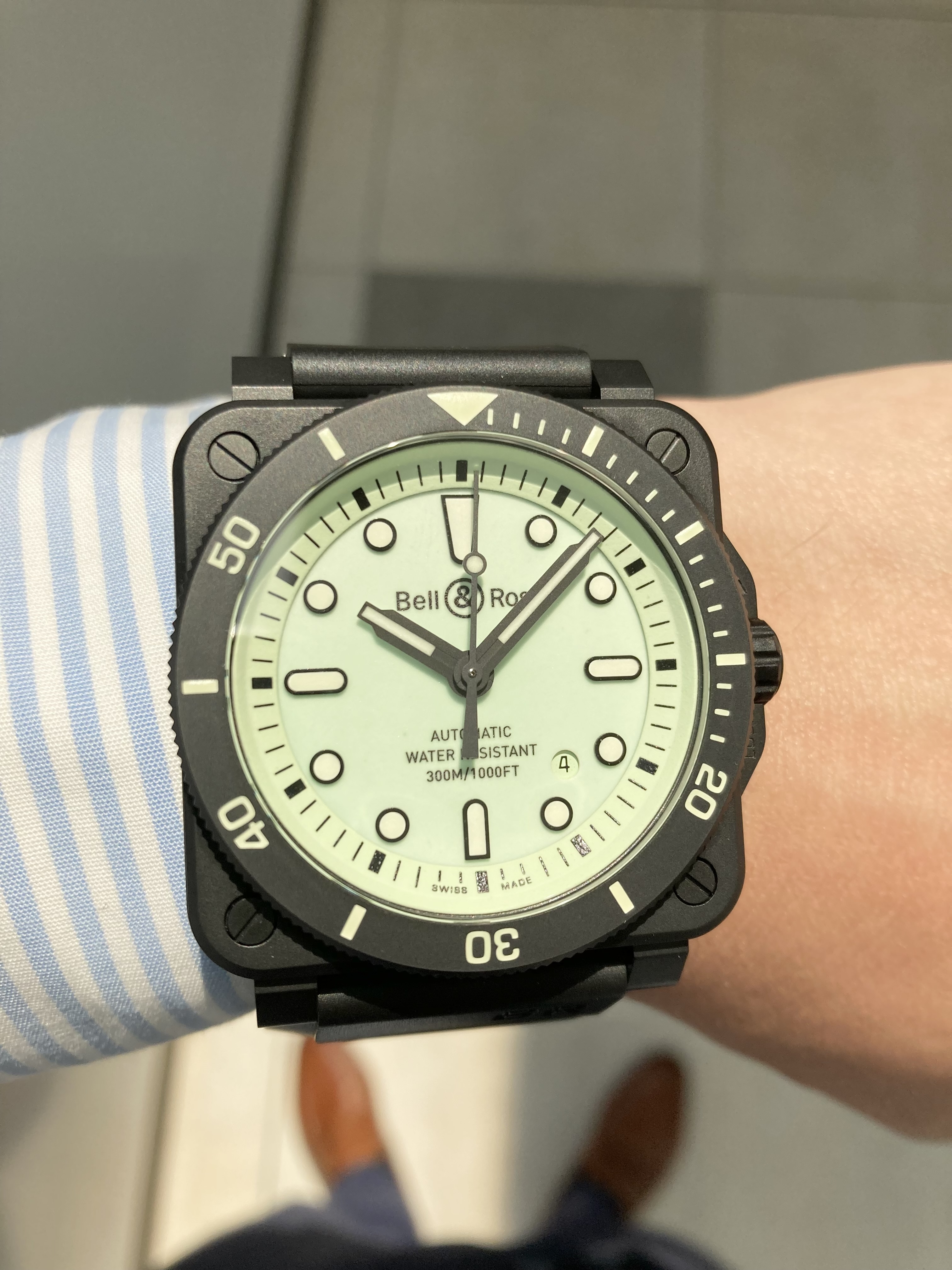 BELL & ROSS<br />
【世界限定999本】BR03-92ダイバーフルラム<br />
品番 BR0392-D-C5-CE/SRB<br />
￥605,000（税込）<br />
<br />
<br />
<br />
ダイバーズウォッチは、黒文字盤という定番の考え方から<br />
逆説的ともいえるコントラストを利用して、<br />
Bell & Ross は、他のシリーズでも採用し、<br />
人気のある得意の文字盤に全て蓄光塗料を塗布する<br />
ラム・コンセプトをダイビング・コレクションに取り入れた世界限定モデルを製作しました。<br />
<br />
BR03-92 DIVER FULL LUM では異なる色合いの夜行塗料を採用しました。<br />
メタル製の文字盤にはグリーンのスーパールミノバ® C5 を一面にコーティングする一方、<br />
メタル製アプライドインデックスとベゼルの数字にはグリーンのスーパールミノバ® C3 を注入。<br />
<br />
この極めて発光性の強いグリーンの光は非常に長い持続性を闇で保ち、<br />
完全な暗闇でも通常モデルより<br />
持続性ある視認性を発揮します。<br />
<br />
日中でまったく違う印象を与えてくれるユニークな世界限定モデルです。<br />
<br />
ぜひご検討下さい！<br />
