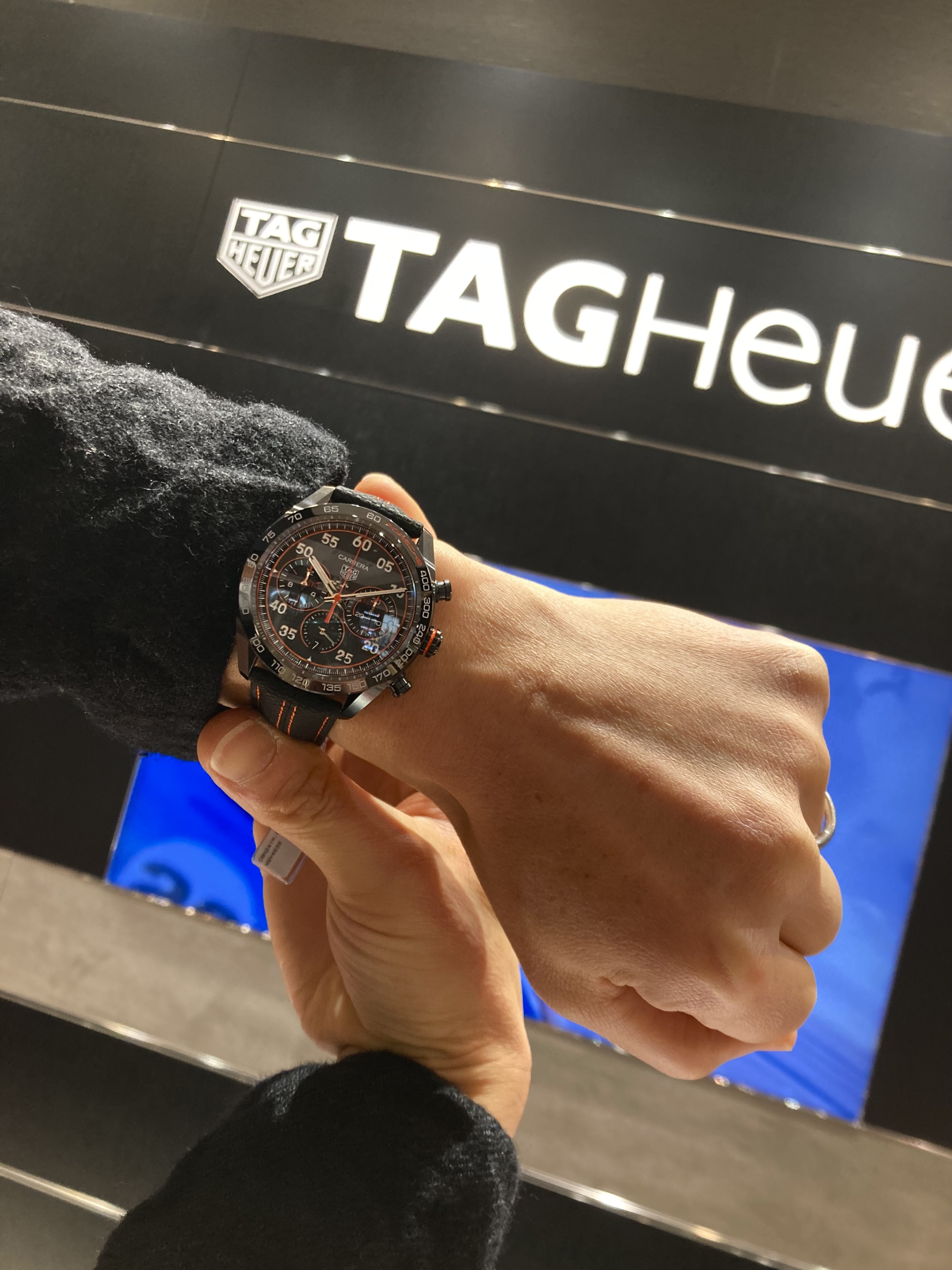 TAG HEUER<br />
カレラ キャリバー ホイヤー02 クロノグラフ ポルシェスペシャルエディション<br />
品番 CBN2A1M.FC6526<br />
￥852,500（税込）<br />
【お支払い例】<br />
100回払い<br />
初回11,000円<br />
月々<br />
8,500円×99回<br />
<br />
<br />
<br />
K様に、<br />
タグ・ホイヤーカレラ キャリバー ホイヤー02 クロノグラフ ポルシェスペシャルエディション<br />
をご試着頂きました！<br />
<br />
いつもありがとうございます！<br />
<br />
機械式時計の老舗のタグ・ホイヤー<br />
<br />
と、<br />
<br />
自動車メーカーでも、<br />
カリスマ的な人気を誇る「ポルシェ（Porsche）」<br />
とのパートーナーシップで誕生したモデルです。<br />
<br />
今回は、<br />
ブラックの文字盤に、<br />
スピードメーターをイメージさせるようなオレンジの差し色が、<br />
スポーティーで大変かっこいい1本です！<br />
<br />
ぜひご検討ください！<br />
<br />
<br />
