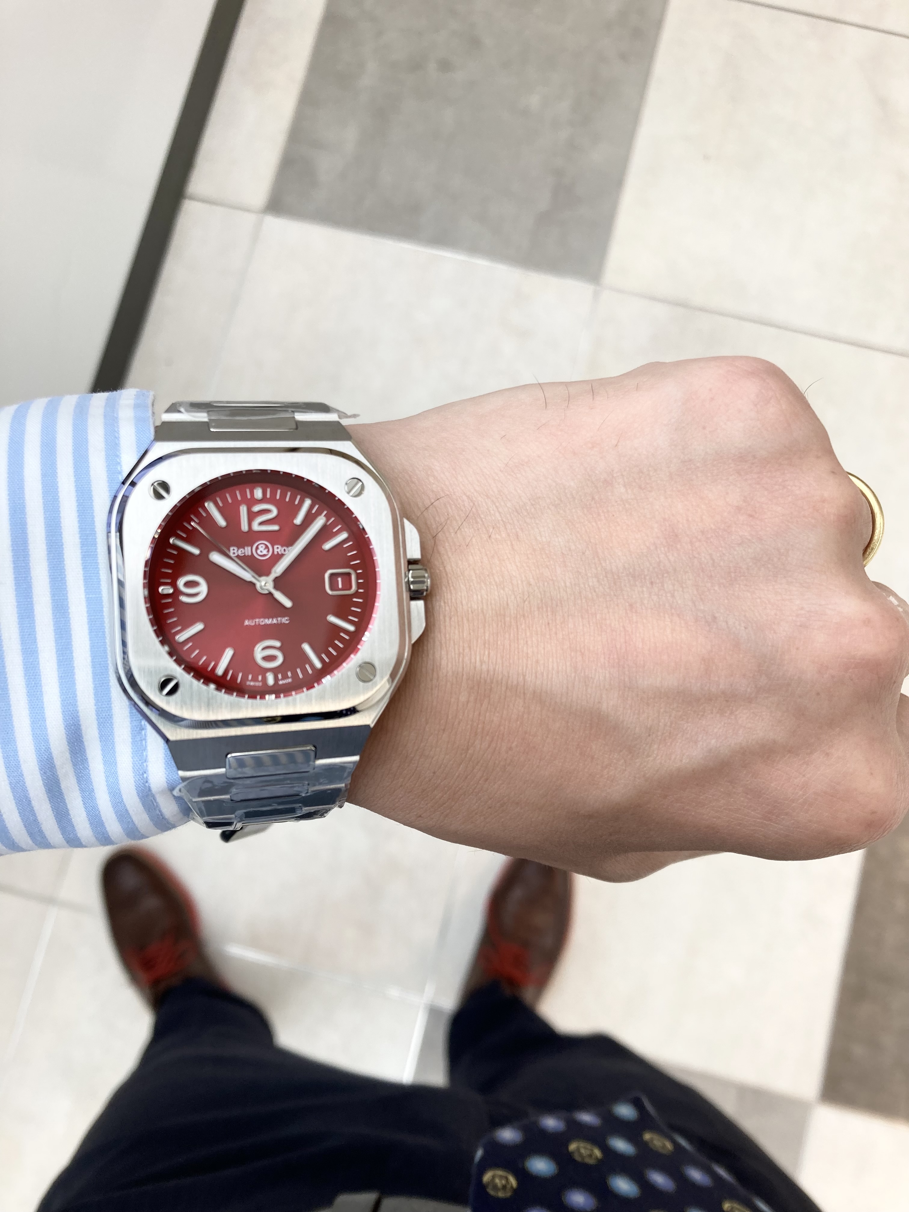 BELL & ROSS<br />
【日本限定99本】BR 05 RED STEEL<br />
品番 BR05A-R-ST/SST<br />
￥627,000（税込）<br />
<br />
<br />
<br />
日本限定99本。<br />
日本でのみ購入いただる稀少な限定モデルの<br />
BR 05 RED STEEL。<br />
<br />
発表後大変好評で、<br />
A.M.I配分も大変早い段階で完売してしまいましたが、<br />
何と1本のみ再入荷することが出来ました！<br />
<br />
本当に奇跡的な入荷でしたので、<br />
今まで、入荷の目途はありませんでした。<br />
<br />
完売後、<br />
お問い合わせを頂いていたお客様、<br />
お断りをしてしまい、<br />
誠に申し訳ありませんでした。<br />
<br />
今後も入荷の予定はございません。<br />
<br />
気になる方はお早めにお問い合わせください！<br />
