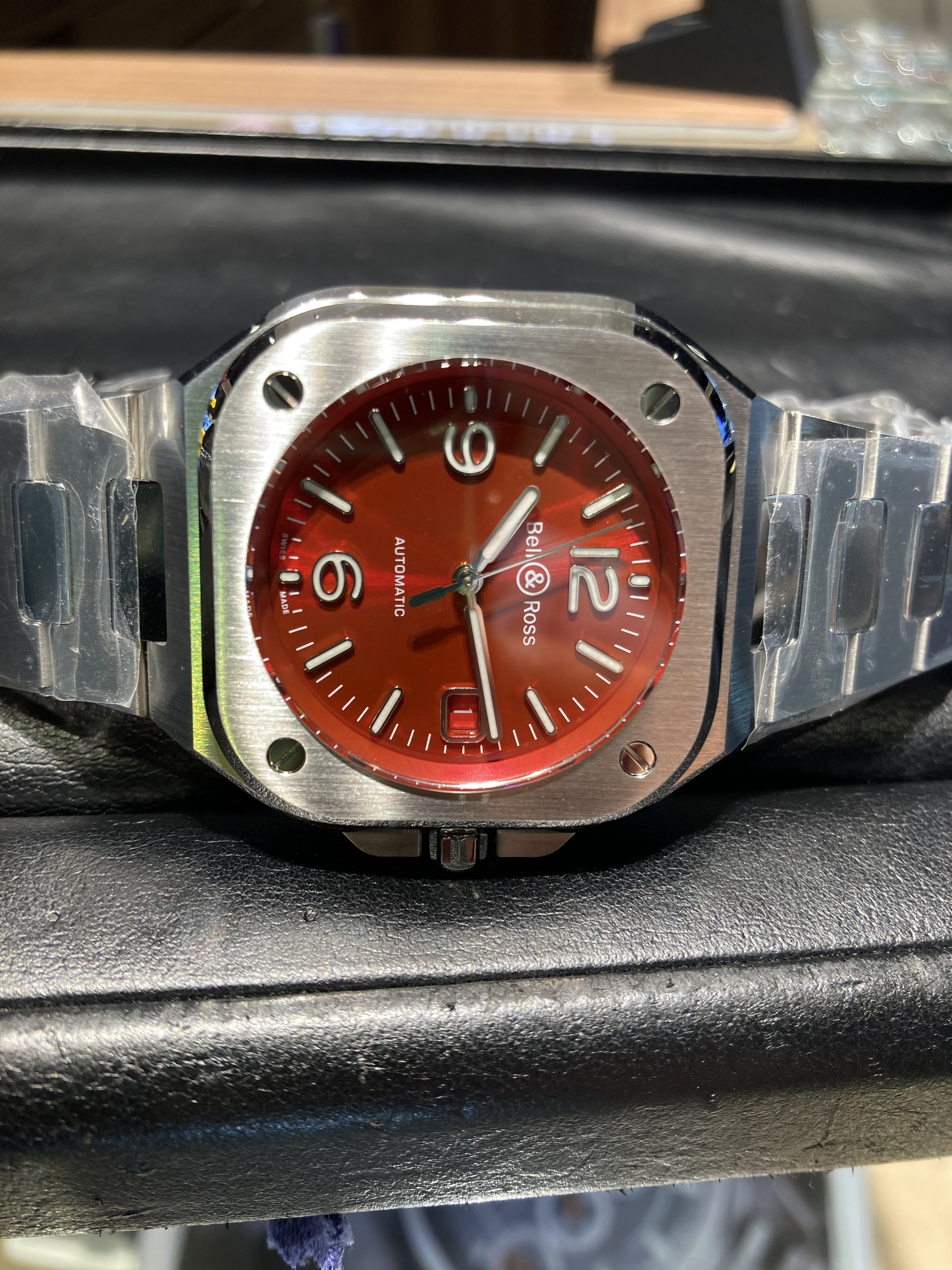 BELL & ROSS<br />
【日本限定99本】BR 05 RED STEEL<br />
品番 BR05A-R-ST/SST<br />
￥627,000（税込）<br />
<br />
<br />
<br />
大変稀少な<br />
ベル＆ロス<br />
BR 05 RED STEEL<br />
<br />
なかなか珍しいレッドの文字盤ですが、<br />
カレンダー盤まで同じ色に合わせたカラーになっています。<br />
<br />
ブランドによれば、<br />
コスト削減のため、<br />
汎用のカレンダー盤や<br />
他のモデルの流用のカレンダー盤を使用するために、<br />
色があっていないことなどもありますが、<br />
デザインにこだわるベル＆ロスだけあり、<br />
カレンダー盤の色もこだわっているのがさすがです。<br />
<br />
ぜひそのこだわりを店頭でもご覧ください