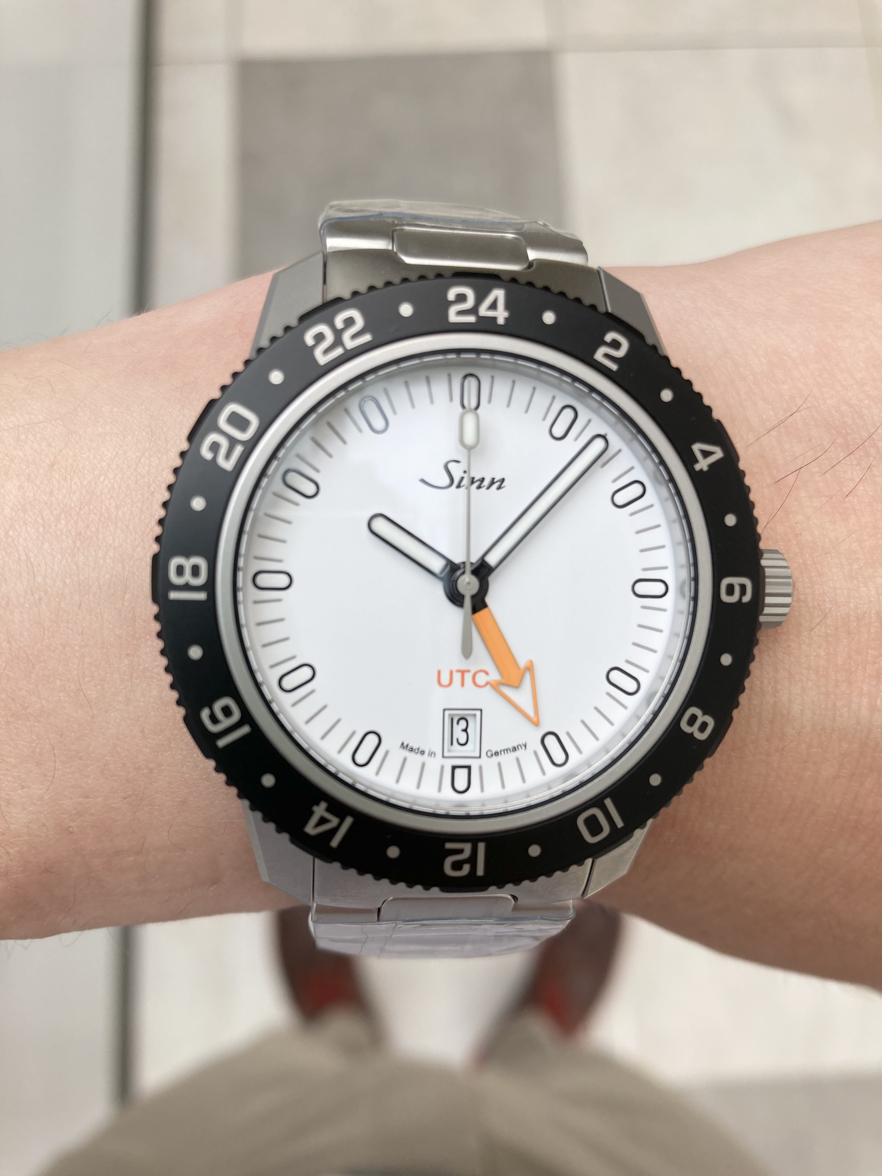 SINN<br />
105.ST.SA.UTC.W<br />
品番 105.ST.SA.UTC.W 3M<br />
￥374,000（税込）<br />
<br />
<br />
<br />
テクニカルでスポーティな外観に多彩な機能を加えたこの時計は、<br />
妥協のない機能と高品質なデザインを新たな形で融合させています。<br />
<br />
このモデルの第二時間帯表示は24時間刻みの両方向回転ベゼルを使って設定でき、<br />
この方法であればリューズを使ってオレンジ色のUTC針をセットする必要がなく、<br />
数秒で完了します。<br />
<br />
もちろん、リューズを使って従来の方法でUTC針をセットし、<br />
回転ベゼルを初期位置のままにしておくことも可能です。<br />
<br />
また両方を使用すれば同時に3か国の時間を把握することも可能です。<br />
<br />
また、矢印の形をしたUTC針は、現在の太陽の位置が見えているときに、<br />
大まかな基本方位を決めるのにも使うことができます。<br />
<br />
回転ベゼルにはブラック・ハード・コーティングが施され、<br />
サンドマット加工のケースに特殊結合方式で固定されているため、<br />
絶対に外れることがありません。<br />
<br />
サファイアクリスタル製のシースルーバックから、<br />
機械式ムーブメントの動きを細部まで観察することができます。<br />
<br />
ジンらしさを爽やかさが融合した<br />
SINN105.ST.SA.UTC.W<br />
<br />
ぜひご検討ください！<br />
