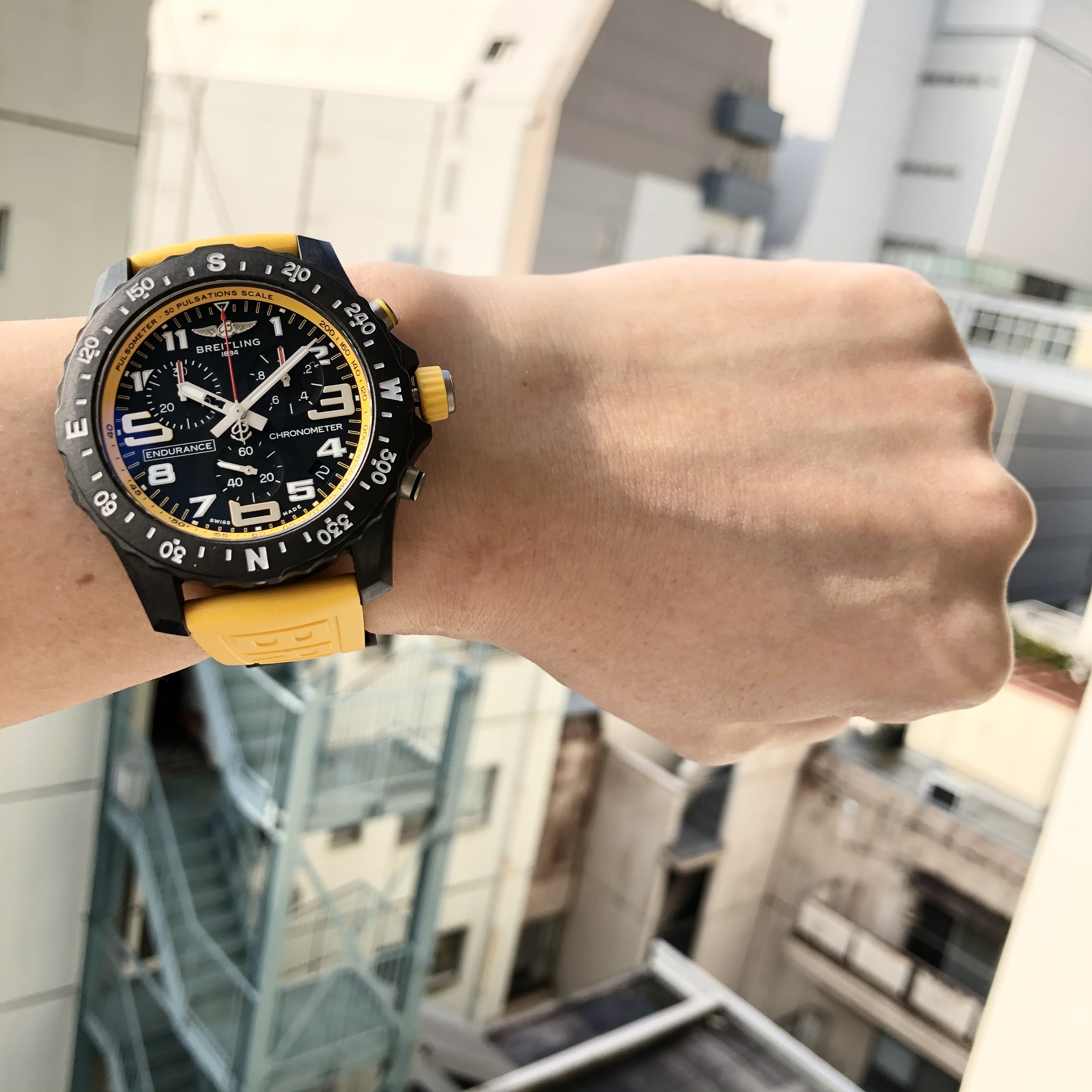 [BREITLING (ブライトリング)正規取り扱い商品]<br />
<br />
【2020年新作】エンデュランス プロ<br />
<br />
Ref.X82310A41B1S1<br />
<br />
¥325,000+税<br />
<br />
 <br />
<br />
腕時計は、記念にご購入頂く事が多い商品です。<br />
<br />
結婚記念や、成人祝い、出世祝いなど<br />
<br />
身近な方やご自身などからのプレゼントでご購入頂く事が多いです。<br />
<br />
ハッピーなタイミングで、<br />
<br />
ハッピーな買い物をして頂き、<br />
<br />
よりハッピーになって頂く。<br />
<br />
その場に居合わせて頂ける職業をさせて頂き、<br />
<br />
幸せだなと常々思っています。<br />
<br />
 <br />
<br />
現在は、みなさん大変な日常をお過ごしかと思いますが、<br />
<br />
これからハッピーになるために、<br />
<br />
ハッピーなお買い物を、<br />
<br />
前もってして頂いて、ハッピーを呼び寄せるのはいかがでしょうか？<br />
<br />
そんな時にお選び頂くのに、<br />
<br />
ぴったりな時計がこの<br />
<br />
ブライトリングエンデュランス プロです！！<br />
<br />
大変人気なエンデュランス プロシリーズですが、<br />
<br />
その中でも見てるだけで元気になるような、<br />
<br />
ブライトリングのコーポレートカラーでもあり、<br />
<br />
ビタミンカラーでもあるイエローを使用したモデルです！！<br />
<br />
 <br />
<br />
ぜひお気に入りの時計を着けて、<br />
<br />
毎日を楽しく乗り越えていきましょう♪