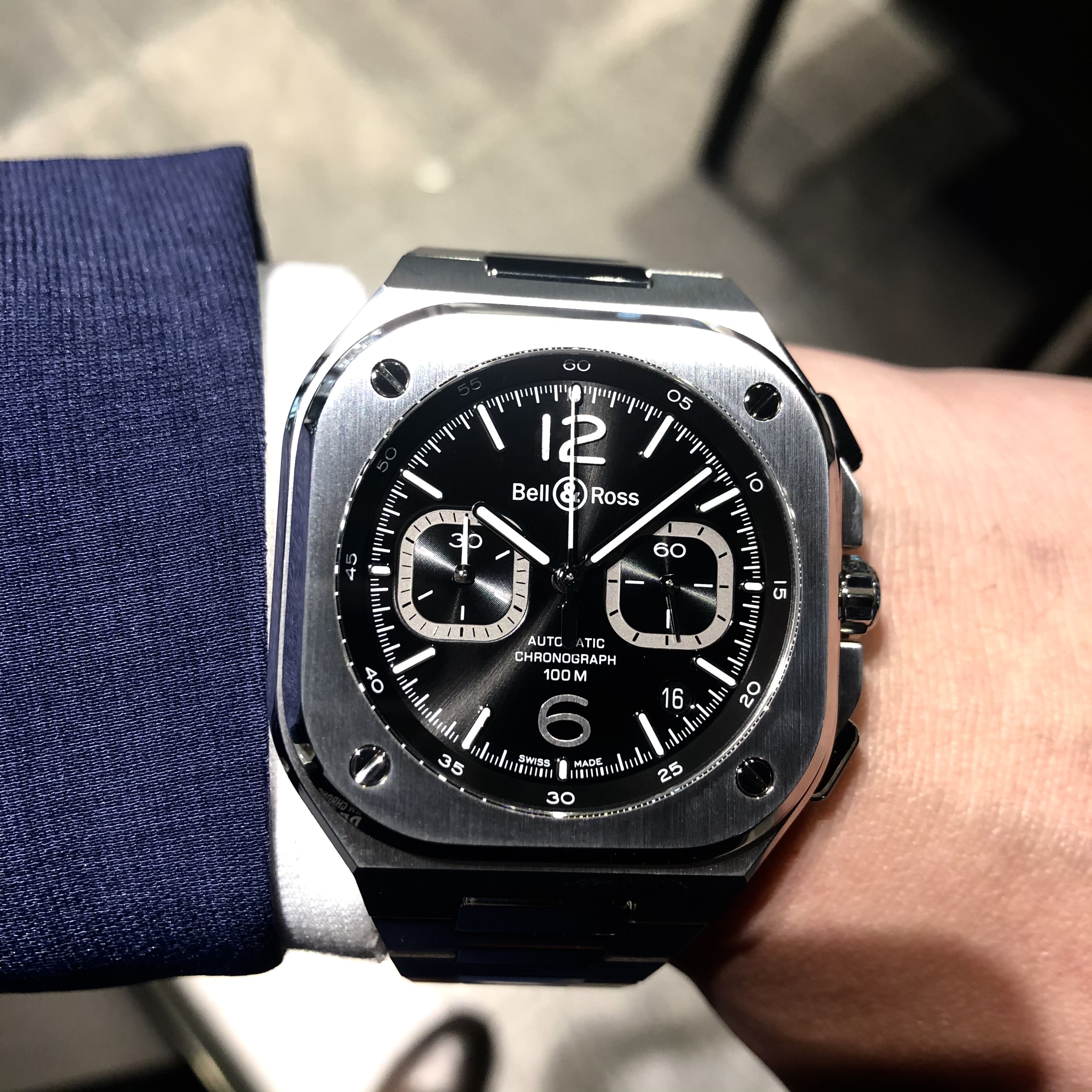 Bell & Ross (ベル＆ロス)正規取り扱い商品]<br />
<br />
【2020年新作】BR 05 CHRONO BLACK STEEL<br />
<br />
Ref.BR05C-BL-ST/SST<br />
<br />
¥803,000 (税込)<br />
<br />
先人の方はうまく言ったもので、<br />
<br />
三寒四温な今日この頃ですが、<br />
<br />
だんだんと温かくなって、<br />
<br />
だんだんと日が長くなってきましたね！<br />
<br />
そんな夕方に、外にふと出た時に、<br />
<br />
時計を見たら、<br />
<br />
あなたの時計はいかがですか？<br />
<br />
こちらの時計はそんな暗い中でも、<br />
<br />
とってもかっこいいです！！<br />
<br />
シルエットと、光る夜光塗料だけでもかっこいいですが、<br />
<br />
明るいところでみると、<br />
<br />
さらにかっこいいですね！！<br />
<br />
シルエットでもわかる、<br />
<br />
完成度の高いデザイン。<br />
<br />
そして、明るいところで分かる<br />
<br />
ベル＆ロスのアイコニックな計器のような丸形の文字盤に、<br />
<br />
角型のベゼルデザイン。<br />
<br />
尖りすぎてないデザインですが、<br />
<br />
個性が溢れる造り。<br />
<br />
じわじわと愛着の湧く1本です。<br />
<br />
ぜひ店頭またはネットブティックでご覧ください！！