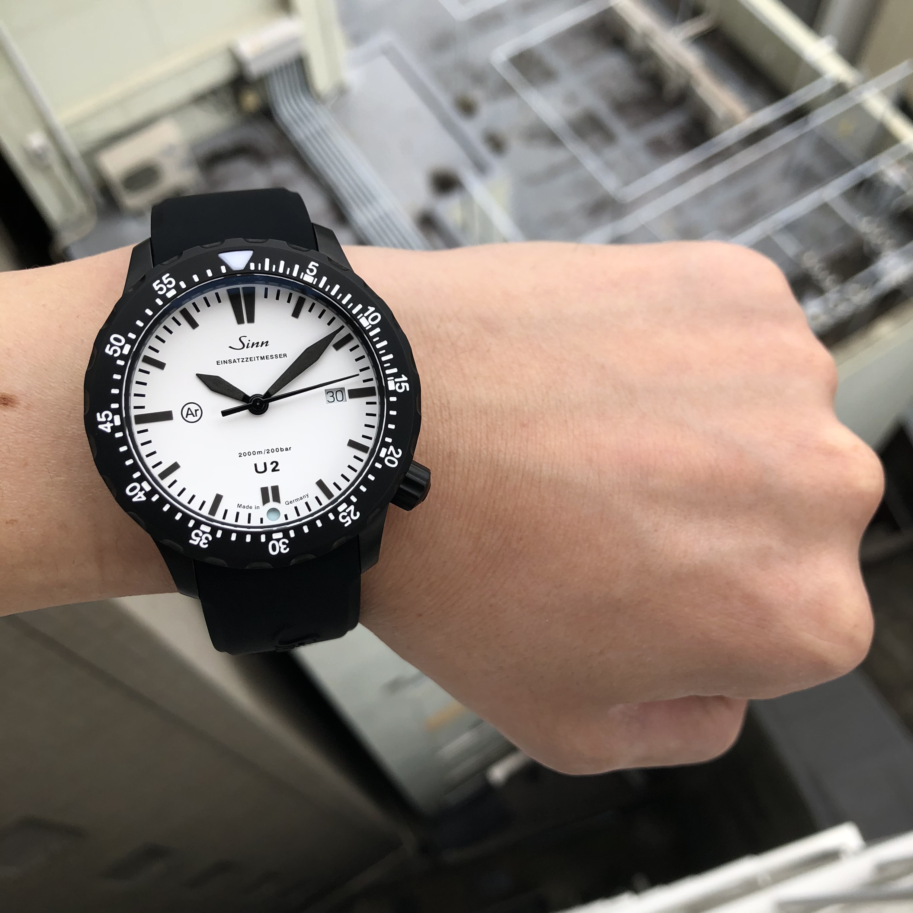 [Sinn (ジン)正規取り扱い商品]<br />
<br />
U2.W【日本限定50本】<br />
<br />
Ref.U2.W（EZM5）<br />
<br />
¥605,000 (税込)<br />
<br />
 <br />
<br />
レギュラーモデルのU2から第二時間帯表示を外し、<br />
<br />
時・分・秒表示のみの基本スタイルと<br />
<br />
ジンの機械式ダイバーズウォッチで<br />
<br />
最高の2,000mという防水性能を兼ね備えた、<br />
<br />
機能性に優れたタイムピースです。<br />
<br />
通常のU2とは異なるホワイトダイヤルを備えた<br />
<br />
U2.Wは日米限定150本のモデルで、日本では50本の限定です。<br />
<br />
防水性能については、<br />
<br />
欧州潜水器具規格EN250とEN14143に基づき、<br />
<br />
世界最大級の船級協会・認証機関DNV GLのテストを受け、<br />
<br />
2,000mという高い防水性を認証されています。<br />
<br />
時計内部を除湿するArドライテクノロジーの主な要素となる<br />
<br />
ドライカプセルは、レギュラーモデルのU2同様に1個をダイヤルの6時位置に、<br />
<br />
2個をムーブメント内部に装着しています。<br />
<br />
このテクノロジーにより突然の急激な温度変化にも<br />
<br />
サファイアクリスタルの風防が曇ることがありません。<br />
<br />
さらに特殊結合方式で固定された回転ベゼルや<br />
<br />
特殊オイル66-228の使用による－45℃から＋80℃までの精度保証、<br />
<br />
手の甲に当たらないよう4時位置に配置したリューズなど、<br />
<br />
考え抜かれた独創的なスペックと、<br />
<br />
ブラックにホワイトダイヤルというスタイリッシュなデザインが融合した、<br />
<br />
プロフェッショナルダイバーズウォッチです。<br />
<br />
ぜひ店頭またはネットブティックでご覧ください！！