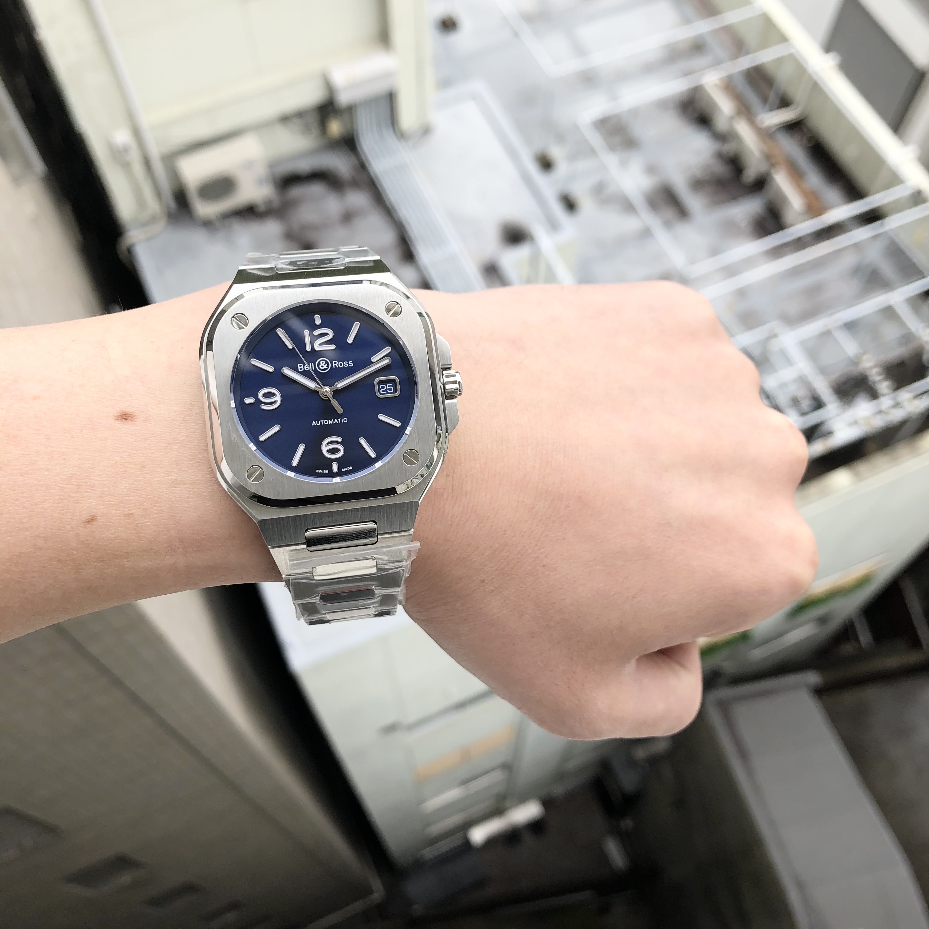 [Bell & Ross (ベル＆ロス)正規取り扱い商品]<br />
<br />
【2019年新作】BR05A BLUE STEEL<br />
<br />
Ref.BR05A-BLU-ST/SST<br />
<br />
¥605,000 (税込)<br />
<br />
 <br />
<br />
BR05の中でも、<br />
<br />
大変人気のあるブルー文字盤です。<br />
<br />
インデックスも5分刻みだけにしてあり、<br />
<br />
すっきりと高級感があり、<br />
<br />
艶のある文字盤が大変美しいモデルです。<br />
<br />
都市の探検家にぴったりなエレガントな計器です。<br />
<br />
ぜひ店頭またはネットブティックでご覧ください！！