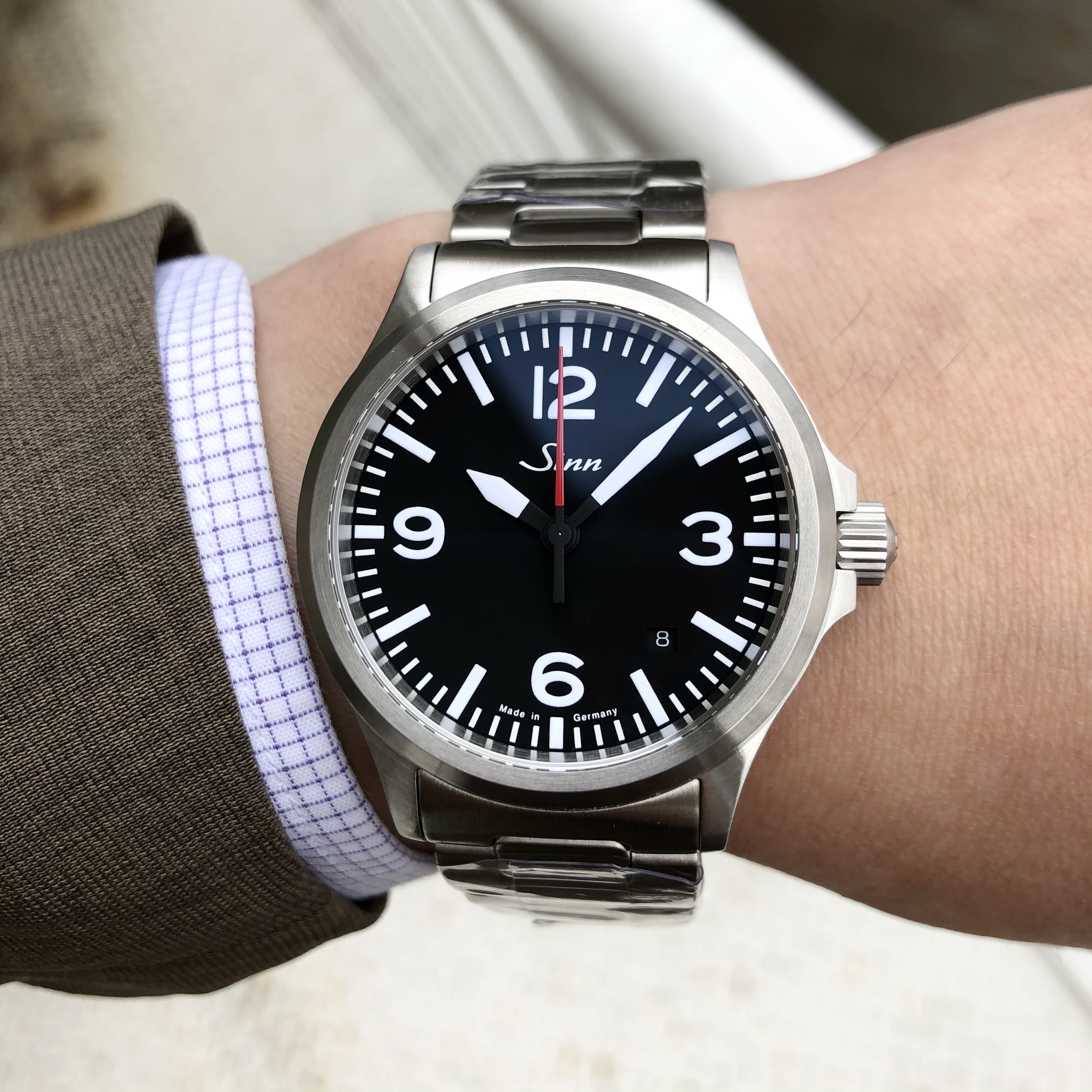 [Sinn (ジン)正規取り扱い商品]<br />
<br />
【2020年新作】<br />
<br />
556.A.RS<br />
<br />
Ref.556.A.RS<br />
<br />
¥242,000 (税込)<br />
<br />
日本全国品薄状態のジン556.A.RS、再入荷しました！<br />
<br />
大変評判が良く、<br />
<br />
お問い合わせも多いモデルですが、<br />
<br />
ドイツからの入荷が最近大変少なく、<br />
<br />
品薄状態が続いているモデルです。<br />
<br />
ジンの代表モデルだけあり、<br />
<br />
大変視認性が高く、<br />
<br />
コストパフォーマンスの高いモデルです。<br />
<br />
赤い秒針が、スポーティでかっこいいです。<br />
<br />
ぜひ店頭またはネットブティックでご覧ください！！