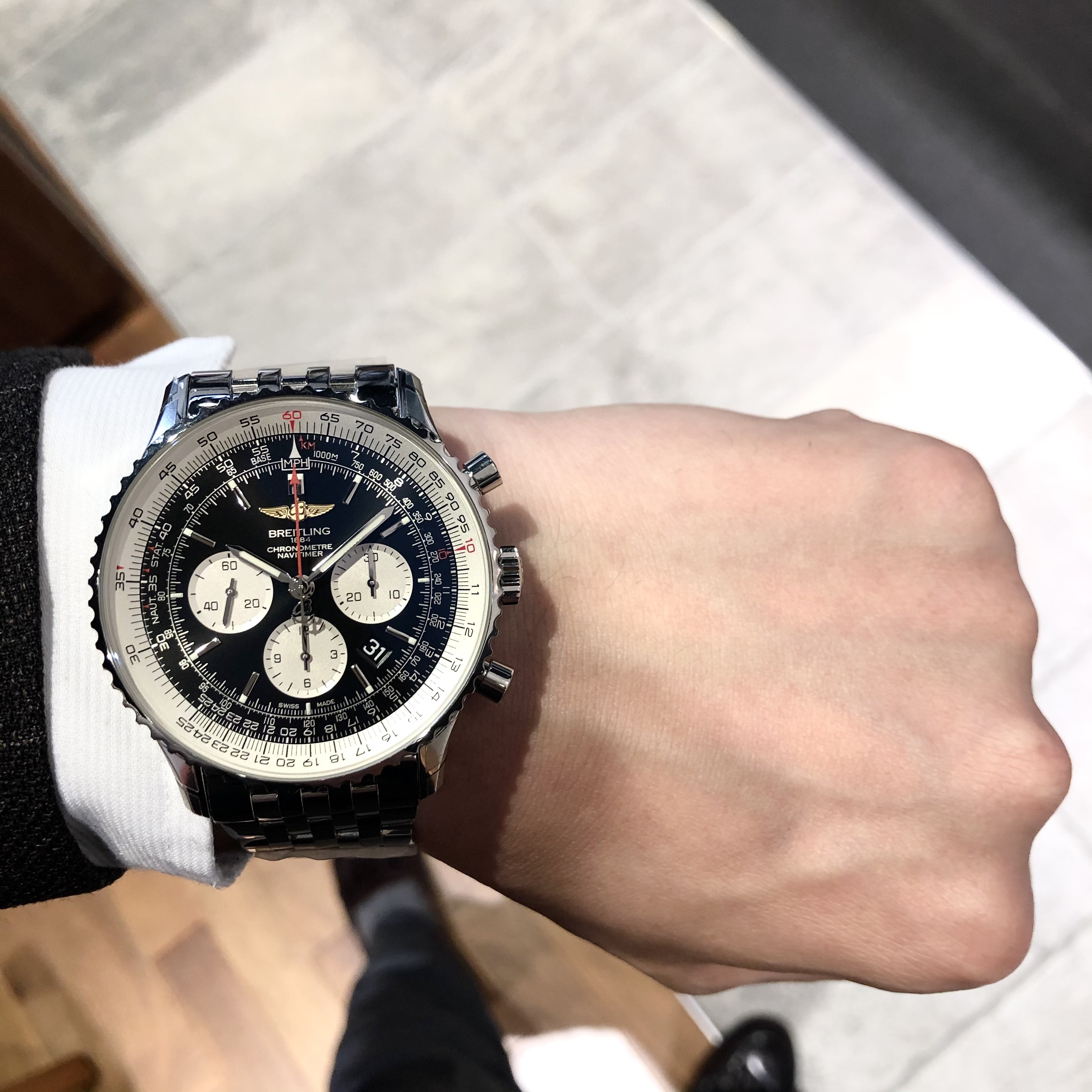 [BREITLING (ブライトリング)正規取り扱い商品]<br />
<br />
【少数復活生産】ナビタイマーB01クロノグラフ4６<br />
<br />
Ref.AB0127211B2A1<br />
<br />
¥1,144,000 (税込)<br />
<br />
 <br />
<br />
日本限定のナビタイマーも遂にＢマークになってきており、<br />
<br />
Bマークが浸透してきているのを、<br />
<br />
感じますが、<br />
<br />
根強いウィングマーク支持の方がいらっしゃるのも事実です！<br />
<br />
これからウィングマークを手に入れるなら、<br />
<br />
アベンジャーかスーパーオーシャンをお選びいただくという事になりますが、<br />
<br />
今ならまだ、<br />
<br />
ナビタイマーでウィングマーク！<br />
<br />
が手に入ります！<br />
<br />
30年以上使用されてきたウィングマーク。<br />
<br />
ウィングマークと育ってきたんだ！<br />
<br />
というみなさん、<br />
<br />
これからもウィングマークのナビタイマーと<br />
<br />
人生を歩んでいきませんか？<br />
<br />
ぜひ手に入れてください！