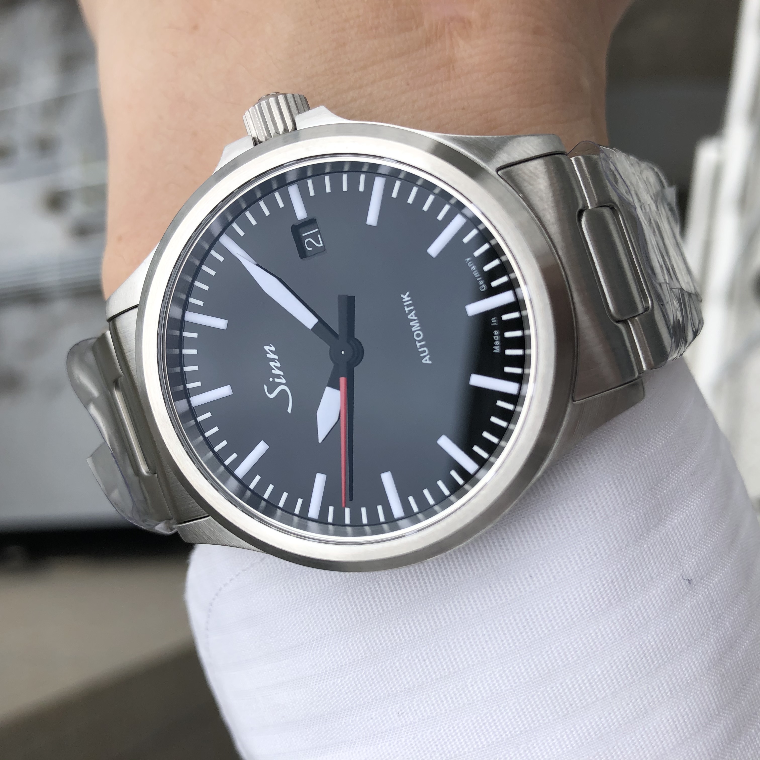 [Sinn (ジン)正規取り扱い商品]<br />
<br />
【2020年新作】<br />
<br />
556.I.RSRef.556.I.RS<br />
<br />
¥242,000 (税込)<br />
<br />
再入荷しました！<br />
<br />
大変人気のあるジン556.I.RS。<br />
<br />
現在の状況でなかなかドイツから商品が入荷しない現状があり、<br />
<br />
品薄の状態が続いている556.I.RS。<br />
<br />
556のバータイプは、<br />
<br />
ビジネスで使用したいという方に大変人気のあるモデルです。<br />
<br />
そのシックなバータイプに、<br />
<br />
少しだけ赤色を入れて、<br />
<br />
少しスポーティーに仕上げました！<br />
<br />
カジュアルになりすぎず、<br />
<br />
大変使いやすいモデルです。<br />
<br />
売れてしまうとまた再入荷に時間が掛かると思います。<br />
<br />
気になる方はお早めに！！