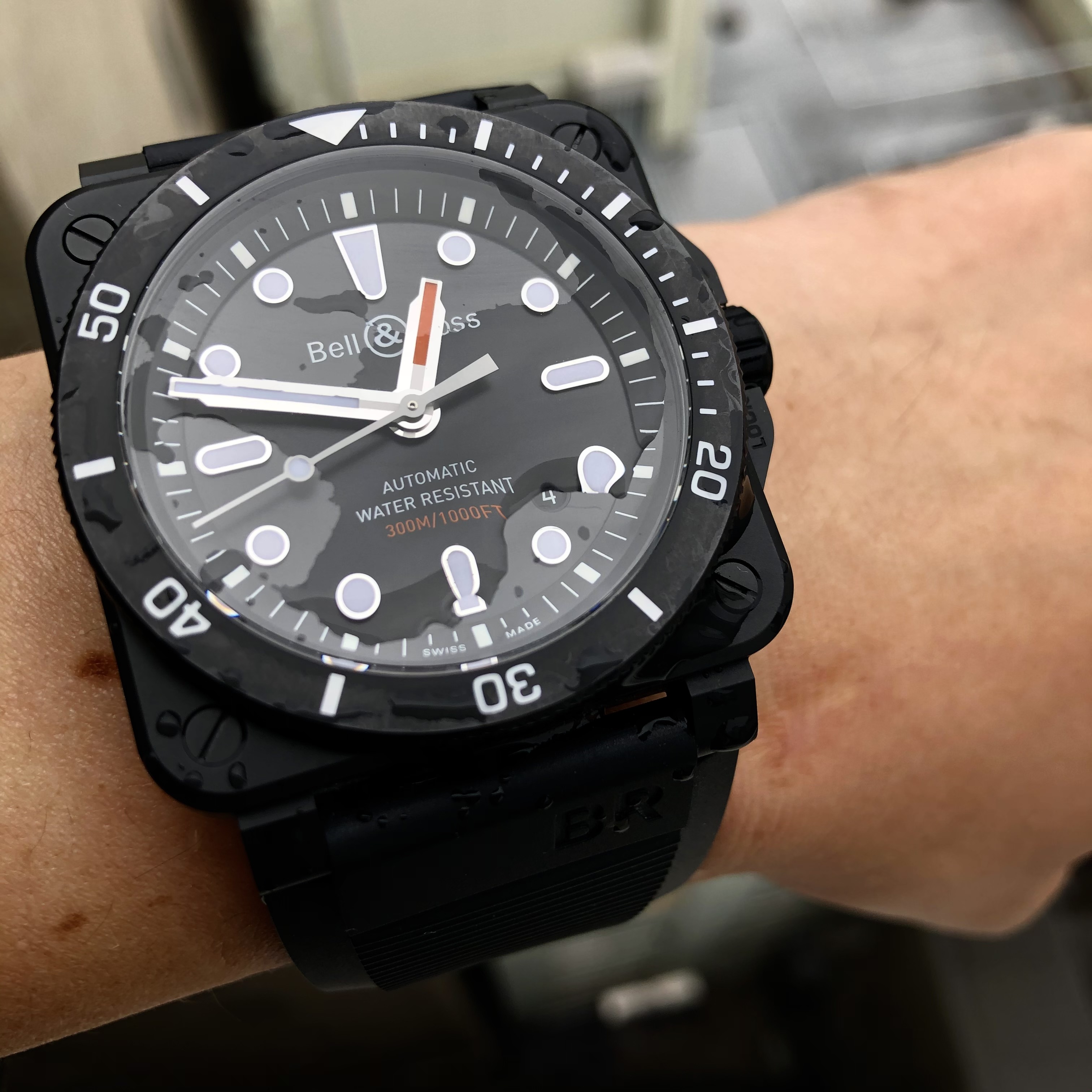 [Bell & Ross (ベル＆ロス)正規取り扱い商品]<br />
<br />
BR03-92DIVER BLACK MATT<br />
<br />
Ref.BR0392-D-BL-CE/SRB<br />
<br />
¥539,000 (税込)<br />
<br />
 <br />
<br />
私が大変ベル＆ロスらしいと思う時計がこの<br />
<br />
BR03-92DIVER BLACK MATTです。<br />
<br />
ベル＆ロスといえば、<br />
<br />
デザイナーのブルーノベラミッシュが<br />
<br />
立ち上げたブランドという事もあり、<br />
<br />
秀逸なデザインが特徴なブランドです。<br />
<br />
そして、<br />
<br />
デザインだけではなく、<br />
<br />
しっかりと機能も備えているところが、<br />
<br />
ベル＆ロスの凄いところです。<br />
<br />
こちらのBR03-92DIVERは、<br />
<br />
JIS規格に準拠し、<br />
<br />
正式にダイバーズを名乗れる角型は唯一無二です。<br />
<br />
その他のシリーズでも、<br />
<br />
フランス大統領のSPがベル＆ロスを装備するなど<br />
<br />
機能の高さも魅力的なベル＆ロス。<br />
<br />
ぜひ店頭でご覧下さい！<br />
<br />
 