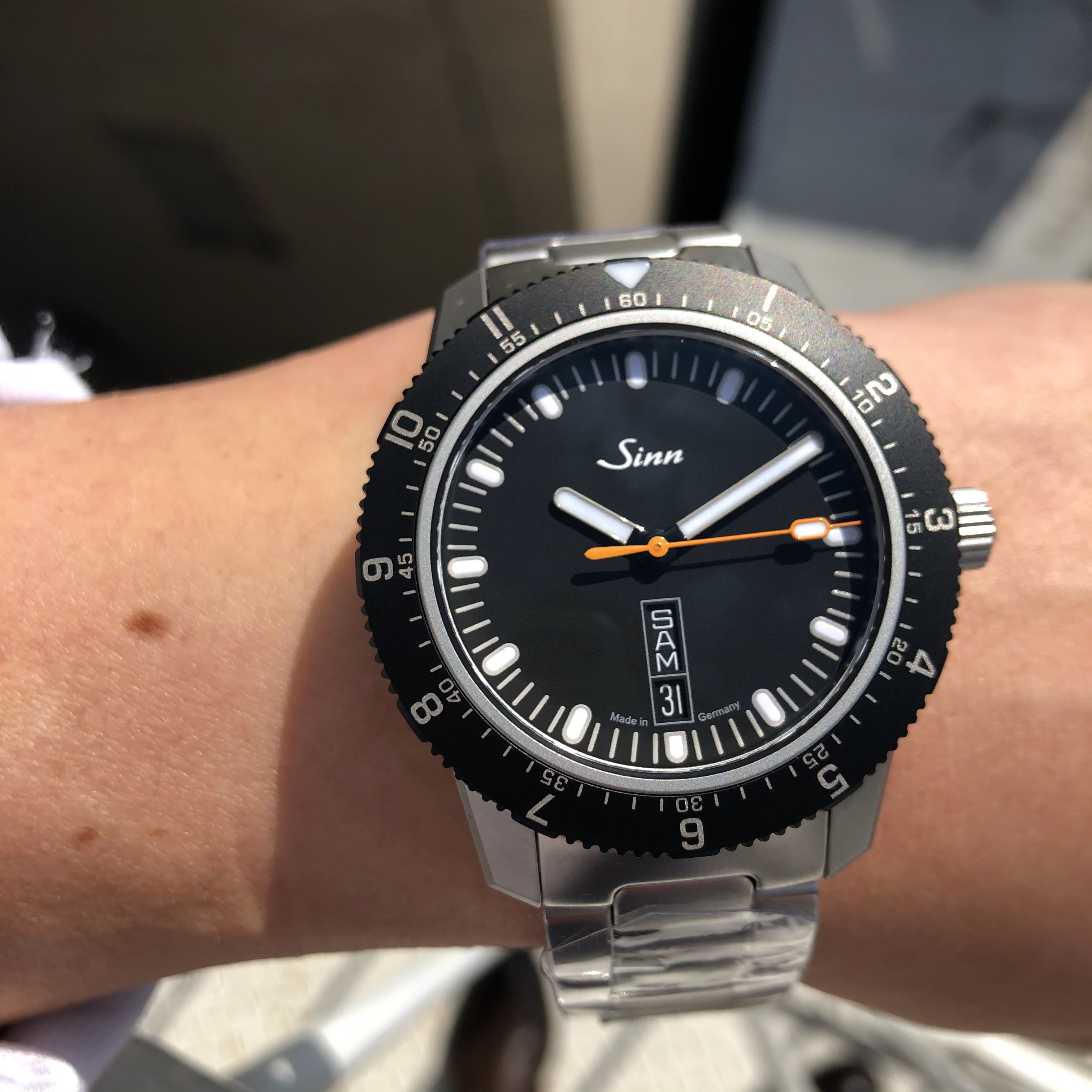 [Sinn (ジン)正規取り扱い商品]<br />
<br />
105.ST.SA<br />
<br />
Ref.105.ST.SA<br />
<br />
¥308,000 (税込)<br />
<br />
ジンの新作105入荷しました！<br />
<br />
このモデルは、コンパクトで現代的な外観に多機能ベゼルを備えた、<br />
<br />
多目的に使用できる計測機器です。<br />
<br />
回転ベゼル上の分目盛を使えば時間計測が可能で、<br />
<br />
両方向に回転するベゼルの12時間目盛を使って<br />
<br />
第二時間帯を設定することも可能です。<br />
<br />
回転ベゼルにはブラック・ハード・コーティングが施され、<br />
<br />
サンドマット加工のケースに特殊結合方式で固定されているため、<br />
<br />
絶対に外れることがありません。<br />
<br />
このモデルにはオレンジ色のアクセントが効いた<br />
<br />
マットホワイトダイヤルのモデル「105.ST.SA.W」もあります。<br />
<br />
どちらのダイヤルもデイデイト表示を備え、<br />
<br />
曜日表示は英語とドイツ語で設定することが可能です。<br />
<br />
サファイアクリスタル製のシースルーバックから、<br />
<br />
機械式ムーブメントの動きを細部まで観察することができます。