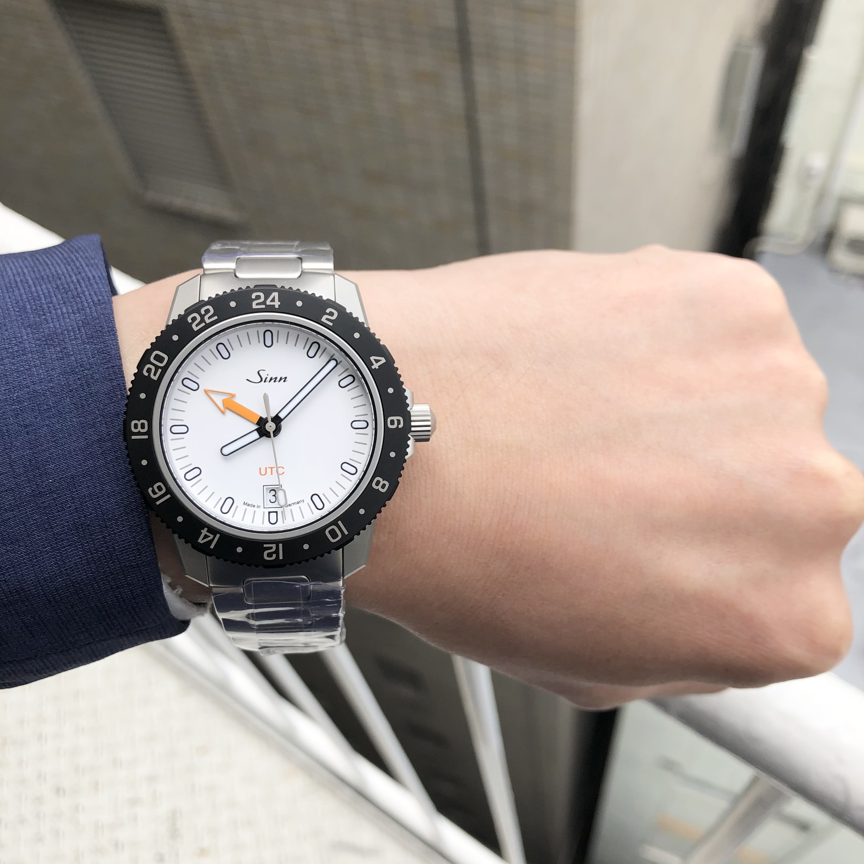 [Sinn (ジン)正規取り扱い商品]<br />
<br />
105.ST.SA.UTC.W<br />
<br />
Ref.105.ST.SA.UTC.W<br />
<br />
¥352,000 (税込)<br />
<br />
[Sinn (ジン)正規取り扱い商品]105.ST.SA.UTC.W<br />
<br />
入荷しました！<br />
<br />
テクニカルでスポーティな外観に多彩な機能を加えたこの時計は、<br />
<br />
妥協のない機能と高品質なデザインを新たな形で融合させています。<br />
<br />
このモデルの第二時間帯表示は24時間刻みの両方向回転ベゼルを使って設定でき、<br />
<br />
この方法であればリューズを使ってオレンジ色のUTC針をセットする必要がなく、<br />
<br />
数秒で完了します。<br />
<br />
もちろん、リューズを使って従来の方法でUTC針をセットし、<br />
<br />
回転ベゼルを初期位置のままにしておくことも可能です。<br />
<br />
また、矢印の形をしたUTC針は、<br />
<br />
現在の太陽の位置が見えているときに、<br />
<br />
大まかな基本方位を決めるのにも使うことができます。<br />
<br />
回転ベゼルにはブラック・ハード・コーティングが施され、<br />
<br />
サンドマット加工のケースに特殊結合方式で固定されているため、<br />
<br />
絶対に外れることがありません。<br />
<br />
このモデルには<br />
<br />
オレンジ色のアクセントが効いた<br />
<br />
マットブラックダイヤルのモデル「105.ST.SA.UTC」もあります。<br />
<br />
サファイアクリスタル製のシースルーバックから、<br />
<br />
機械式ムーブメントの動きを細部まで観察することができます。