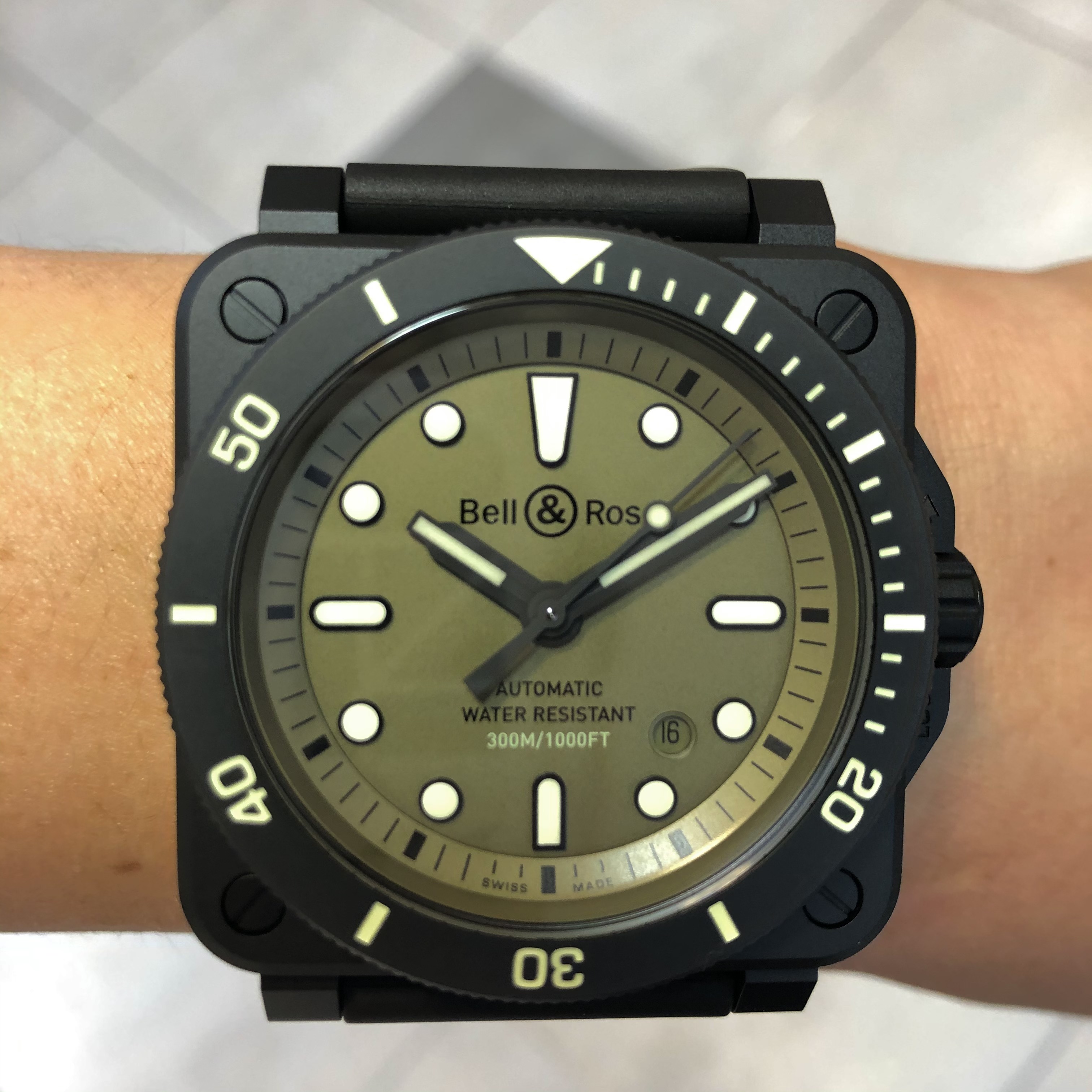 [Bell & Ross (ベル＆ロス)正規取り扱い商品]<br />
<br />
【世界限定999本】<br />
<br />
BR 03-92 DIVER MILITARY<br />
<br />
Ref.BR0392-D-KA-CE/SRB<br />
<br />
¥561,000 (税込)<br />
<br />
 <br />
<br />
まさに水陸両用の新作！<br />
<br />
Bell & Ross (ベル＆ロス)<br />
<br />
BR 03-92 DIVER MILITARY<br />
<br />
入荷しました！！！<br />
<br />
高いデザイン性がありながら、<br />
<br />
角型ケースにも関わらず、<br />
<br />
本格的なダイバーズウォッチの規格をクリアした<br />
<br />
BR 03-92 DIVER。<br />
<br />
その人気のBR 03-92 DIVERに、<br />
<br />
ミリタリーテイストをふんだんに演出する<br />
<br />
カーキカラーの文字盤が限定モデルとして登場です。<br />
<br />
カーキカラーをミリタリーで言えば、<br />
<br />
『陸』のカラーです。<br />
<br />
まさに水陸両用のどこでも着けることの出来る魅力的なモデルです。<br />
<br />
世界に999本しか存在しない特別モデル。<br />
<br />
ぜひ手に入れてください！