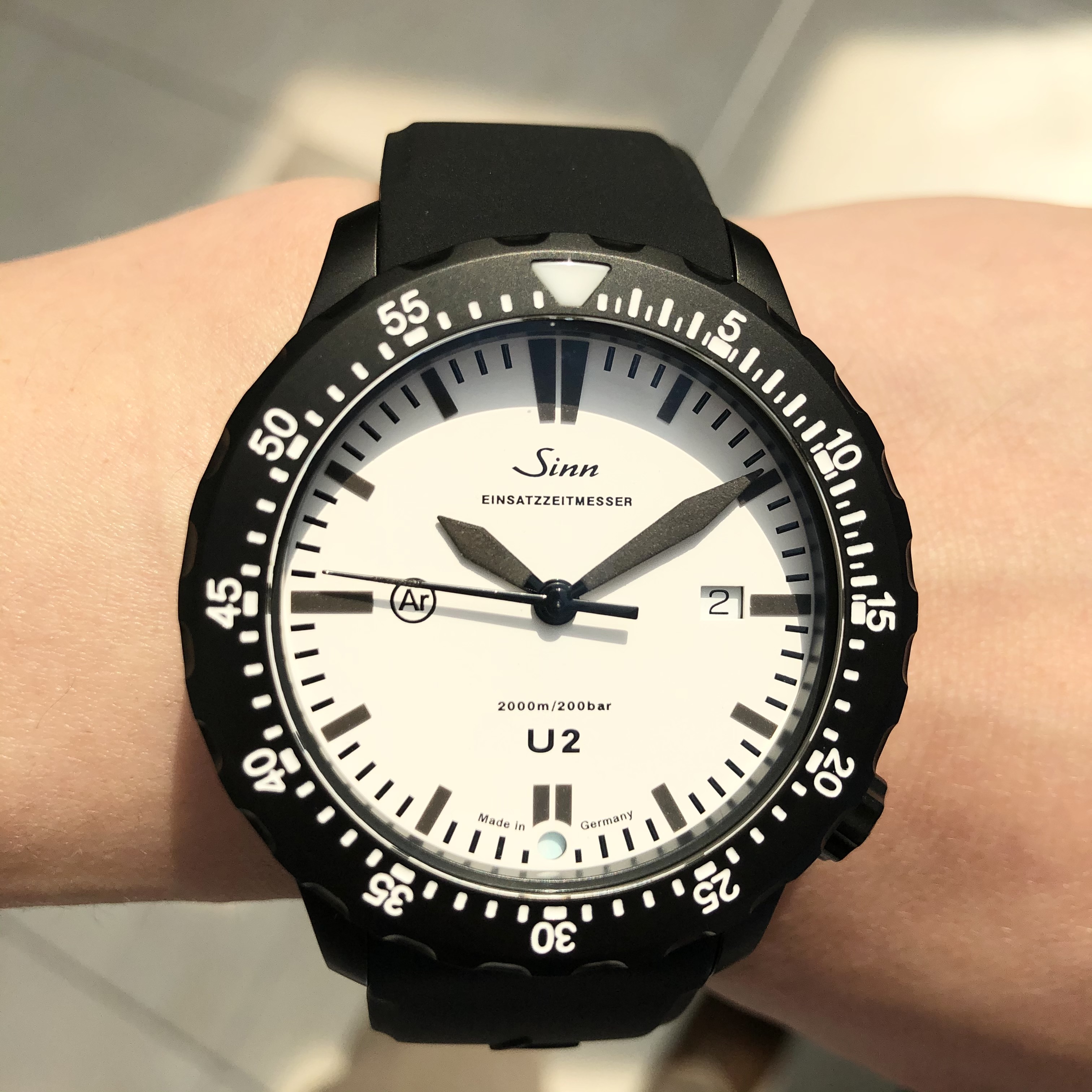 [Sinn (ジン)正規取り扱い商品]<br />
<br />
U2.W【日本限定50本】<br />
<br />
Ref.U2.W（EZM5）<br />
<br />
¥605,000 (税込)<br />
<br />
日米限定150本で製作され、<br />
<br />
日本では50本のみの限定ダイバーズウォッチです。<br />
<br />
時・分・秒表示の基本スタイルと、<br />
<br />
ジンの機械式ダイバーズウォッチで<br />
<br />
最高の2,000mという防水性能を兼ね備えています。<br />
<br />
側面から時計を見ると、<br />
<br />
高い防水性を実現するために、<br />
<br />
分厚いサファイアクリスタルを使用していることが良く分かります！<br />
<br />
黒文字盤が多いジンのラインナップの中では珍しい<br />
<br />
ブラックのケースに<br />
<br />
マットホワイトダイヤルを組み合わせたスタイリッシュダイバーです。<br />
<br />
大変入荷の少ないモデルです！<br />
<br />
気になる方はぜひお問い合わせください！！