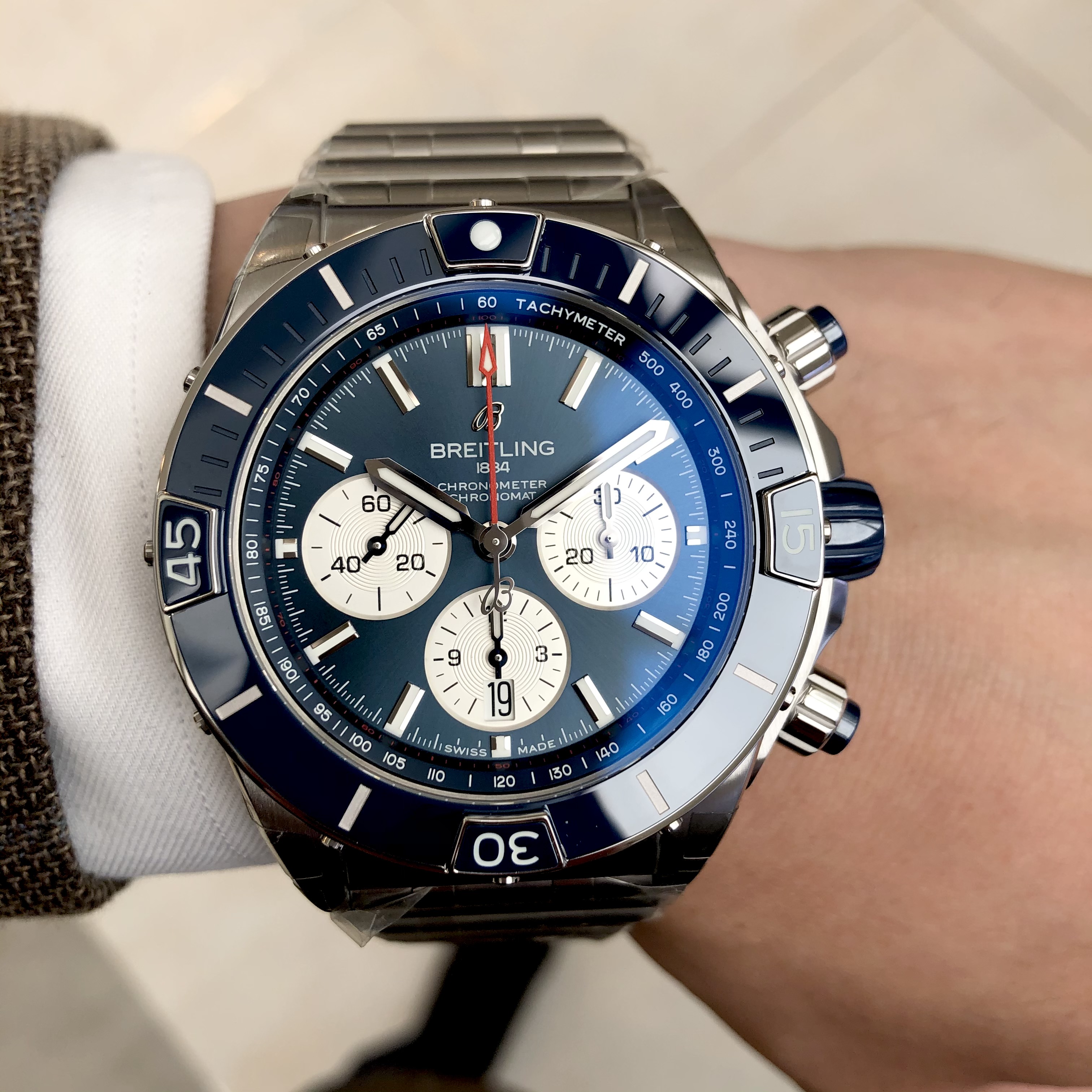 [BREITLING (ブライトリング)正規取り扱い商品]<br />
<br />
スーパー クロノマット B01 44<br />
<br />
Ref.AB0136161C1A1<br />
<br />
¥1,067,000 (税込)<br />
<br />
話題のブライトリングの新作、<br />
<br />
ブライトリングスーパークロノマット！<br />
<br />
サンプル入荷しました！！<br />
<br />
ブライトリングらしく、迫力のあるデザイン。<br />
<br />
そして、随所に使用されたセラミックが大変高級感のあるデザインです。<br />
<br />
大変お問い合わせも多く人気のモデルです！<br />
<br />
ぜひ気になる方は店頭でご覧ください♪