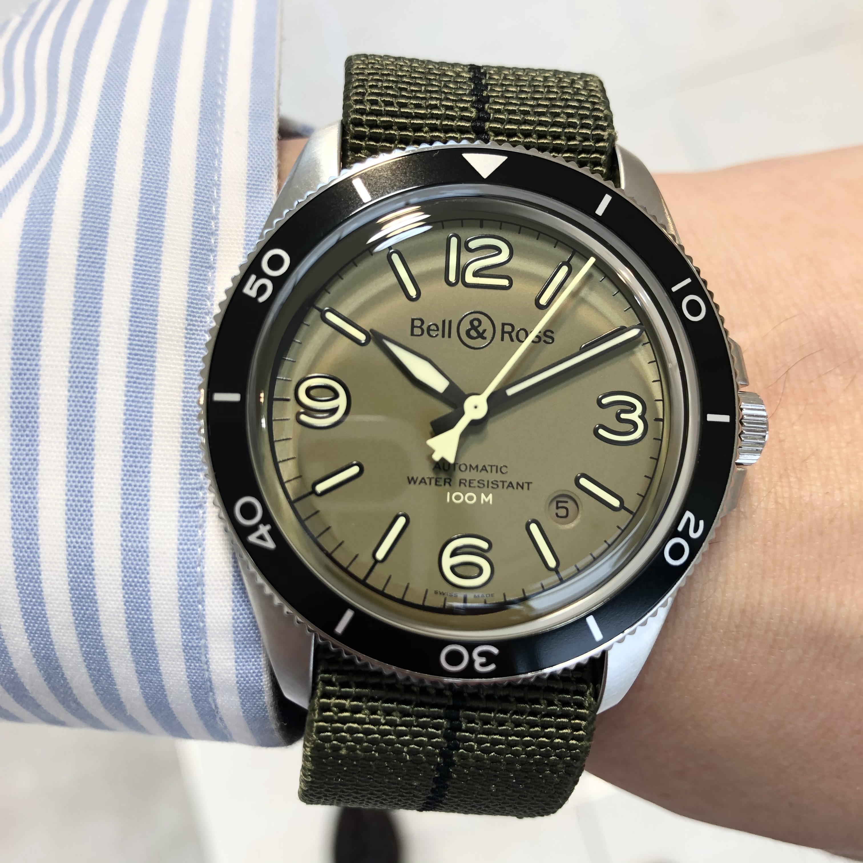 [Bell & Ross (ベル＆ロス)正規取り扱い商品]<br />
<br />
BR V2-92 MILITARY GREEN<br />
<br />
Ref.BRV292-MKA-ST/SF<br />
<br />
¥374,000 (税込)<br />
<br />
シンプルだけれど、<br />
<br />
個性がある。<br />
<br />
という事が洗練されている<br />
<br />
という事ではないかと教えてくれるモデルです。<br />
<br />
デザイン性だけでなく、<br />
<br />
最適な視認性のため、<br />
<br />
BR V2-92 Military Green は<br />
<br />
夜光塗料のク オリティが最大限に発揮される<br />
<br />
グリーンのスーパールミノバ® C3 を用いる<br />
<br />
Bell & Ross の「LUM」ウォッチ コレクションの<br />
<br />
系譜に連なっています。<br />
<br />
目立たないからですが、個性のあるカーキの文字盤、<br />
<br />
機能的なデザインを組み合わせたこのモデル 、<br />
<br />
プロフェッショ ナル用であるとともに、<br />
<br />
時代に左右されない頑丈なタイムピース を求め、<br />
<br />
日常を冒険する洗練さえた人々のために時計です。