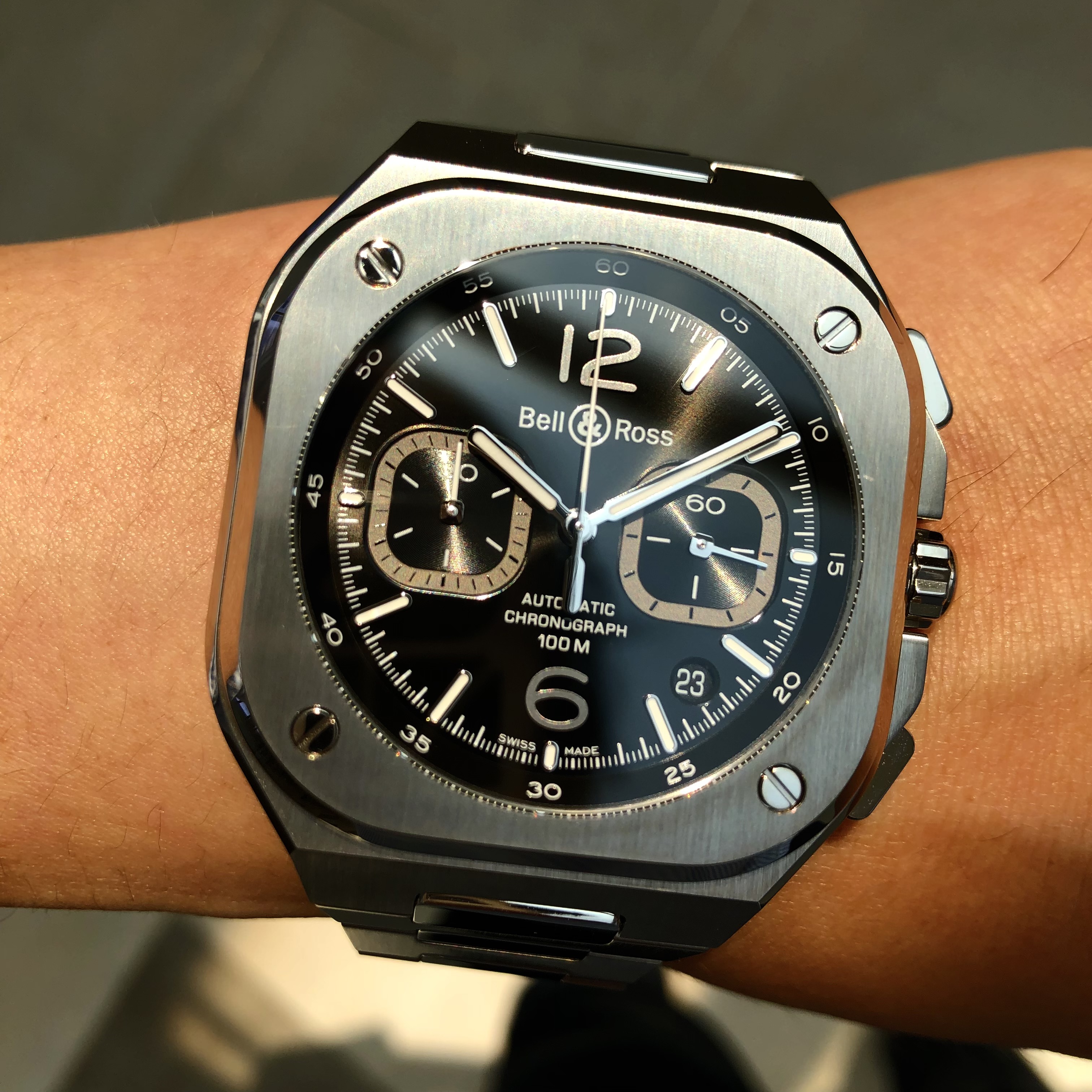 [Bell & Ross (ベル＆ロス)正規取り扱い商品]<br />
<br />
BR 05 CHRONO BLACK STEEL<br />
<br />
Ref.BR05C-BL-ST/SST<br />
<br />
¥803,000 (税込)<br />
<br />
 <br />
<br />
夏にぴったりのベル＆ロスのBR05クロノグラフ！<br />
<br />
洗練されたデザインで人気のBR05シリーズ。<br />
<br />
その中でも、<br />
<br />
夏は腕元に少しインパクトが欲しい！<br />
<br />
という方はクロノグラフで文字盤が<br />
<br />
メカっぽくて男らしさもあり、<br />
<br />
サイズは42㎜とそれほど<br />
<br />
大きくはないのですが、<br />
<br />
ベル＆ロスの特徴であるスクエアケースが、<br />
<br />
存在感を引き立ててくれます！<br />
<br />
高級感、お洒落感、存在感<br />
<br />
ばっちりの人気モデルです！<br />
<br />
ぜひ店頭でご覧ください！