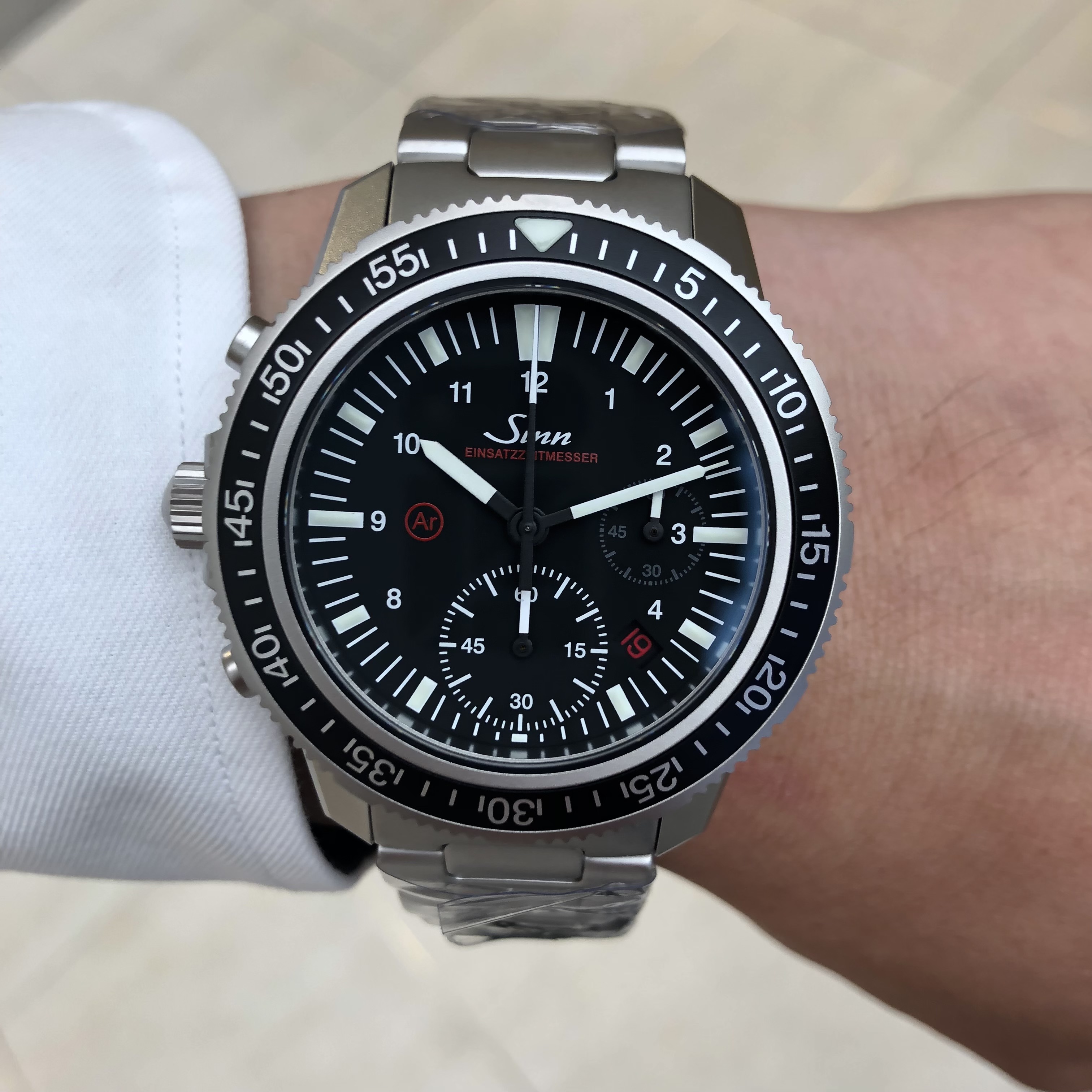 [Sinn (ジン)正規取り扱い商品]<br />
<br />
EZM13<br />
<br />
Ref.EZM13<br />
<br />
¥517,000 (税込)<br />
<br />
生産終了発表モデル、<br />
<br />
ジンEZM13<br />
<br />
在庫ございます。<br />
<br />
EZM13は、<br />
<br />
プロフェッショナル・ダイビングのために<br />
<br />
デザインされた機械式腕時計です。<br />
<br />
ダイビングの際には視認性が重要な役割を果たすため、<br />
<br />
EZM13には信頼性の高いSinnキャリバーSZ02ムーブメントを搭載しています。<br />
<br />
SZ02の特筆すべき点は、60分積算計です。<br />
<br />
通常の30分積算計に比べ、<br />
<br />
ゼロから60までの分計測の読み取りが容易で、<br />
<br />
6時位置に独立して大きくレイアウトされているため、<br />
<br />
抜群の視認性を誇ります。<br />
<br />
もうひとつの特徴は逆位置に配置されたリューズとプッシュピースです。<br />
<br />
これは腕の動きを妨げず、<br />
<br />
重火器などにリューズが引っかかることのない、<br />
<br />
ジンがミッションタイマーに採用している安全設計です。<br />
<br />
さらにお馴染みのジン・テクノロジーを満載し、<br />
<br />
プロフェッショナル・ダイバー垂涎の<br />
<br />
信頼性と高いパフォーマンスを保証しています。<br />
<br />
ドイツでは生産が既に完了しており、<br />
<br />
ドイツオーダー不可との事です。<br />
<br />
気になる方はお早めに！！