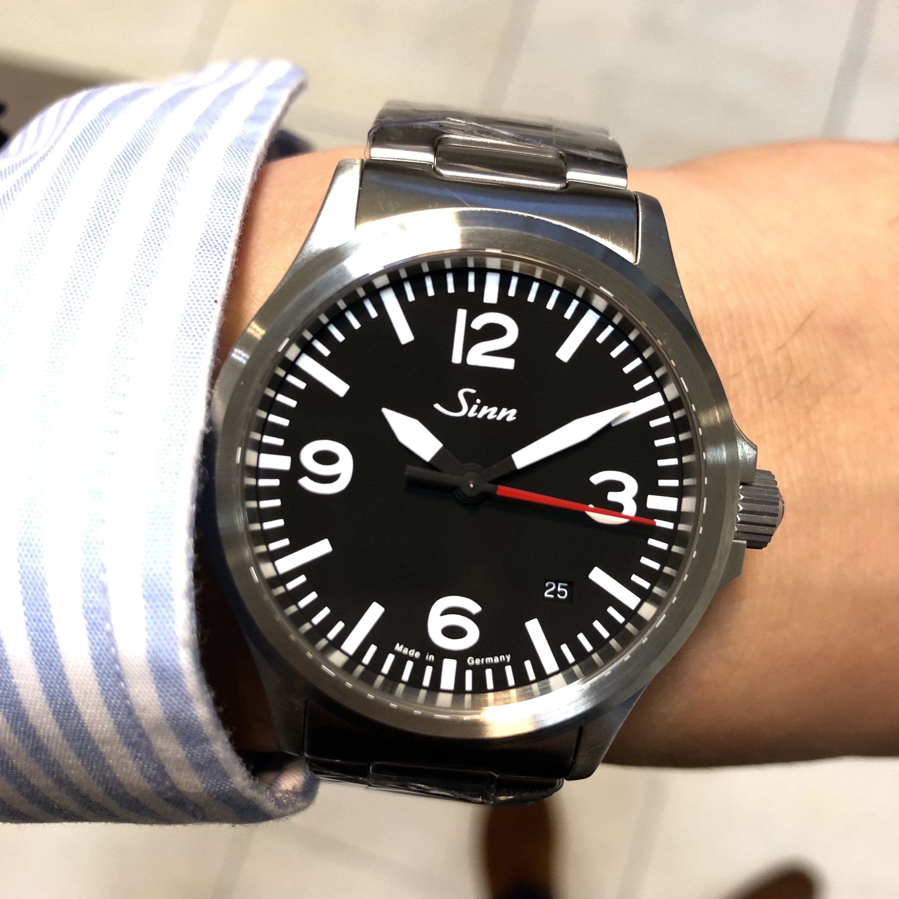 [Sinn (ジン)正規取り扱い商品]<br />
<br />
556.A.RS<br />
<br />
Ref.556.A.RS<br />
<br />
¥242,000 (税込)<br />
<br />
 <br />
<br />
ご好評いただいているジンフェアも今週末までです！<br />
<br />
人気モデルも再入荷しています！！<br />
<br />
ぜひこの機会に手に入れてください！！<br />
<br />
赤針で登場したジンの代表モデルの一つ、556。<br />
<br />
シンプルなデザインですが、<br />
<br />
視認性が大変良く、<br />
<br />
こんなにシンプルなのに、<br />
<br />
200Ｍ防水と<br />
<br />
本当に使うための時計として作られたのが、<br />
<br />
ひしひしと伝わる<br />
<br />
工業の国、ドイツのブランドらしいモデルです！<br />
<br />
定番モデルですが、<br />
<br />
大変人気が高く、<br />
<br />
品薄のモデルです！<br />
<br />
ぜひ店頭でご覧下さい！