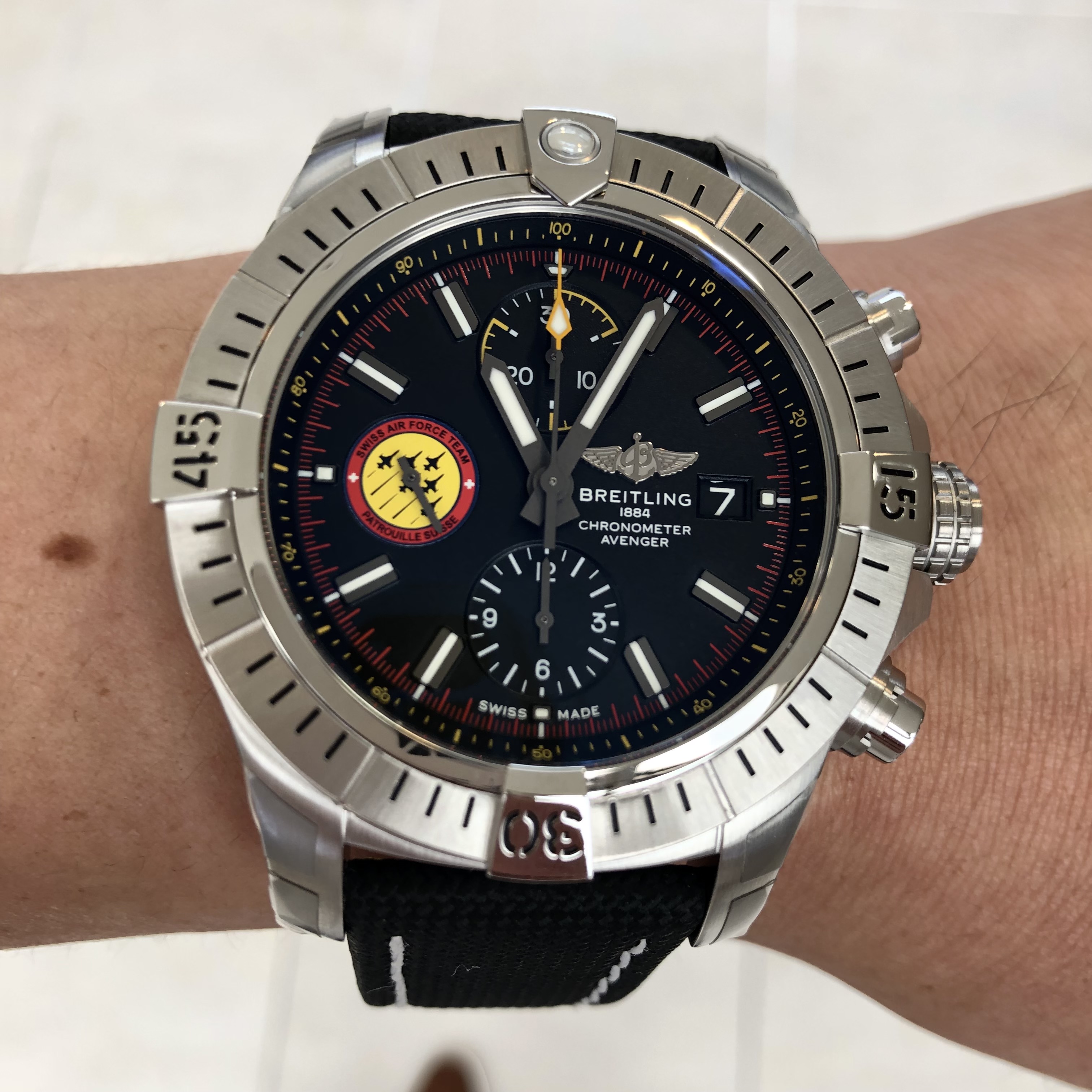 [BREITLING (ブライトリング)正規取り扱い商品]<br />
<br />
【世界限定550本】<br />
<br />
アベンジャー クロノグラフ 45 スイスエアフォースチーム リミテッド エディション<br />
<br />
Ref.A133171A1B1X1<br />
<br />
¥663,300 (税込)<br />
<br />
 <br />
<br />
今週末でオリンピックも終わり、<br />
<br />
次はパラリンピックですね。<br />
<br />
オリンピックの開会式では、<br />
<br />
ブルーインパルスが東京の空を飛びましたが、<br />
<br />
ブルーインパルスといえば、<br />
<br />
ブライトリングではブルーインパルスモデルが、<br />
<br />
定期的にブルーインパルスの節目に発表されています。<br />
<br />
そして、本日ご紹介するのは、<br />
<br />
スイスエアフォースチーム リミテッド エディション<br />
<br />
です。<br />
<br />
ブライトリングの母国である<br />
<br />
スイスのエアフォースチーム結成55周年を記念するモデルで、<br />
<br />
9時位置のスモールセコンドには、<br />
<br />
部隊のエンブレムがデザインされており、<br />
<br />
裏ブタには、<br />
<br />
結成55周年を記念するデザインが刻印されています。<br />
<br />
【世界限定550本】という大変珍しいモデルです！！<br />
<br />
プロに愛されるブランド、それがブライトリングだという事を<br />
<br />
再認識できる大変かっこいいモデルです！！<br />
<br />
気になる方はぜひ店頭でご覧ください！