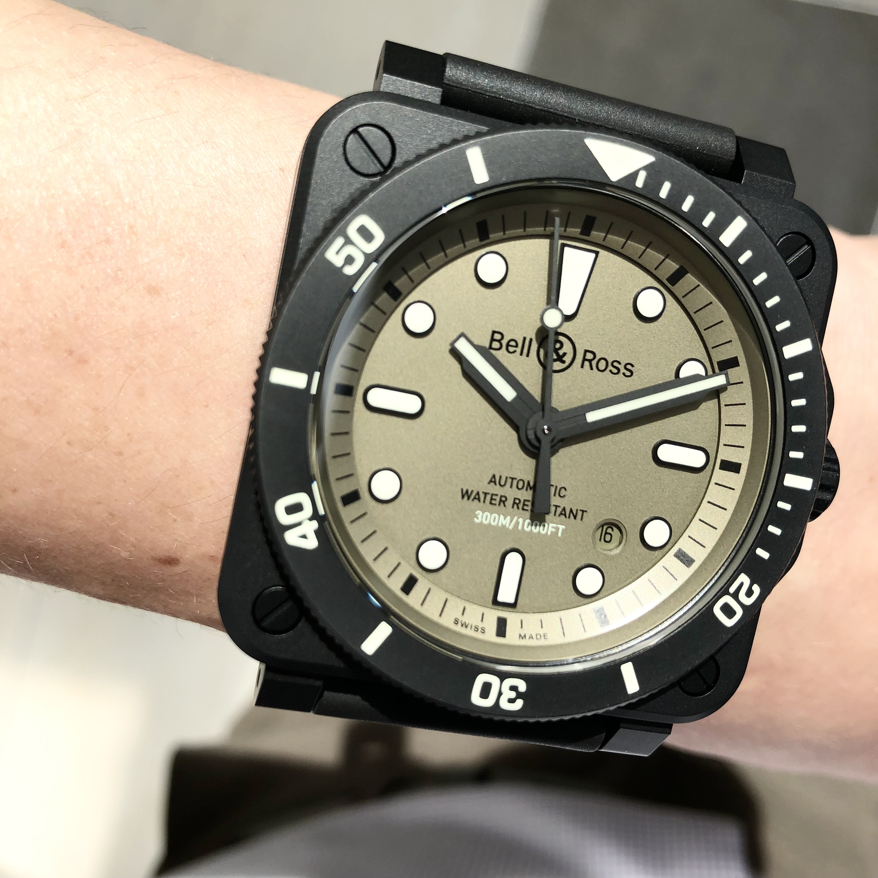 [Bell & Ross (ベル＆ロス)正規取り扱い商品]<br />
<br />
【世界限定999本】<br />
<br />
BR 03-92 DIVER MILITARY<br />
<br />
Ref.BR0392-D-KA-CE/SRB<br />
<br />
¥561,000 (税込)<br />
<br />
Bell & Rossは、<br />
<br />
創設時から海中探索の強固な歴史を築いてきました。<br />
<br />
そして、今、ブランドの根幹であるDNA を反映させた<br />
<br />
ニューモデルでダイバーコレクションを 拡張させ、<br />
<br />
ベル＆ロスの機能的なアプローチを再認識しているのです。<br />
<br />
BR 03-92 DIVER MILITARYのオリーブドラブの文字盤は、<br />
<br />
任務で軍関係者が使用する<br />
<br />
ミリタリーユニフォームのカラーを投影し、<br />
<br />
見事なカモフラ ージュウォッチとなっています。<br />
<br />
このダイバーズウォッチの技術的、機能的な特性は、<br />
<br />
一連のミリタリースペックを反映し、<br />
<br />
国際標準規格ISO6425に規定されている<br />
<br />
要求事項を満たしています。<br />
<br />
そして、BR 03-92 DIVER MILITARYの本質として、<br />
<br />
ベル＆ロスの３つの基本理念<br />
<br />
「防水性」「視認性」「信頼性」も満足させるものとなっています。