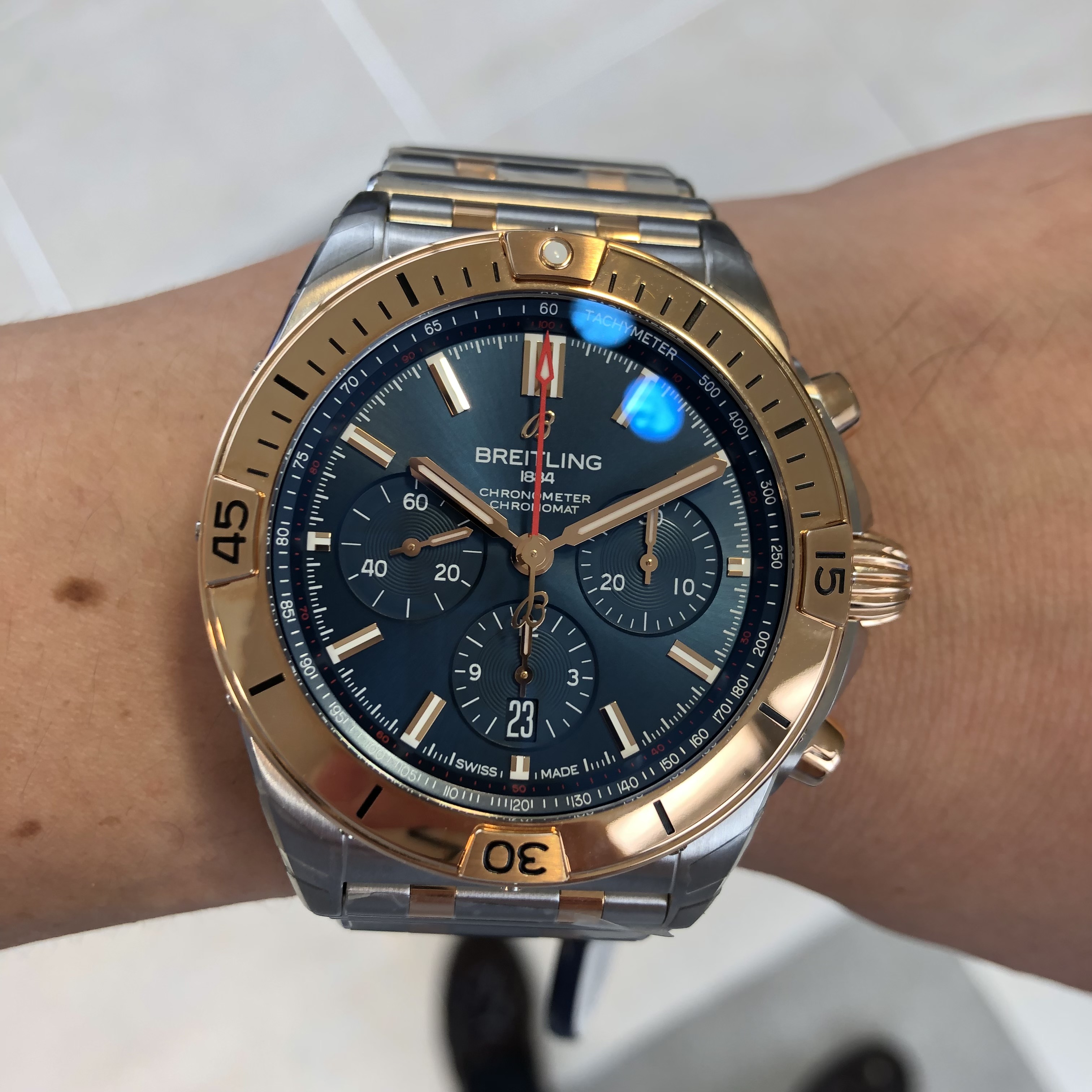 [BREITLING (ブライトリング)正規取り扱い商品]<br />
<br />
クロノマットB01クロノグラフ42<br />
<br />
Ref.UB0134101C1U1<br />
<br />
¥1,441,000 (税込)<br />
<br />
 <br />
<br />
あらゆる要望に応える、ブライトリングの万能モデル<br />
<br />
クロノマットは、ブライトリングの歴史の中で重要な位置を占めるモデルです。<br />
<br />
発表された1984年は、極薄のクォーツ時計が隆盛を極めていた頃でした。<br />
<br />
ブライトリングは極めて印象的な機械式時計で大胆な賭けにでたのです。<br />
<br />
かの有名なイタリア空軍とのコラボレーションで<br />
<br />
1983年に開発・発売されたフレッチェ・トリコローリ・クロノグラフをもとに、<br />
<br />
クロノマットは100年にわたって築き上げてきたブライトリングのスタイルを祝し、<br />
<br />
機械式クロノグラフをブランドの本来の重要な位置へと連れ戻しました。<br />
<br />
こうして、この素晴らしい時計に対する世界的な評価が確立したのです。<br />
<br />
クロノマットには、<br />
<br />
COSC公認クロノメーターのブライトリング自社開発製造キャリバー01<br />
<br />
を搭載し、<br />
<br />
ベゼルやプッシュボタン、リューズ<br />
<br />
ブレスレットに効果的にゴールドを採用し、<br />
<br />
高級感がある中に、<br />
<br />
文字盤のブルーが爽やかなモデルです！<br />
<br />
ぜひ店頭でご覧ください！