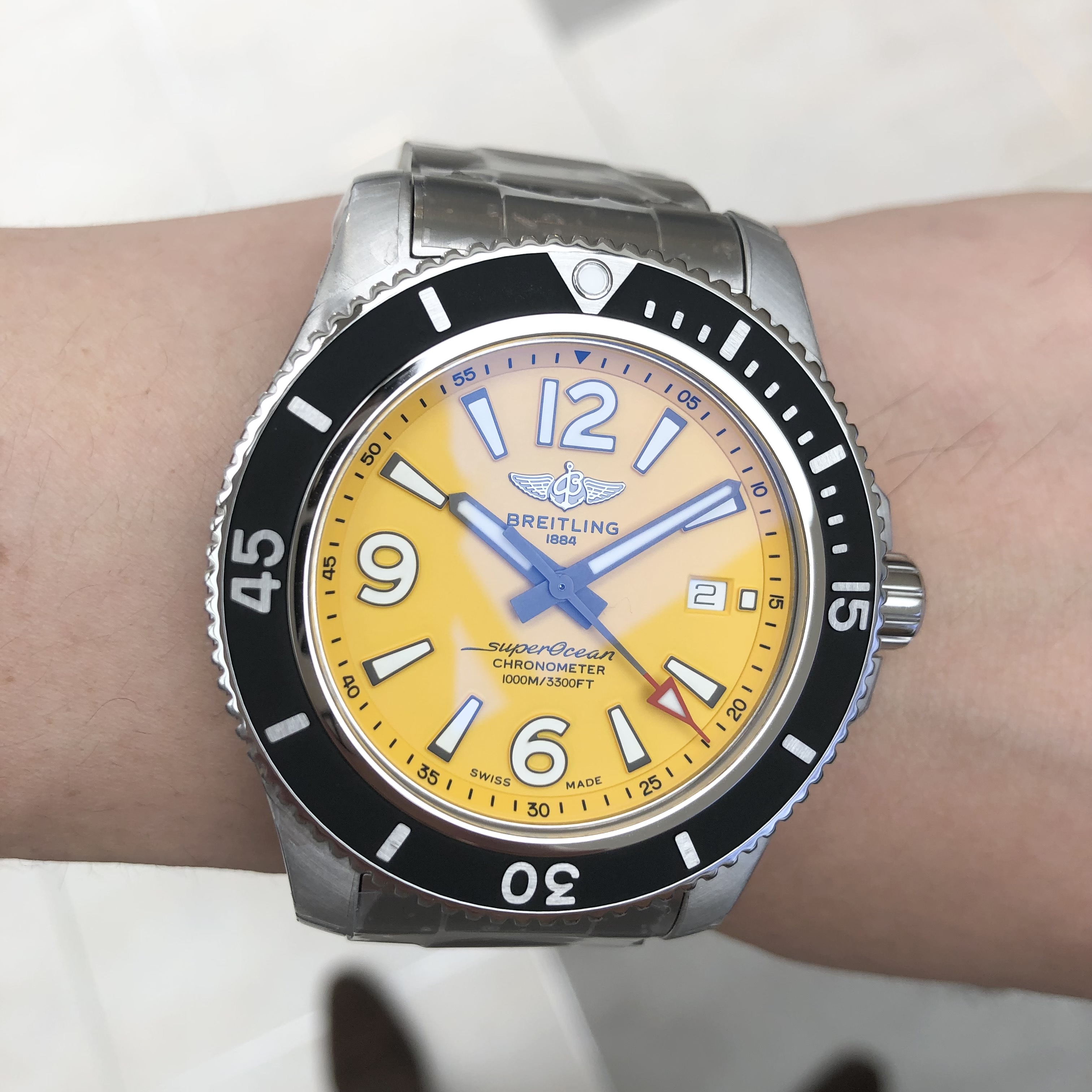 [BREITLING (ブライトリング)正規取り扱い商品]<br />
<br />
スーパーオーシャン オートマチック 44<br />
<br />
Ref.A17367021I1A1<br />
<br />
¥506,000 (税込)<br />
<br />
中々夏だからといって、<br />
<br />
開放的に色々なことをやる！！<br />
<br />
という情勢ではありませんが、<br />
<br />
腕元は、<br />
<br />
夏らしく！！<br />
<br />
楽しげに！<br />
<br />
して頂くのにぴったりなのが、<br />
<br />
この<br />
<br />
ブライトリング<br />
<br />
スーパーオーシャン オートマチック 44<br />
<br />
です。<br />
<br />
ブライトリングカラーである、<br />
<br />
イエローを文字盤全体に大胆に配色したモデルです。<br />
<br />
デザイン性が高いのはもちろんですが、<br />
<br />
イエローはエマージェンシーカラーとも呼ばれ、<br />
<br />
極限の状態に陥った時でも、<br />
<br />
人間が瞬時に読み取れる色と言われています。<br />
<br />
存在感もあって、<br />
<br />
実用性も兼ね備えている実力派のダイバーズウォッチです！<br />
<br />
ぜひ店頭でご覧下さい♪