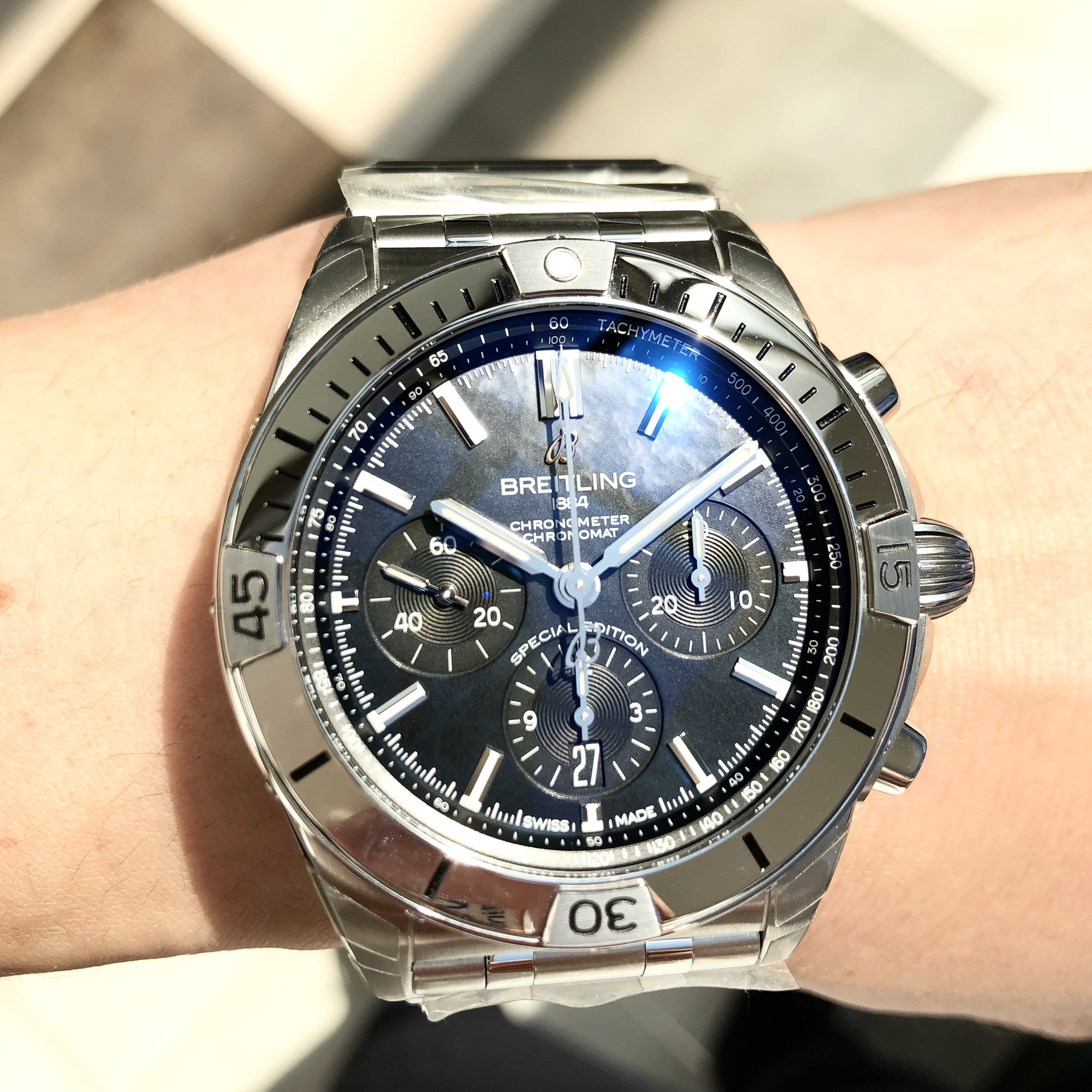 [BREITLING (ブライトリング)正規取り扱い商品]<br />
<br />
クロノマット B01 42 ジャパン エディション<br />
<br />
Ref.AB0134101B3A1<br />
<br />
¥1,166,000 (税込)<br />
<br />
なんと美しいブライトリングなのでしょう。<br />
<br />
元々プロのための計器として、<br />
<br />
モノ作りを行っているブライトリング。<br />
<br />
製品の全ては、<br />
<br />
機能美という美しさを纏っています。<br />
<br />
その機能美に加えて、<br />
<br />
ブラックマザーオブパールという<br />
<br />
装飾美まで手に入れた<br />
<br />
大変美しいモデルです。<br />
<br />
男性、女性関わらず、<br />
<br />
その美しさで魅了するモデルです。<br />
<br />
ぜひ店頭でご覧ください。