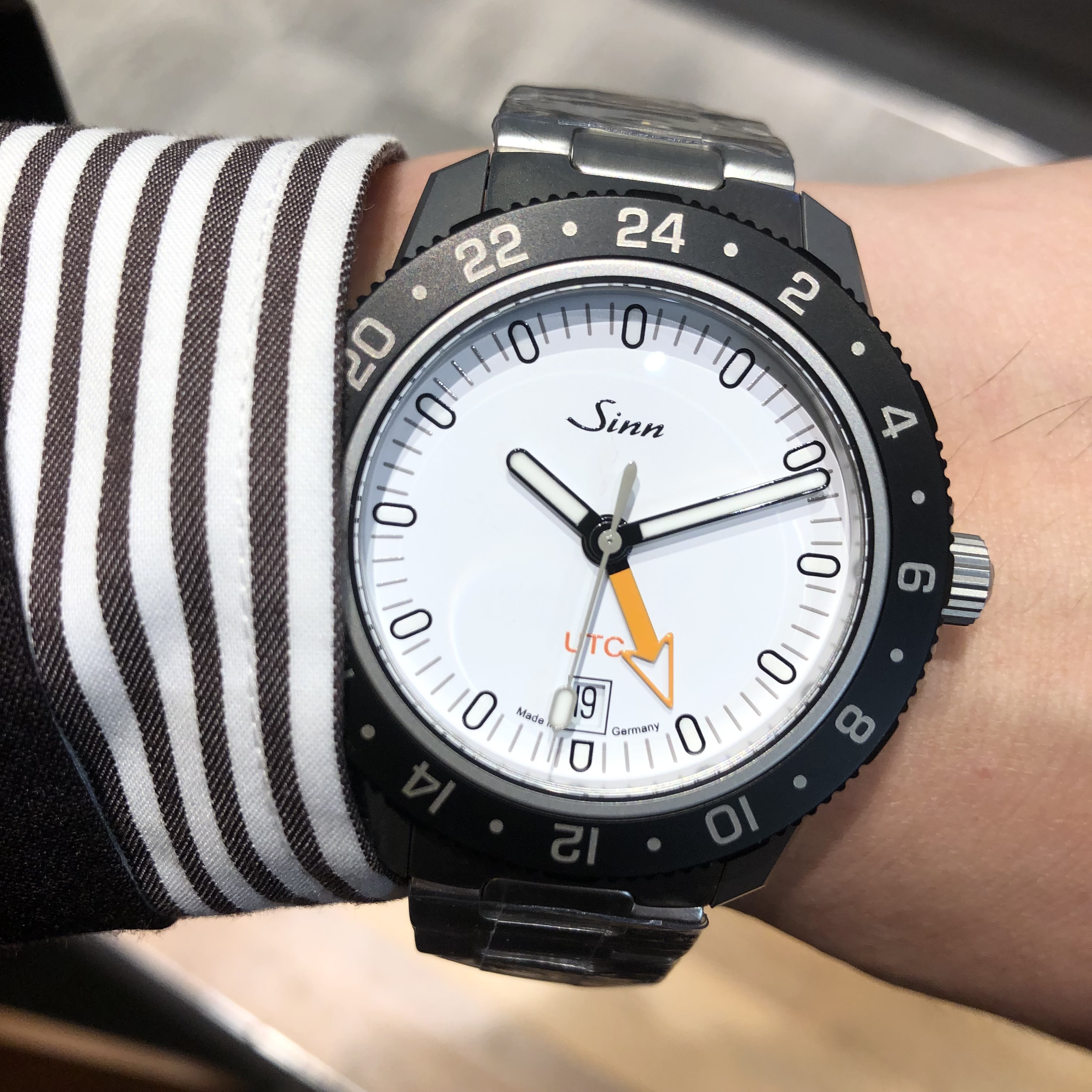 [Sinn (ジン)正規取り扱い商品]<br />
<br />
105.ST.SA.UTC.W<br />
<br />
Ref.105.ST.SA.UTC.W<br />
<br />
¥352,000 (税込)<br />
<br />
シンプルなデザインに、<br />
<br />
オレンジのUTC針が特徴的なモデルです。<br />
<br />
モデル名の105<br />
<br />
という所からも、<br />
<br />
ジンの伝統的なパイロットウォッチの103。<br />
<br />
そして、<br />
<br />
103をベースによりシンプルに仕上げた104。<br />
<br />
の流れを汲んでいるモデルという事が分かります。<br />
<br />
パイロットや、<br />
<br />
海外の時間帯、UTCの時間帯を<br />
<br />
素早く、<br />
<br />
または常に知っていたいという方のために<br />
<br />
製造されたジンらしく<br />
<br />
道具として素晴らしいモデルです。<br />
<br />
ぜひ店頭でご覧ください。<br />
<br />
 