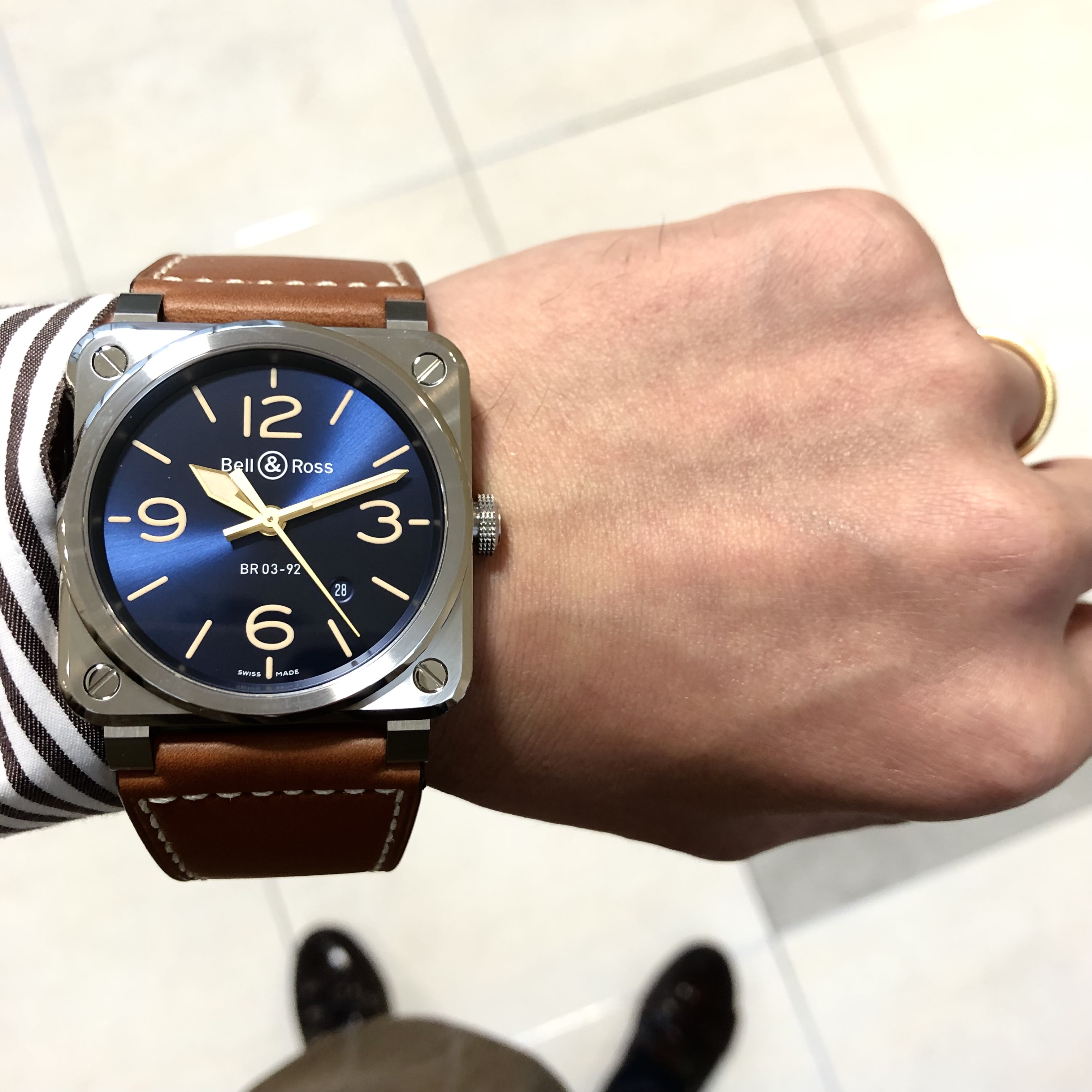 [Bell & Ross (ベル＆ロス)正規取り扱い商品]<br />
<br />
【日本ではA.M.Iでのみの販売】<br />
<br />
BR0392ブルーヘリテージ<br />
<br />
Ref.BR0392-BUHE-ST/SCA<br />
<br />
¥407,000 (税込)<br />
<br />
 <br />
<br />
日本ではA.M.Iでのみの販売の<br />
<br />
[Bell & Ross (ベル＆ロス)]<br />
<br />
BR0392ブルーヘリテージ。<br />
<br />
世界に120本しか存在せず、<br />
<br />
日本ではA.M.Iでのみの取り扱いの<br />
<br />
このBR0392ブルーヘリテージ。<br />
<br />
秋らしくなってきた、<br />
<br />
秋の装いにもぴったりなゴールド、ブラウン、ブルー<br />
<br />
を使用した特別なモデルです！<br />
<br />
 <br />
<br />
秋空のように美しいブルーの文字盤は、<br />
<br />
ファッションのアクセントにもなってくれます。<br />
<br />
 <br />
<br />
ベル＆ロスの代表モデルであるBR03で、<br />
<br />
ベル＆ロスらしさを味わいながら、<br />
<br />
なかなか手に入らないという特別感も同時に味わっていただける<br />
<br />
素晴らしい1本です！<br />
<br />
ぜひ店頭でご覧ください！