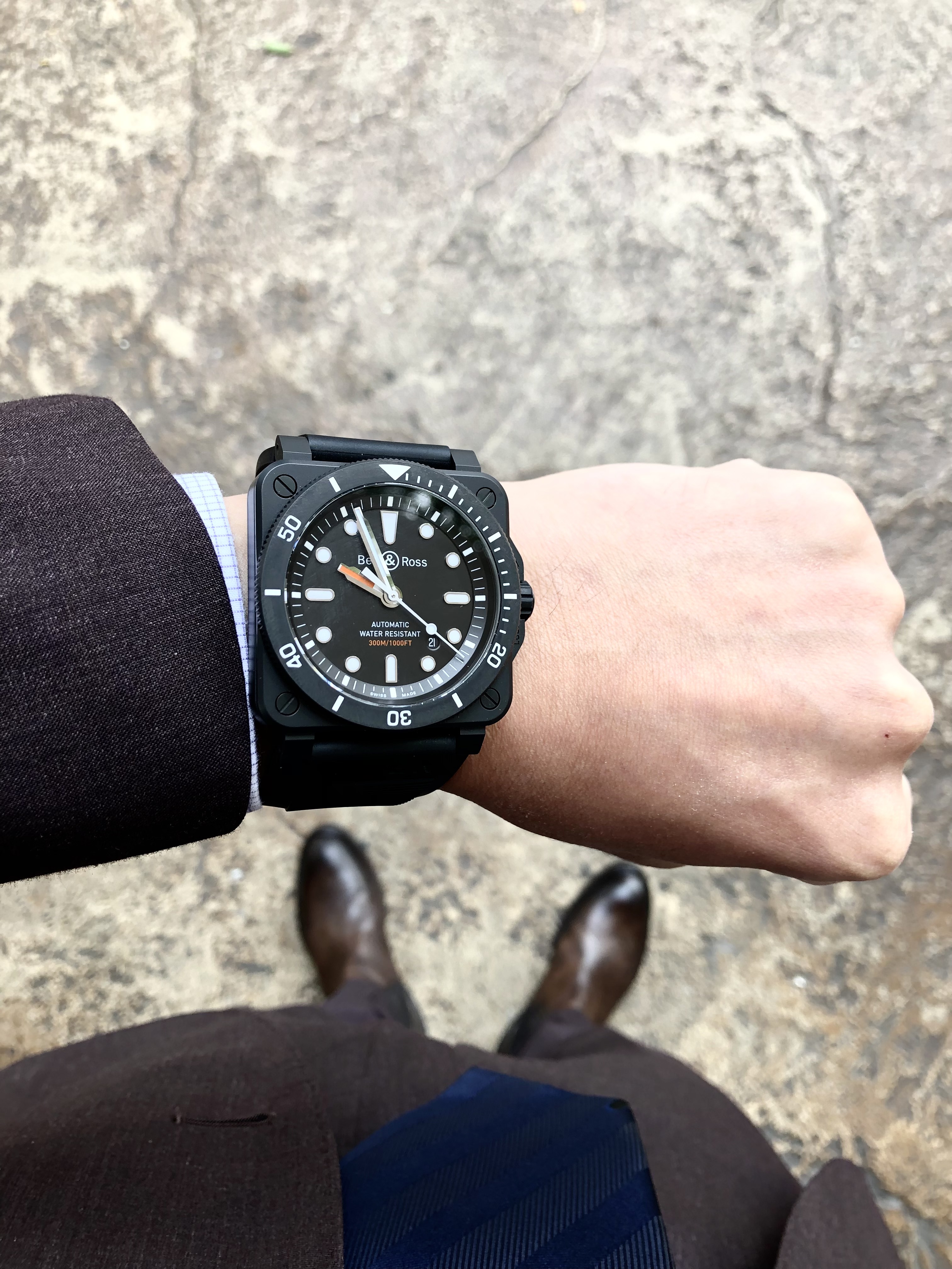 Bell & Ross (ベル＆ロス)正規取り扱い商品]<br />
<br />
BR03-92DIVER BLACK MATT<br />
<br />
Ref.BR0392-D-BL-CE/SRB<br />
<br />
¥539,000 (税込)<br />
<br />
 <br />
<br />
オールブラックのセラミックケースが、<br />
<br />
ベル＆ロスらしい<br />
<br />
BR03-92DIVER BLACK MATT。<br />
<br />
すごくフォーマルな際には、<br />
<br />
難しいかもしれませんが、<br />
<br />
お洒落にスーツスタイル、<br />
<br />
ビジネススタイルを楽しんで頂くには、<br />
<br />
相性が良いと思います。<br />
<br />
しかも、<br />
<br />
ダイバーズウォッチの規格である<br />
<br />
ISO6425もしっかりとクリアをしている。<br />
<br />
デザインだけではない、<br />
<br />
本格的なダイバーズウォッチです。<br />
<br />
ぜひオンオフ問わず、<br />
<br />
頼りになる相棒としてお選びください！<br />
<br />
みなさまのご来店心よりお待ちしております。