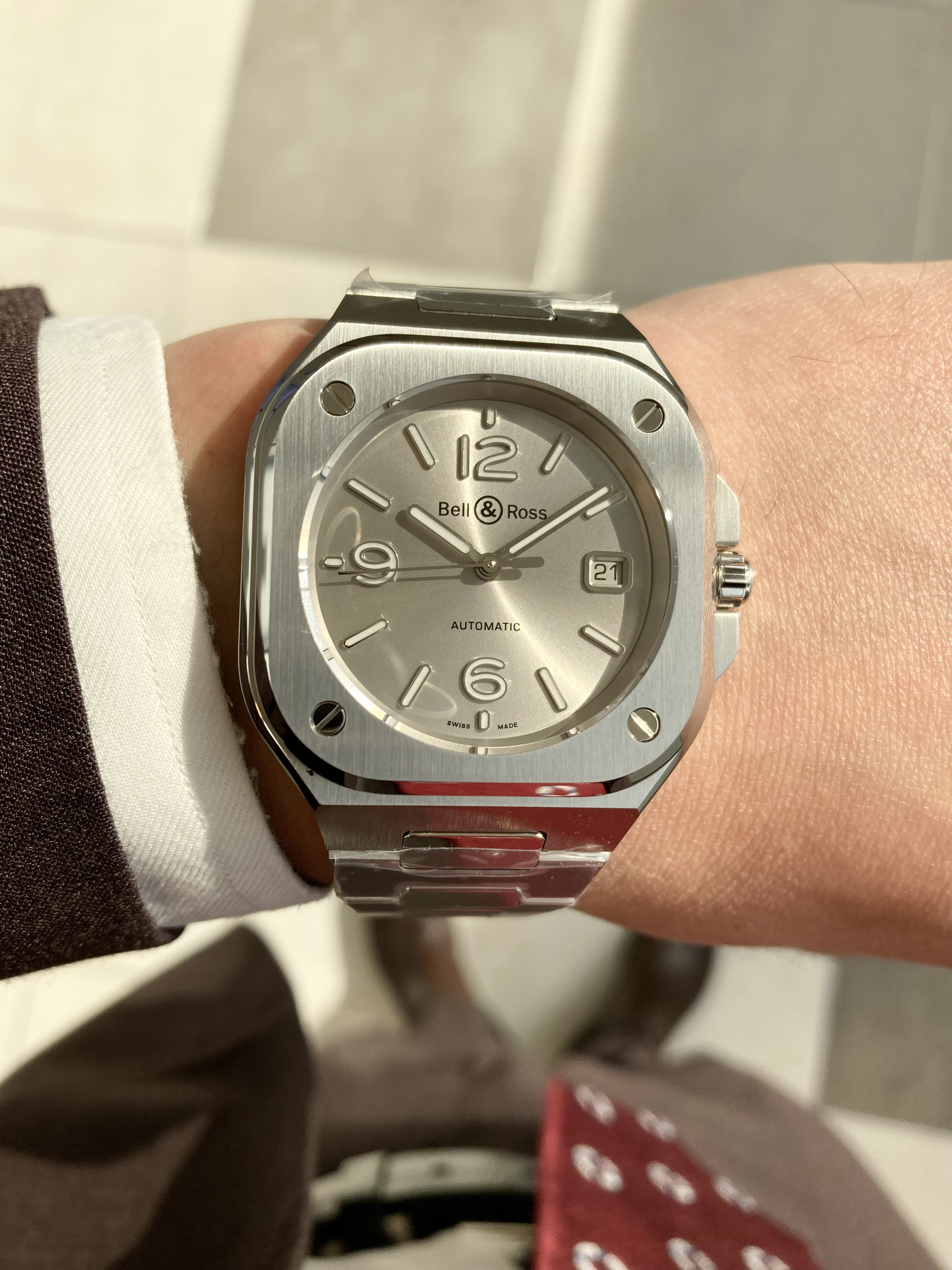 [Bell & Ross (ベル＆ロス)正規取り扱い商品]<br />
<br />
BR05A GRAY STEEL<br />
<br />
Ref.BR05A-GR-ST/SST<br />
<br />
¥605,000 (税込)<br />
<br />
よりビジネス向きにベル＆ロスBR05を使用するなら<br />
<br />
おすすめはグレー文字盤です。<br />
<br />
ケースやブレスレットと<br />
<br />
統一されたカラーの雰囲気は、<br />
<br />
ドレスウォッチとして、<br />
<br />
絶対的な人気を誇る<br />
<br />
グランドセイコーも<br />
<br />
髣髴とさせるシックな雰囲気です。<br />
<br />
そのシックさと、<br />
<br />
ラグジュアリースポーツの雰囲気や、<br />
<br />
ベル&ロスらしいデザイン性の高さの融合が<br />
<br />
素晴らしいモデルです。<br />
<br />
ぜひ店頭でご覧ください！