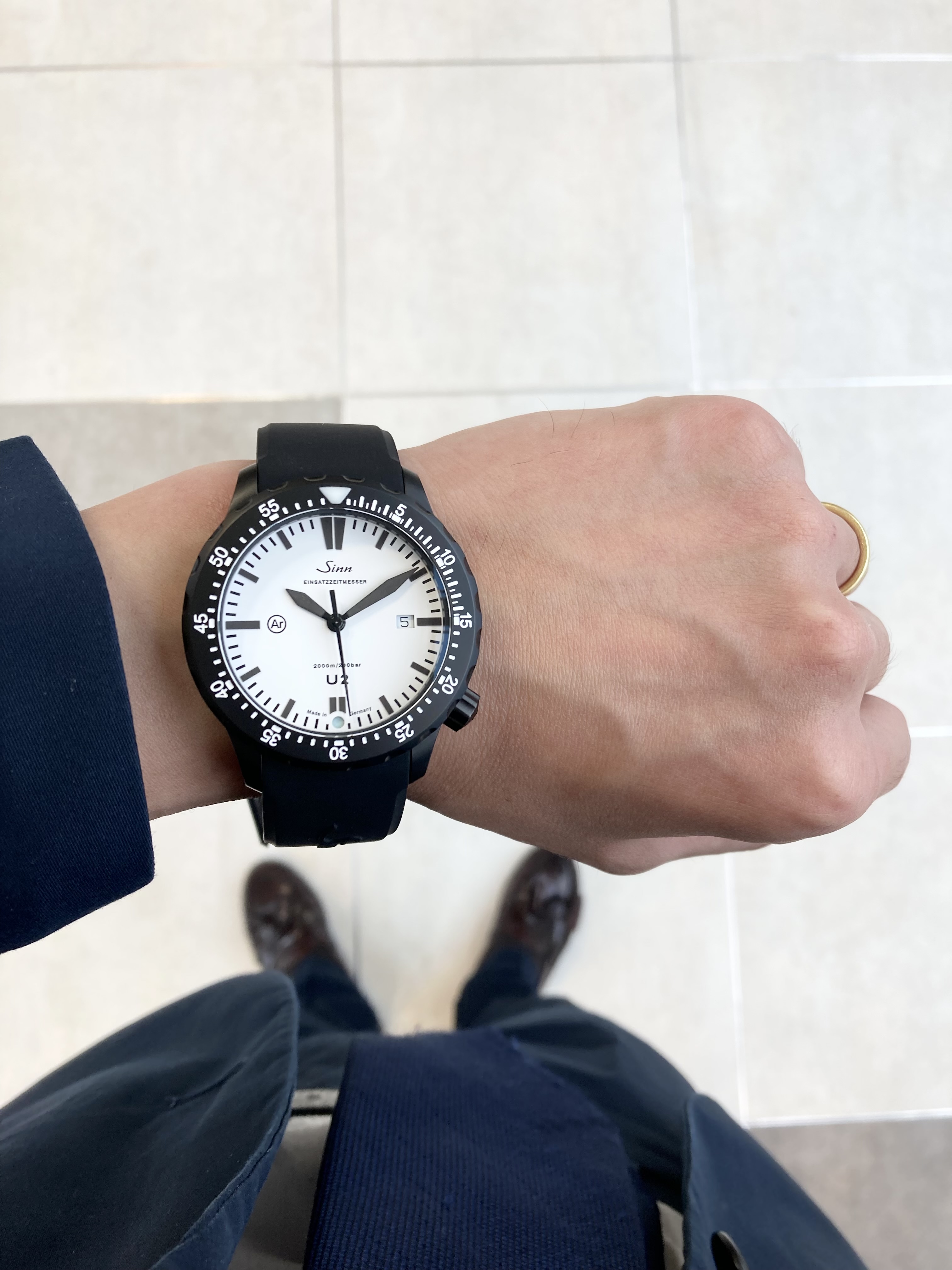 [Sinn (ジン)正規取り扱い商品]<br />
<br />
U2.W<br />
<br />
【日本限定50本】<br />
<br />
Ref.U2.W（EZM5）<br />
<br />
¥605,000 (税込)<br />
<br />
レギュラーモデルのU2から第二時間帯表示を外し、<br />
<br />
時・分・秒表示のみの基本スタイルと<br />
<br />
ジンの機械式ダイバーズウォッチで最高の2,000mという防水性能を兼ね備えた、<br />
<br />
機能性に優れたタイムピースです。<br />
<br />
通常のU2とは異なるホワイトダイヤルを備えた<br />
<br />
U2.Wは日米限定150本のモデルで、日本では50本の限定です。<br />
<br />
防水性能については、欧州潜水器具規格EN250とEN14143に基づき、<br />
<br />
世界最大級の船級協会・認証機関DNV GLのテストを受け、<br />
<br />
2,000mという高い防水性を認証されています。<br />
<br />
時計内部を除湿するArドライテクノロジーの主な要素となるドライカプセルは、<br />
<br />
レギュラーモデルのU2同様に1個をダイヤルの6時位置に、<br />
<br />
2個をムーブメント内部に装着しています。<br />
<br />
このテクノロジーにより突然の急激な温度変化にも<br />
<br />
サファイアクリスタルの風防が曇ることがありません。<br />
<br />
さらに特殊結合方式で固定された回転ベゼルや<br />
<br />
特殊オイル66-228の使用による－45℃から＋80℃までの精度保証、<br />
<br />
手の甲に当たらないよう4時位置に配置したリューズなど、<br />
<br />
考え抜かれた独創的なスペックと、<br />
<br />
ブラックにホワイトダイヤルというスタイリッシュなデザインが融合した、<br />
<br />
プロフェッショナルダイバーズウォッチです。<br />
<br />
文字盤のジンのロゴの下には、<br />
<br />
誇らしげに、<br />
<br />
出撃用計測機器を意味する<br />
<br />
EZM（アインザッツ・ツァイト・メッサー）の表記があります。<br />
<br />
アインザッツは、危険をおかす出撃･出動を意味し、<br />
<br />
ツァイトは時刻、メッサーは計測機器を意味します。<br />
<br />
ぜひ店頭でご覧ください！