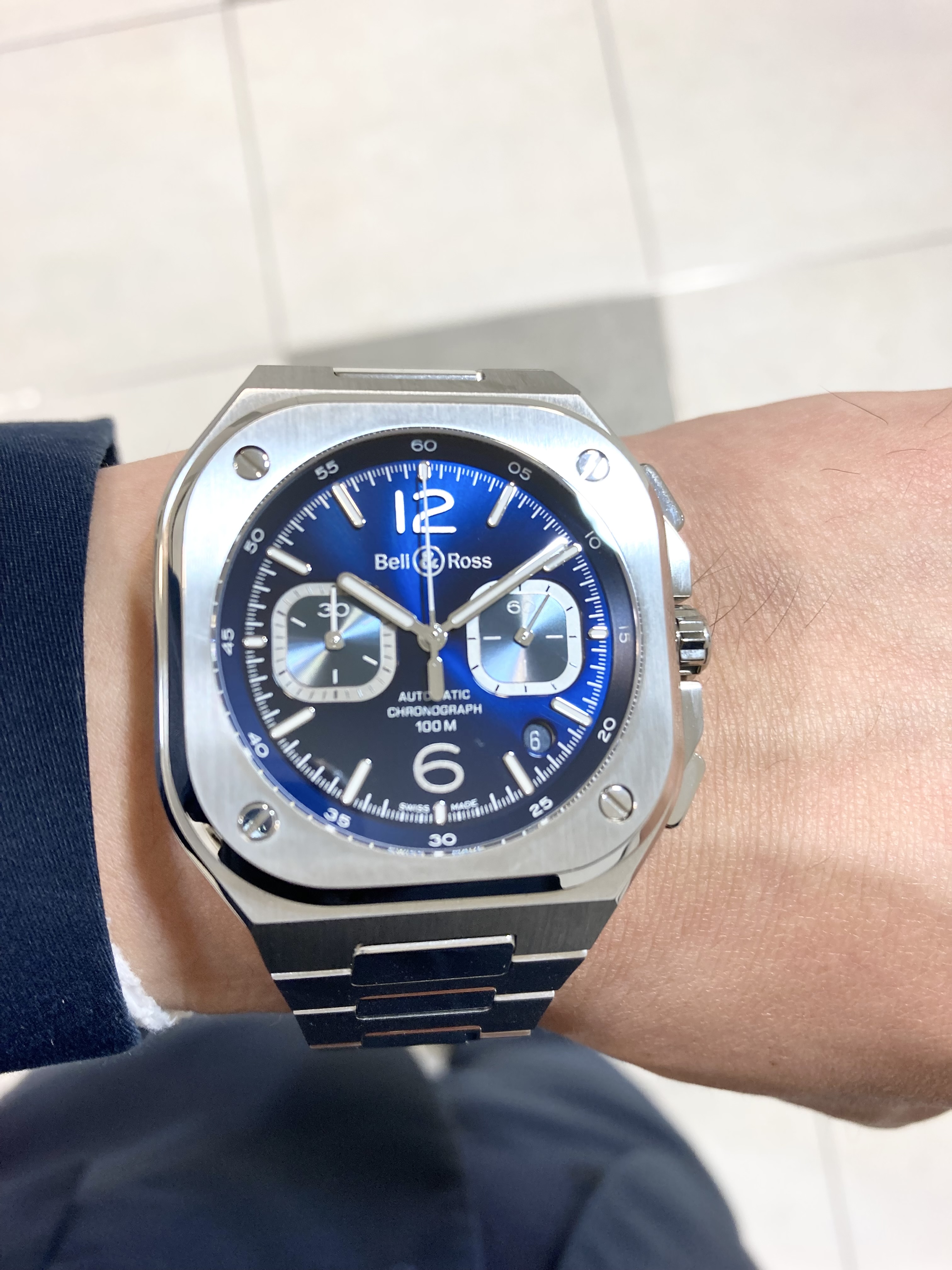 Bell & Ross (ベル＆ロス)正規取り扱い商品]<br />
<br />
BR 05 CHRONO BLUE STEEL<br />
<br />
Ref.BR05C-BU-ST/SST<br />
<br />
¥803,000 (税込)<br />
<br />
ブルーが大変美しく、<br />
<br />
ビジネスでも使用できる爽やかなベル＆ロスが<br />
<br />
このBR 05 CHRONO BLUE STEELです！<br />
<br />
存在感もベル＆ロスらしく、<br />
<br />
しっかりとありながらも、<br />
<br />
気品もしっかりとあるモデルです！<br />
<br />
ラグジュアリースポーツの良さである、<br />
<br />
美しさとスポーティーさに加え、<br />
<br />
クロノグラフ搭載でメカニックな愉しさもあるモデルです！<br />
<br />
ぜひ店頭でご覧ください！