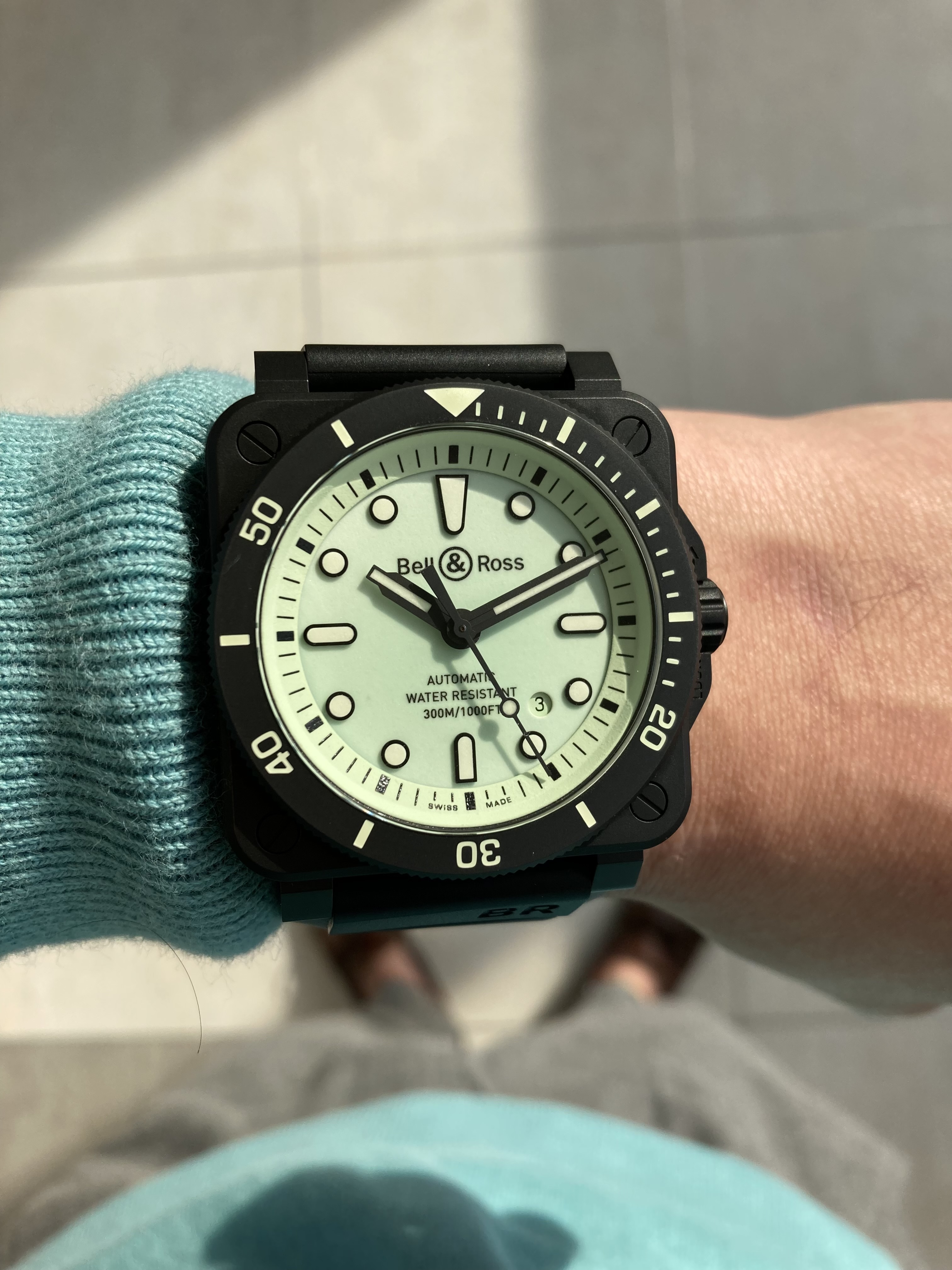 [Bell & Ross (ベル＆ロス)正規取り扱い商品]<br />
<br />
【世界限定999本】<br />
<br />
BR 03-92 DIVER FULL LUM<br />
<br />
Ref.BR0392-D-C5-CE/SRB<br />
<br />
¥605,000 (税込)<br />
<br />
一般的なダイバーズウォッチは、<br />
<br />
黒文字盤に、はっきりとした夜光塗料が使用されていることが<br />
<br />
一般的ですが、<br />
<br />
このBR 03-92 DIVER FULL LUMは、<br />
<br />
逆説的ともいえるコントラストを利用して、<br />
<br />
Bell & Ross の得意なラム・コンセプトを<br />
<br />
ダイビング・コレクションに取り入れ、<br />
<br />
これまでの昼夜の視認性の定義を覆したモデルです。<br />
<br />
BR03-92 DIVER FULL LUM では異なる色合いの夜行塗料を採用しました。<br />
<br />
メタル製の文字盤にはグリーンのスーパールミノバ® C5 を<br />
<br />
一面にコーティングする一方、<br />
<br />
メタル製アプライドインデックスとベゼルの数字には<br />
<br />
グリーンのスーパールミノバ® C3 を注入しています。<br />
<br />
この極めて発光性の強いグリーンの光は<br />
<br />
非常に長い持続性を闇で保ち、<br />
<br />
完全な暗闇でも持続性ある視認性を発揮します。<br />
<br />
最も強く、持続力の高い革新的な光のおかげで、<br />
<br />
25㎝ 離れた暗闇の中でも判読可能でなくてはならない時間表示は、<br />
<br />
グリーンの文字盤にグリーンの表示というコントラストで描き出されるのです。<br />
<br />
スポーティーで、<br />
<br />
ファッショナブルなベル＆ロスらしいダイバーズウォッチです！<br />
<br />
ぜひ店頭でご覧ください！